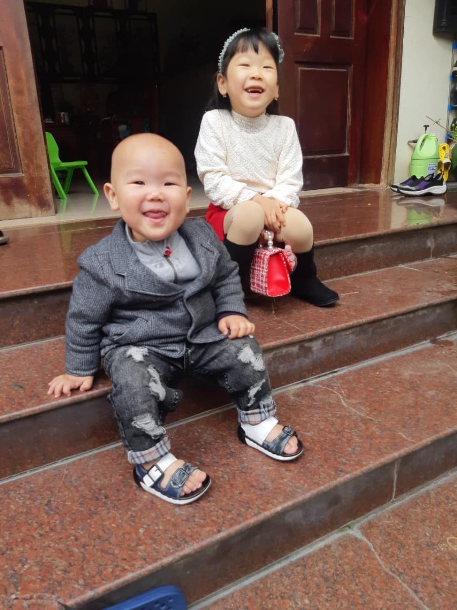 Chào mọi ng hiện tại m là bà mẹ của 3 nhóc.. Ở đây có mẹ nào đã từng trải qua cảm giác bà nội ck gọi là con cá rô đực vì lấy ck 3,5 năm mới đẻ dc k???😂Sau đây m xin phép kể hành trình đầy gian nan khi các con đến với m,và cả hành trình nuôi con đầy gian khổ của m nữa..🥲🥲
 M lấy ck năm 2013 sau khi hỏng thai 4lan m đã khám và chữa chạy khắp nơi từ tây y đến đông y,khám tất cả các bv lớn nhỏ.Từ trưởng khoa đến các giáo sư ai mách bsi nào giỏi,ai bảo ở đâu tốt m đều đến.Nhưng kq là cả 2 vk ck m đều bt k tìm ra nguyên nhân tại sao cứ có bầu là lại bị lưu😞Đến năm 2015 m quyết định đi bơm tt vào buồng tc ở pstw nhưng kq vẫn là con số 0 tròn chĩnh☹️Cuối cùng m tìm đến tâm linh ai mách ở đâu cầu con linh nhiệm m đều đi,mỗi lần đi về là nhà ck m lại thay đổi hướng giường hướng tủ để thay đổi phong thủy.Nhưng kq vẫn vậy đến đầu năm 2016 sau khi trải qua khoảng tg khá dài,với bnhieu điều đàm tiếu rằng(con này vô sinh,thằng này tt yếu,con này ăn lắm béo xí ra k đẻ nổi)mỗi lần ra đường là bnhieu lời xì sào nhòm ngó😣Đến ng trong nhà là bà nội ck m còn chỉ mặt mẹ ck m bảo là "Mày mua con cá rô đực về để thờ ak" Thật sự nghe đc câu đấy ng m như chết lặng,nó tủi thân 1 cách ghê gớm😩😩.K ai chịu hiểu rằng m chửa rất nhiều lần và đều bị lưu😭😭Chứ đâu phải k chửa bjo đâu!!Đúng là cái cảm giác khó tả các mẹ ạ😕Đến giữa năm 2016 2 vc quyết định k khám chữa hay thuốc thang j nữa,1 phần vì nản,1 phần vì tiền cũng đã cạn kiệt sau ngần đấy năm chữa chạy.Khi đi khám gặp nhau mn thường nói vui với nhau rằng đây là bệnh con nhà giàu😅vì đây là bệnh tiêu tốn tiền của 1 cách khủng khiếp ý mn ạ...Sau đó 2vc quyết định gom hết số tiền còn lại+thêm vay mượn để kinh doanh.Vì k thể cứ ở nhà mà đi chữa đẻ mãi đc,đến lúc con thì chưa thấy mà tiền đã k còn.Lúc đó 2 vc m đã thuê đc 1c cửa hàng nhỏ để kd quần áo,có gác xét và nhà vs có thể ở lại đc..Mọi việc khá thuận lợi nên cả 2 tâm lý khá thoải mái,k còn phải suy nghĩ nhiều nữa😊Và chuyện gì đến nó cũng đến cm ạ.Mở đc khoảng 3thang thì e có bầu lúc đó đúng vào mùa đá bóng,2vc bán hàng xong thức xuyên đêm để xem nào là cafe,bia và thực sự cả tháng bóng đá đó 2vc qh đc với nhau vài lần😂Sáng hôm đó khi leo từ gác xét xuống m thấy ra chút máu nghĩ là đến tháng nên cũng chẳng để ý j.Đến 2 hsau thì vẫn thấy ra chút máu mà k ra nhiều,m mới nói vơi ck là hay chửa nhỉ😅kiểu nói vui thôi chứ k nghĩ là chửa thậttt đâu vì sau ngần đấy năm mừng hụt nhiều rồi.Sau đấy m mua que thử và lên 2v mờ m còn bảo ck là hay que hỏng nhỉ và mua tiếp 3que để thử vào sáng hsau😂Kq là 2v tiếp và chắc chắn là chửa thật rùi,nhưng do bị lưu nhiều lần nên khi chửa là kèm theo 1 đống sự lo lắng trong đầu..Lúc đó m gọi cho mẹ đẻ m và báo là có bầu bà đã vội vàng bắt về nhà và đi khám xem tn để còn biết mà chữa chạy kịp thời🥲Sau khi 2 mẹ con đèo nhau đi khám thì bs báo thai đc 5w5d chưa có tim thai,lại hồi hộp lại lo lắng và gọi hỏi khắp nơi bsi nào giỏi để khám lại..Và đc 1ng cô chỉ cho bsi vinh ở pshn mà trước cô ấy theo.Khi về m gọi và đặt lịch khám vào sáng hsau,đêm hôm ý là 1 đêm k ngủ lo lắng đủ thứ trong đầu rằng sáng mai sẽ ra sao???Và ngày hsau cũng đến m chuẩn bị từ sớm để đi gặp bsi,sau khi khám và nói hết tiểu sử thai lưu của m thì bsi đã kê cho m thuốc nội tiết uống+ đặt và hẹn sau 1w khám lại...1w trôi qua đấy như dàii 1 thế kỉ cm ạ🥲🥲1 tuần với không khí lo lắng bao trùm trong nhà...Mn thì cố động viên rằng mọi chuyện ks đâu con khoẻ nên đừng quá lo lắng.Nhưng m thì k thể k lo đc,vì m đã phải đau khổ rất nhiều lần khi k giữ đc con rồi😭1w sau cũng đã đến m qua khám và thật sự vỡ oà khi bs thông báo đã có tim thai,m phải hỏi đi hỏi lại vì k tin nổi vào những j m vừa nghe đc😢do m có tiền sử bị lưu nên sau đó bs có kê cho m khá nhiều thuốc,để uống để đặt và để tiêm để giữ thai thai nữa.M phải tiêm mỗi ngày 2 mũi vào bắp đùii tiêm nhiều đến nỗi m k đi nổi vì đau nhức,từ khi đi khám về là m nằm treo chân 1w đi khám lại 1 lần..Mọi thứ khá ổn đến khi 12w bsi đo vtc và thông báo ctc của m tụt quá ngắn nguy cơ sẩy cao và đề nghị khâu cấp cứu luôn😓Sau khi khám m đc đưa sang phòng tiểu phẫu để khâu sống vì m bị kháng thuốc giảm đau😭Cảm giác lúc đó đúng là chết đi sống lại khi từng mũi kim đâm vào m đều cảm nhận đc rất rõ,2 tay bám chặt 2 môi mím đến tím bầm😭😭nó đau đến khủng khiếp...Sau khi nghỉ lại đến chiều tối để theo dõi thì m đc cho về,từ đó đến 35w m nằm treo chân và đều đặn uống+tiêm thuốc nội tiết hằng ngày và 1-2w đi khám 1 lần.Đúng là 1 khoảng tg dài đến đáng sợ😢36w m đc cắt chỉ (cắt chỉ cũng cắt sống luôn😭)và 38w m sinh thường bé đầu tiên nặng 3,6kg...Chuyện khá dài m viết theo cảm xúc nên có hơi lủng củng cm đọc thông cảm cho m nhé😅Các chuyện sau m xin kể chú thích ở từng ảnh nhé vì thật sự nó dàii quá m viết hết ở stt này khéo cm đọc phải kéo đến ngày mai mới hết mất😂Qua đây echỉ muốn chia sẻ hàng trình đầy vất vả gian nan của e thuii... chúc các mẹ có 1 thai kì khoẻ mạnh và bình an