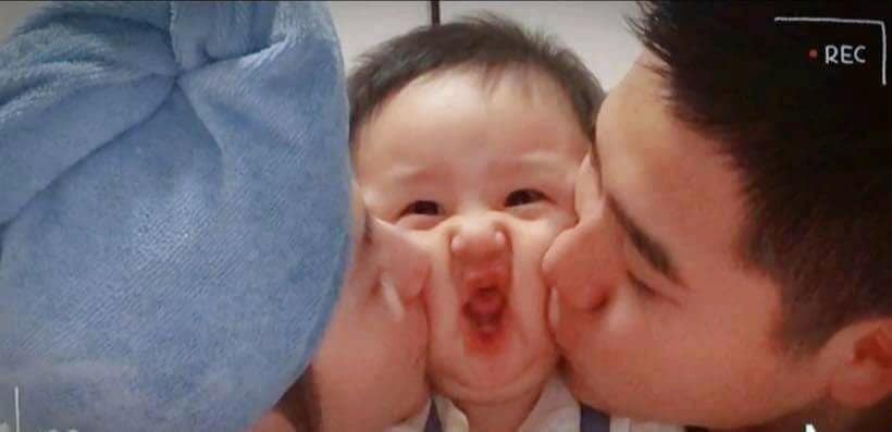 Trend mới nè bố mẹ ơi!!!!

Bố mẹ thử cùng lúc hun con xem con phản ứng thế nào rồi chụp lại khoe cho mọi người cùng biết với nha. Mình cũng đi thử đây, nhìn cưng quá trời cưng luôn hà 😍