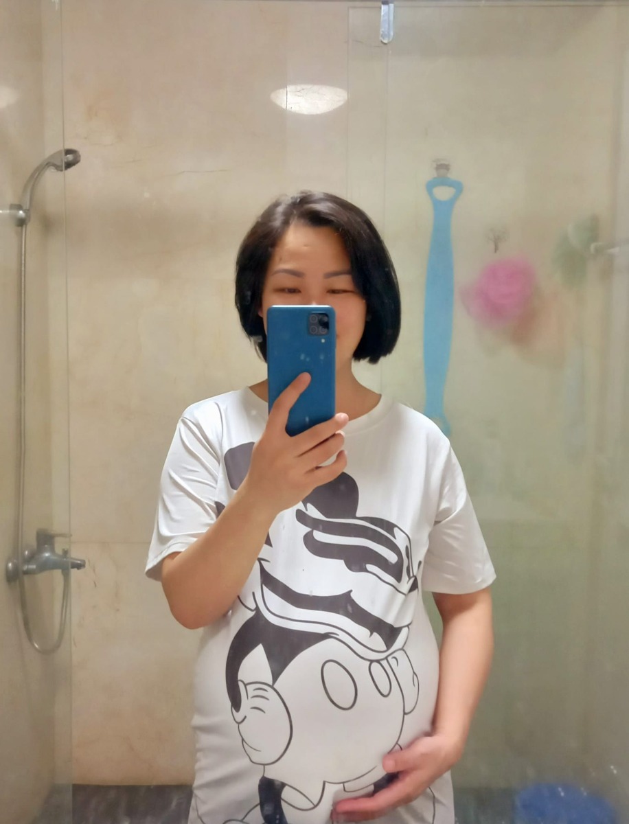 Bầu thuần chay tuần thứ 36 chào buổi sáng cả nhà ạ

Hẻm hiểu sao từ khi ăn chay trường cách đây 4 năm, con bé bầu là em đây ngày càng thuần tính hơn, hẻm hay nóng giận nữa (Trước có thầy xem tướng vừa nhìn em bảo mặt cô này lúc nào cũng như hoa tươi nhưng nóng còn hơn Trương Phi🤣😁)

Lâu mới bầu lại nên em cũng ko nhớ rõ chỉ mang máng là rất mệt, nghén nhiều, người thì bứt dứt, nóng chỉ muốn cà khịa cãi nhau🤣😝😁

Mà hẻm hiểu sao lần này bầu ăn chay lại chẳng thấy nóng gì, "vô tâm" hết sức, lúc nào cũng toe toét😝😁, cũng chẳng nghén gì, cái gì ăn được là ăn. Đi lại nhẹ nhàng như người hẻm bầu, mấy tháng liền còn leo cầu thang nhà 5 tầng lên xuống hàng ngày. Vẫn đứng bếp nấu đồ chay,...

Có lẽ là do nhận được những nguồn năng lượng từ thiên nhiên như rau củ quả, các loại hạt,... Đúng là những gì từ tự nhiên lúc nào cũng là tốt nhất 🥰🥰🥰

Ps: Ăn chay đâu chỉ là hay, ăn chay là để gặp may suốt đời. Ăn chay không phải nửa vời, mà ăn thuần khiết để suốt đời gặp may😁😝😍🥰😄