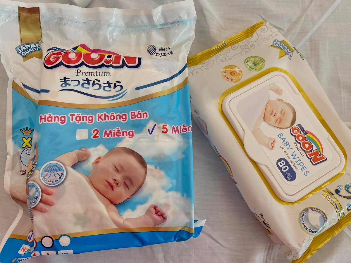 REVIEW ĐI ĐẺ BV VIỆT PHÁP MÙA DỊCH 🤰🏻 

Chào các mẹ ♥️
Sau hơn 1 tháng giờ e mới có thời gian để review lại chuyện đi đẻ mùa dịch của e 😁

1 quá trình đi đẻ cực nhớ đời luôn ạ 😅 E ko giỏi văn lắm nên bài viết có thể hơi lan man nên mong các mẹ thông cảm ạ 😘

✅ E ở Sapa, đăng kí gói sinh mổ ở Việt Pháp lúc 32w. E đặt lịch khám và mổ của bác Thu, e mổ 29/7. E xuống HN trước ngày mổ tầm 3 tuần, vừa tiện đi khám và để nếu có vấn đề gì thì vào viện cho nhanh 😁 
✅ Theo như dự định thì đến tầm 26/7 ck e mới xuống để đưa vk đi mổ. Nhưng đúng đến 23/7 thì HN bắt đầu giãn cách XH. Và e cứ nghĩ sẽ ko làm quá chặt và khó khăn nên e đã ko bảo ck e xuống luôn trước thời điểm ra chỉ thị 😣

Nhưng ko ngờ là lần này HN làm chặt ngay từ ngày đầu tiên, các xe ko thể vào HN dù lí do gì trừ xe luồng xanh, công vụ. Đến lúc đó thực sự lo lắng ko biết làm thế nào để ck e vào HN đưa e đi đẻ. 2 vk ck sốt ruột nghĩ đủ mọi cách, hỏi khắp nơi các đường tránh để vào HN. Cũng gọi điện nhờ viện gửi cho hồ sơ thông tin xác nhận là 29 e mổ để đưa cho ck, khi xuống gặp chốt để giải thích với công an xin được vào HN đưa vk đi mổ. 

Nhưng xong sau nhiều biện pháp thì thấy cái nào cũng rất khó nên đành chấp nhận ck e ko xuống HN để đưa e đi mổ nữa. Mà e sẽ tự đi đẻ 1 mình 😣

✅ Rồi lại phải tính đến chuyện khi e xuất viện thì sẽ về kiểu gì và có về được Sapa hay ko. Vì thời điểm HN bị giãn cách thì tất cả những người từ HN về Lào Cai đều sẽ phải đi cách ly tập trung hết. Người ta có thể ưu tiên cho e là sản phụ về cách ly y tế tại nhà, nhưng tất cả người trong nhà cũng đều sẽ bị cách ly tại nhà theo, và người đưa e về như ck e thì sẽ phải đi cách ly tập trung. Mà nhà e là nhà hàng nên việc về như thế sẽ ảnh hưởng đến quán, phải đóng cửa ko đc bán hàng, vì vậy e quyết định ko về Sapa. 

Lúc đó thì ở Yên Bái làm nhẹ nhàng hơn ( vk ck e là người Yên Bái ), là những người ko phải vùng đỏ của HN về Yên Bái sẽ chỉ phải cách ly y tế tại nhà. Nên vk ck e quyết định về Yên Bái ở nhà mẹ đẻ e, cách ly tại nhà 14 ngày sau đó sẽ lên Sapa sau. 

Ck e phải mang tất cả đồ đạc sử dụng từ Sapa về Yên Bái để chờ đón 3 mẹ con. Và thuê xe cấp cứu ở Yên Bái đến ngày e ra viện đón 3 mẹ con, vì lúc đó chỉ có thuê xe cấp cứu là đi dễ nhất qua các chốt mà ko lằng nhằng các thủ tục. 

✅ Đúng là bsi dặn chiều 28 e qua viện để test covid nhưng vì dịch dã nên e xin bsi sáng sớm 29 e viện test để đỡ phải đi lại nhiều. 
Nên sáng 6h e và e gái ck e ( e gái ck e học dưới HN, vì ck e ko xuống đc nên đưa c đi để có vấn đề gì còn thông báo vs ck e ) đã đến viện để test và chờ kết quả. Đến khi có kết quả thì 2 ce lên tầng 4 khoa sản, lúc đó còn rất sớm nên viện rất vắng. 
Đến ngồi chờ 1 lúc thì 1 cô nữ hộ sinh dẫn e vào phòng đưa đồ dùng cá nhân và dặn tắm rửa sạch sẽ, rồi có y tá đến cắm truyền cho và nằm chờ lúc nào phòng mổ gọi lên thôi.

✅ Chắc đến tầm 8h hơn thì e được đẩy lên phòng mổ. Thấy nhiều mẹ nói phòng mổ của viện đẹp và lạnh lắm mà đẹp thì e công nhận, siêu sạch sẽ. Còn lạnh thì chắc do e ở Sapa nên thấy cũng bình thường ko lạnh lắm 🤣. Các cô y tá cũng hỏi e suốt có lạnh ko mà e ko thấy lạnh gì cả, nhưng vẫn được luồn ống sưởi vào người. Các khâu chuẩn bị trước khi mổ cực kì cẩn thận, e nhìn mãi mà ko thấy bác Thu đâu nên cũng hỏi y tá là bác Thu vẫn mổ cho e chứ ạ 😅. Phải đến khi mọi thứ đc chuẩn bị sẵn sàng thì khi đó bác Thu mới có mặt và ra chào e, lúc đó nghe thấy giọng bác Thu là thấy yên tâm hẳn 😍

✅ Dù có thuốc tê nhưng mọi thao tác e đều cảm nhận rõ ràng và rất nhanh đến 9h05 thì bé nhà e “ oe oe “ 🥰
Y tá đưa bé cho mẹ nhìn rồi đưa đi. Đến đoạn này thì thực sự e vẫn thấy sợ 😂 Vì chắc là bác sĩ ấn ổ bụng để kiểm tra hay như thế nào khiến e cực kì khó chịu, lúc đầu e còn cố chịu nhưng lúc sau thì ko chịu nổi phải bảo bác sĩ dừng lại. Xong e được tiêm thêm thuốc và thở oxy thì dần dần e thiếp đi lúc nào ko hay. Đến khi tỉnh lại mọi thứ gần xong xuôi hết rồi. 😁
Sau đấy e đc đưa đến phòng hậu phẫu để theo dõi và bé nhà e cũng được đưa đến để da kề da vs mẹ ( vì e ko có ck đi cùng nên e xin cho bé da kề da vs mẹ ). 

✅ Sau 2 tiếng thì 2 mẹ con được đẩy về phòng nằm nghỉ. Các cô nữ hộ sinh vào kiểm tra, hỏi thăm liên tục để xem mẹ có đau hay cần gì ko. 9h e rút tiểu và được đưa vào wc để vệ sinh. Đến tầm 11h thì e đã có thể tự đẩy con sang cho các cô trông hộ. 
Đến ngày thứ 3 tháo băng vết mổ là đc đi tắm. Dù đi lại tốt hơn nhưng vẫn có cô nữ hộ sinh vào tắm gội đầu sau đó sấy tóc cho ☺️
Cần bất kì việc gì chỉ cần bấm nút là các cô có mặt rất nhanh 😅 chắc 1 phần vì phòng của e đối diện phòng của các cô (453). Dù ngày hay đêm các cô đều phục vụ cực kì chu đáo.
Đêm thì gửi con cho các cô trông nên mẹ được ngủ 1 mạch đến sáng, sức khoẻ hồi phục nhanh. ( phòng e sát phòng các con nên thường đêm thỉnh thoảng sẽ nghe thấy các con khóc, nên mẹ nào khó ngủ thì ko nên ở phòng này ạ ) 

✅ Nghe mọi người nói là mổ lần 2 sẽ đau hơn rất nhiều, nhất là đau dạ con mà thực sự ngoài việc e thấy đau chỗ 2 bên mạn sườn 1-2 ngày đầu ( chắc do tác động lúc mổ mà bị ấn bụng ) và đau lưng ra thì e ko hề thấy đau vết mổ hay dạ con 1 chút nào cả. Chắc do e hợp thuốc giảm đau của viện 🤣. E có sử dụng giảm đau cơ vuông sau mổ nữa. 

✅ Cơm ở viện thì vừa ngon, mà đa dạng nhiều món để các mẹ lựa chọn. Đầy đủ chất dinh dưỡng chứ ko hề kiêng khem đâu ạ. Đặc biệt các mẹ phải ăn thử món tôm nhé, siêu ngon luôn ý 😉

✅ Phòng ốc cực kì sạch sẽ. Hàng ngày đều đc lau dọn cẩn thận. Chăn ga thay liên tục. Đồ dùng cá nhân cũng đc sắp xếp đầy đủ. 

✅ Đến hôm e xuất viện thì phải test covid lần nữa để về có giấy test qua chốt ở Yên Bái, may nhờ đc cô Lan xong cô nói vs bsi Quyết ( sáng hôm đấy lịch bsi Quyết khám cho e ) chỉ định test covid cho e và bé lớn nhà e. 
Lúc bé lớn nhà e đến viện thì e xuống đón và chờ bé test có kq rồi 2 mẹ con lên phòng, đến khi các thủ tục xuất viện của e xong thì 3 mẹ con xuống sảnh xe cấp cứu đón rồi về thôi ạ. 
3 mẹ con e về đến Yên Bái bình an và cách ly tại nhà đủ 14 ngày sau đó lên Sapa 😍

✅ Vì viện đã có đầy đủ tất cả đồ dùng cho mẹ và bé nên mẹ chỉ cần vác cái bụng bầu đi đẻ thôi nhé 😅.

♥️ Thực sự e muốn gửi lời cảm ơn đến BV Việt Pháp đã cho e 1 trải nghiệm cực kì ưng ý khi sinh mổ tại viện. 
♥️ Cảm ơn bác Thu và ekip mổ đã mổ thành công cho 2 mẹ con e. Dù bác Thu là trưởng khoa, rất bận rộn nhưng cực kì ân cần chu đáo. Trong suốt quá trình khám thai bác đều rất cẩn thận dặn dò tư vấn rất kĩ, vết mổ rất đẹp. Về nhà rồi nhưng bác vẫn nhớ và gửi thêm đơn thuốc cho e. 
♥️ Cảm ơn các cô nữ hộ sinh của khoa sản đã chăm sóc mẹ con tận tình những ngày e nằm viện, dù e cũng ko nhớ đc tên cô nào vì nhiều cô quá 😂
Và cả cô Lan trưởng nữ hộ sinh nữa ạ. Cô cũng rất bận rộn nhưng vẫn tạt qua phòng hỏi thăm, về cô còn tặng thêm đồ, việc gì khó cô cũng bảo yên tâm cô sẽ giúp. Ra viện rồi cô vẫn gọi điện hỏi thăm và dặn dò cần gì cứ gọi cho cô. 😍
♥️♥️ Phải nói là chỉ khi sinh ở Việt Pháp xong thì e cảm thấy cực kì ưng ý với những gì mà e đã kì vọng. Vài năm nữa sinh tiếp e vẫn sẽ lựa chọn Việt Pháp là nơi gửi gắm niềm tin và sức khoẻ của e. 😍

❇️ Về Chi Phí : 
- Gói mổ 32w : 54tr800 ( e đki gói thai sản đc giảm 10% ) 
- 4 lần test covid : 400k/lần - 1tr6
- Phát sinh thêm ngoài gói : ~14tr ( Bé nhà e phải tiêm huyết thanh vgb: 6tr ) 
- Thuốc 2 mẹ con ra viện : 4tr 
Tổng chi phí mổ của e tại viện gần 70tr. E ko có bảo hiểm. Nên mẹ nào có bảo hiểm sẽ đỡ đi đc kha khá tiền ạ 🥰
📌 Các mẹ nào ở tỉnh đang có dự định đi sinh ở Việt Pháp mùa dịch nên thì hãy yên tâm nhé 😍
Các mẹ chỉ cần hỏi kĩ lại ở tỉnh của các mẹ quy định như thế nào về việc từ HN trở về. 
Vì có tỉnh chỉ cần test nhanh, có tỉnh lại PCR. Nhưng quan trọng là có phải đi cách ly tập trung hay ko nữa ạ. 
Còn về việc đi lại để nếu thuận tiện các mẹ của thuê xe cấp cứu như e ý 😂 
Nhưng vì là thai phụ nên có đi xe riêng ra đường hay qua các chốt  cũng ko bị làm khó dễ đâu ạ. Chỉ cần các mẹ cứ mang đầy đủ giấy tờ đi nếu lỡ bị kiểm tra thôi.