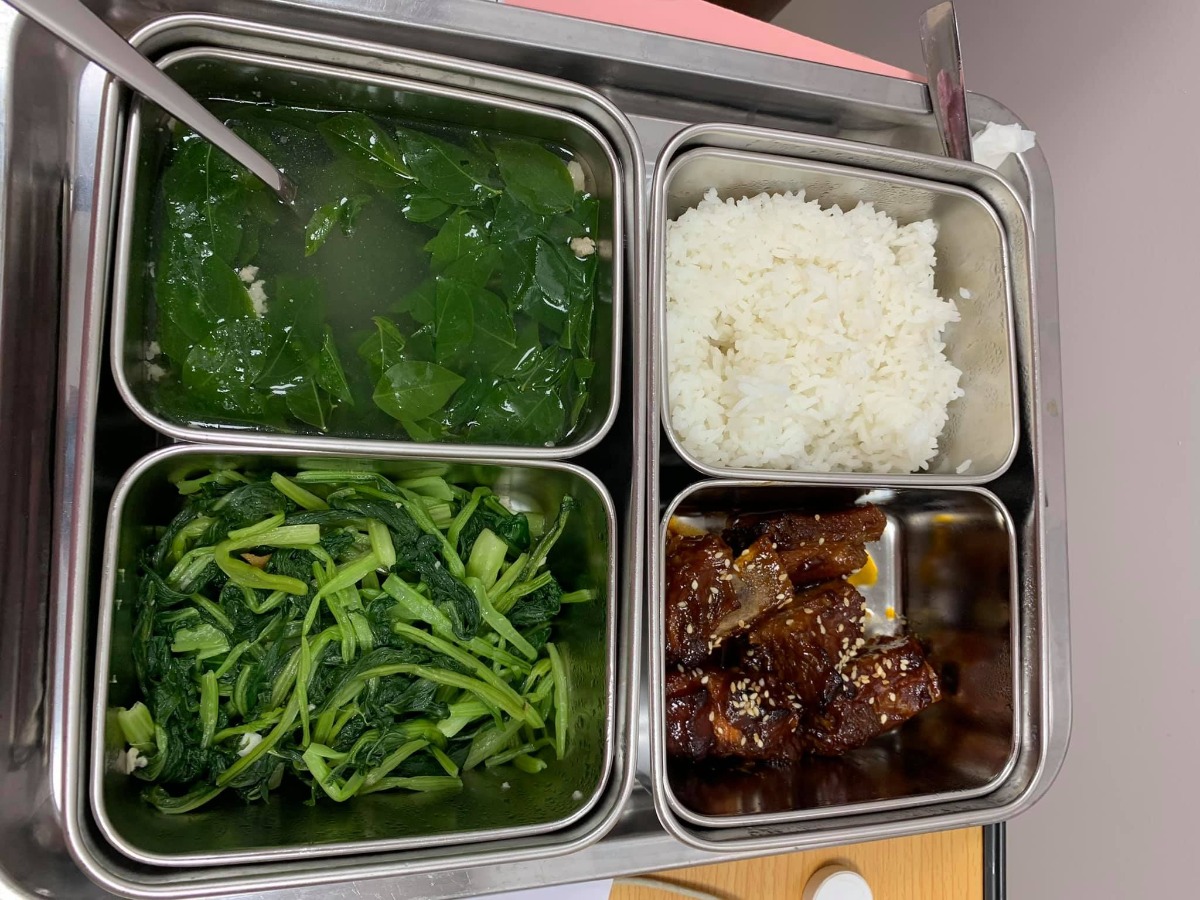 Xin chào các mom, nay mới có t.g viết về 5 ngày 4 đêm ở Hồng Ngọc - PTM ( e ở thêm 1 ngày).
E sinh mổ bé đầu tiên. Cả thai kỳ khoẻ mạnh chưa bao giờ nghĩ sẽ mổ các mom ạ. Đăng ký thai sản từ tuần 36 đợt tháng 6 đc km 15%. Khi khám ở HN thì tuần 38 bs phát hiện ra bất thường. E bị cuống rốn bám mép bánh rau là bệnh lý khá nguy hiểm ở thai nhi. Em theo khám BS Phương và BS Phương mổ cho e luôn. Nói về việc theo khám e k chọn Bs mà đến viện chọn ngẫu nhiên thôi. May mắn sao vào được bác Phương chứ hehe. Bác Phương lần nào thăm khám cũng rất nhẹ nhàng, ân cần. Sau khi phát hiện bất thường bác nhắc e cần phải cẩn thận và giải thích về bệnh lý và trường hợp có thể xảy ra. Hẹn e 3 ngày sau khám lại luôn để chốt đẻ ntn 😂. Bác trực tiếp thăm khám và cùng e đi siêu âm thì TH của e đẻ thường rất nguy hiểm và cần mổ lấy thai. Vì chuyển dạ là có nguy cơ suy thai. Sáng 2/9 khám thì chiều e lên bàn luôn. K thể tin nổi haha, lần đầu mổ nên e rất sợ và bỡ ngỡ, nằm trong phòng sinh khóc thì đc bác Phương và cả ekip động viên, thật ra e k sợ mổ mà e sợ nhất khoản tiêm gây tê vào lưng các mom ạ vì xem nhiều clip đẻ cái kim to như kim lợn vậy. Nhưng các mẹ nào sắp trải qua thì yên tâm nhé chỉ cần làm theo những gì Bs gây mê hướng dẫn thôi nó cũng như tiêm cây kim bé bé bthuong thôi ạ. Bs gây mê cho e là BS Thu Ba ( ở ngoài e gọi chị thôi vì chị trẻ xinh đẹp lắm ấy ạ) BS tiêm nhẹ nhàng đưa e vào cơn tê 🤣🤣. Cả ê kíp phủ chăn che các thứ đến đoạn đó e k còn thấy bên dưới nữa, cứ nghĩ mng vẫn đang chuẩn bị đồ để mổ thế mà 1 lúc sau chị Thu Ba bảo e chịu tức 1 chút để lấy e bé ra nhé thì e mới biết bác Phương mổ rồi 😂. Một lúc sau thì nghe thấy tiếng e bé. E bé đc da kề ra với mẹ luôn ấm áp hạnh phúc lắm ạ. Sau đấy tầm 20’ là bs khâu xong cho e, e đc chuyển lên hồi sức 4 tiếng rồi xuống với 2 bố con. Sau mổ đc truyền giảm đau và nhét giảm đau nên các mom đừng lo nhé, sẽ vẫn đau nhưng ở mức chịu  đc. Sang ngày thứ 2 thì e đã đứng dậy đi lại chậm chậm rồi cũng k đau quá nữa. Ngày thứ 4 là e k cần dùng giảm đau nữa. 
Về đồ ăn ở viện thì rất ngon ạ hôm nào e cũng ăn hết suất.
Các cô điều dưỡng và y tá nhiệt tình alo có mặt liền, hôm nào cũng có Bs đi kiểm tra vết mổ và Bs kiểm tra sức khoẻ của bé. 
Một lần nữa e xin cảm ơn BS Phương và ekip mổ cho e ngày 2/9 ạ ❤️