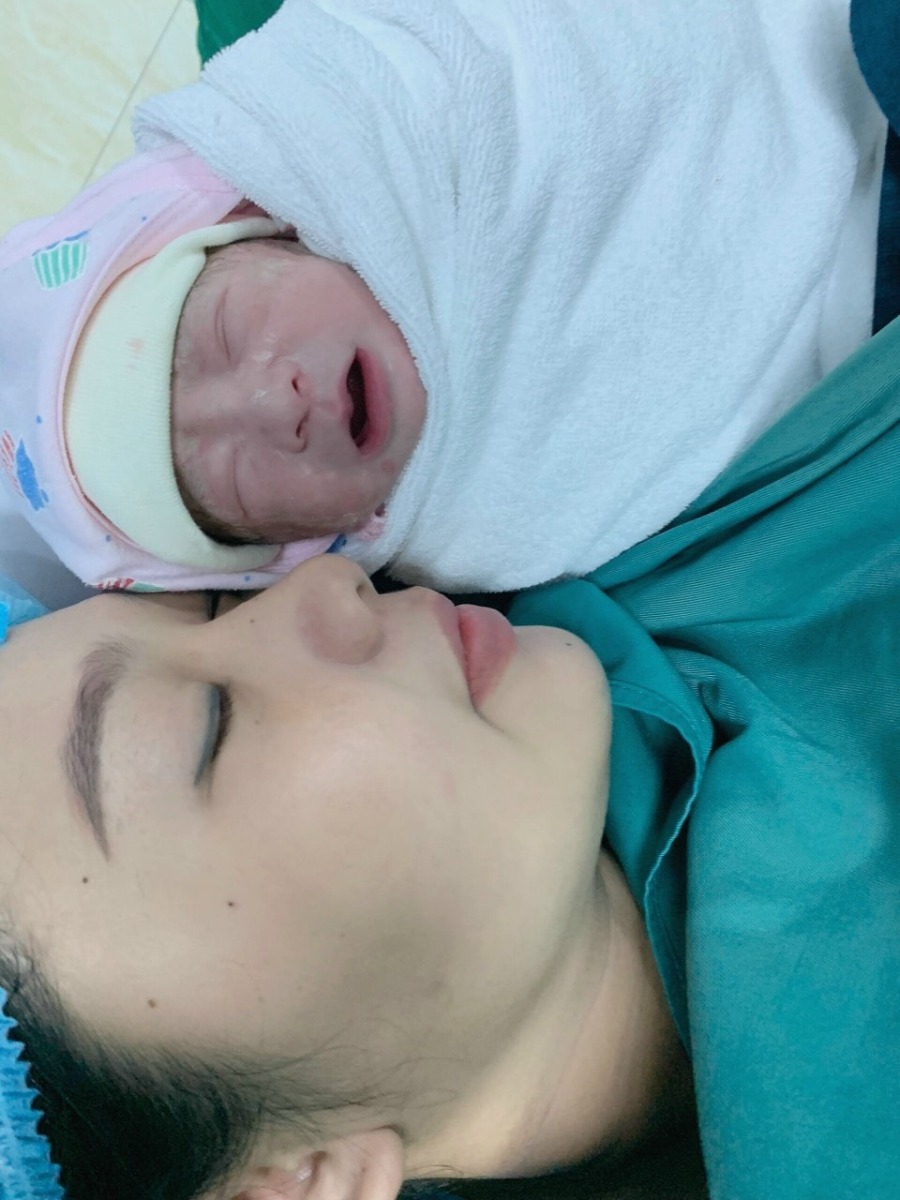 Đẻ ở Viện Y học biển Hải Phòng 
Em bé của ngôi nhà Y học biển ngày nào bây giờ đã 3m10d rồi. 
 Cám ơn bác sĩ Điệp và các cô y tá đã vô cùng nhiệt tình chăm sóc e va bé 😊
   Các cô y tá hay gọi be là a chàng 2 tạ rưỡi đây hahaha. Bé nhất phòng nhưng khóc to nhất phòng 😆
8/6  Nb2kg5 . 3m10d 7kg 
Chúc tất cả các mom va các bé luôn mạnh khỏe 🥰