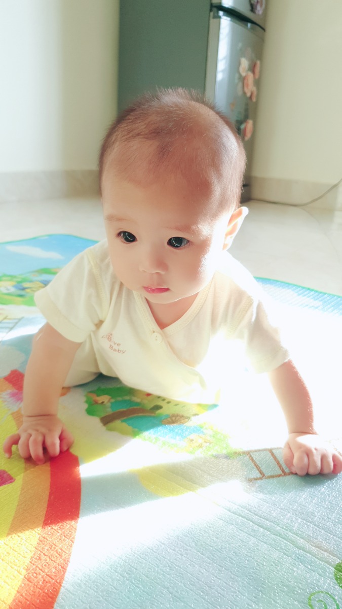 Con mình 5 tháng biết bò, biết ngồi rồi. Con các mom biết làm gì rồi?