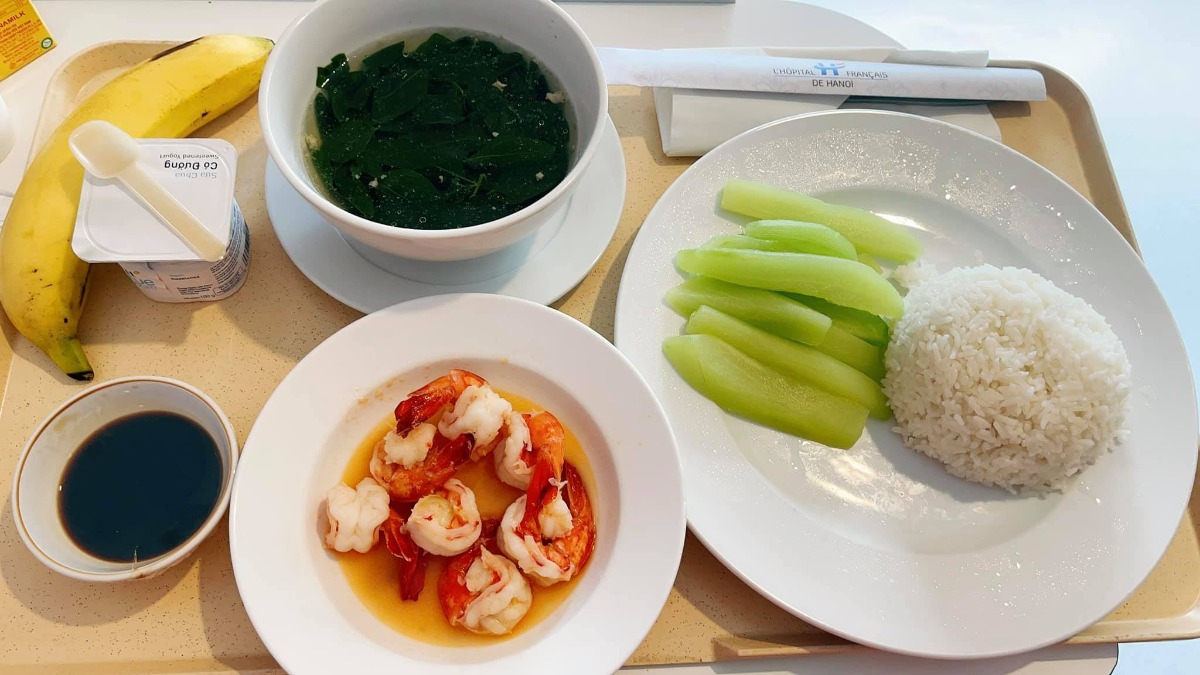 REVIEW ĐI ĐẺ BV VIỆT PHÁP MÙA DỊCH 🤰🏻 

Chào các mẹ ♥️
Sau hơn 1 tháng giờ e mới có thời gian để review lại chuyện đi đẻ mùa dịch của e 😁

1 quá trình đi đẻ cực nhớ đời luôn ạ 😅 E ko giỏi văn lắm nên bài viết có thể hơi lan man nên mong các mẹ thông cảm ạ 😘

✅ E ở Sapa, đăng kí gói sinh mổ ở Việt Pháp lúc 32w. E đặt lịch khám và mổ của bác Thu, e mổ 29/7. E xuống HN trước ngày mổ tầm 3 tuần, vừa tiện đi khám và để nếu có vấn đề gì thì vào viện cho nhanh 😁 
✅ Theo như dự định thì đến tầm 26/7 ck e mới xuống để đưa vk đi mổ. Nhưng đúng đến 23/7 thì HN bắt đầu giãn cách XH. Và e cứ nghĩ sẽ ko làm quá chặt và khó khăn nên e đã ko bảo ck e xuống luôn trước thời điểm ra chỉ thị 😣

Nhưng ko ngờ là lần này HN làm chặt ngay từ ngày đầu tiên, các xe ko thể vào HN dù lí do gì trừ xe luồng xanh, công vụ. Đến lúc đó thực sự lo lắng ko biết làm thế nào để ck e vào HN đưa e đi đẻ. 2 vk ck sốt ruột nghĩ đủ mọi cách, hỏi khắp nơi các đường tránh để vào HN. Cũng gọi điện nhờ viện gửi cho hồ sơ thông tin xác nhận là 29 e mổ để đưa cho ck, khi xuống gặp chốt để giải thích với công an xin được vào HN đưa vk đi mổ. 

Nhưng xong sau nhiều biện pháp thì thấy cái nào cũng rất khó nên đành chấp nhận ck e ko xuống HN để đưa e đi mổ nữa. Mà e sẽ tự đi đẻ 1 mình 😣

✅ Rồi lại phải tính đến chuyện khi e xuất viện thì sẽ về kiểu gì và có về được Sapa hay ko. Vì thời điểm HN bị giãn cách thì tất cả những người từ HN về Lào Cai đều sẽ phải đi cách ly tập trung hết. Người ta có thể ưu tiên cho e là sản phụ về cách ly y tế tại nhà, nhưng tất cả người trong nhà cũng đều sẽ bị cách ly tại nhà theo, và người đưa e về như ck e thì sẽ phải đi cách ly tập trung. Mà nhà e là nhà hàng nên việc về như thế sẽ ảnh hưởng đến quán, phải đóng cửa ko đc bán hàng, vì vậy e quyết định ko về Sapa. 

Lúc đó thì ở Yên Bái làm nhẹ nhàng hơn ( vk ck e là người Yên Bái ), là những người ko phải vùng đỏ của HN về Yên Bái sẽ chỉ phải cách ly y tế tại nhà. Nên vk ck e quyết định về Yên Bái ở nhà mẹ đẻ e, cách ly tại nhà 14 ngày sau đó sẽ lên Sapa sau. 

Ck e phải mang tất cả đồ đạc sử dụng từ Sapa về Yên Bái để chờ đón 3 mẹ con. Và thuê xe cấp cứu ở Yên Bái đến ngày e ra viện đón 3 mẹ con, vì lúc đó chỉ có thuê xe cấp cứu là đi dễ nhất qua các chốt mà ko lằng nhằng các thủ tục. 

✅ Đúng là bsi dặn chiều 28 e qua viện để test covid nhưng vì dịch dã nên e xin bsi sáng sớm 29 e viện test để đỡ phải đi lại nhiều. 
Nên sáng 6h e và e gái ck e ( e gái ck e học dưới HN, vì ck e ko xuống đc nên đưa c đi để có vấn đề gì còn thông báo vs ck e ) đã đến viện để test và chờ kết quả. Đến khi có kết quả thì 2 ce lên tầng 4 khoa sản, lúc đó còn rất sớm nên viện rất vắng. 
Đến ngồi chờ 1 lúc thì 1 cô nữ hộ sinh dẫn e vào phòng đưa đồ dùng cá nhân và dặn tắm rửa sạch sẽ, rồi có y tá đến cắm truyền cho và nằm chờ lúc nào phòng mổ gọi lên thôi.

✅ Chắc đến tầm 8h hơn thì e được đẩy lên phòng mổ. Thấy nhiều mẹ nói phòng mổ của viện đẹp và lạnh lắm mà đẹp thì e công nhận, siêu sạch sẽ. Còn lạnh thì chắc do e ở Sapa nên thấy cũng bình thường ko lạnh lắm 🤣. Các cô y tá cũng hỏi e suốt có lạnh ko mà e ko thấy lạnh gì cả, nhưng vẫn được luồn ống sưởi vào người. Các khâu chuẩn bị trước khi mổ cực kì cẩn thận, e nhìn mãi mà ko thấy bác Thu đâu nên cũng hỏi y tá là bác Thu vẫn mổ cho e chứ ạ 😅. Phải đến khi mọi thứ đc chuẩn bị sẵn sàng thì khi đó bác Thu mới có mặt và ra chào e, lúc đó nghe thấy giọng bác Thu là thấy yên tâm hẳn 😍

✅ Dù có thuốc tê nhưng mọi thao tác e đều cảm nhận rõ ràng và rất nhanh đến 9h05 thì bé nhà e “ oe oe “ 🥰
Y tá đưa bé cho mẹ nhìn rồi đưa đi. Đến đoạn này thì thực sự e vẫn thấy sợ 😂 Vì chắc là bác sĩ ấn ổ bụng để kiểm tra hay như thế nào khiến e cực kì khó chịu, lúc đầu e còn cố chịu nhưng lúc sau thì ko chịu nổi phải bảo bác sĩ dừng lại. Xong e được tiêm thêm thuốc và thở oxy thì dần dần e thiếp đi lúc nào ko hay. Đến khi tỉnh lại mọi thứ gần xong xuôi hết rồi. 😁
Sau đấy e đc đưa đến phòng hậu phẫu để theo dõi và bé nhà e cũng được đưa đến để da kề da vs mẹ ( vì e ko có ck đi cùng nên e xin cho bé da kề da vs mẹ ). 

✅ Sau 2 tiếng thì 2 mẹ con được đẩy về phòng nằm nghỉ. Các cô nữ hộ sinh vào kiểm tra, hỏi thăm liên tục để xem mẹ có đau hay cần gì ko. 9h e rút tiểu và được đưa vào wc để vệ sinh. Đến tầm 11h thì e đã có thể tự đẩy con sang cho các cô trông hộ. 
Đến ngày thứ 3 tháo băng vết mổ là đc đi tắm. Dù đi lại tốt hơn nhưng vẫn có cô nữ hộ sinh vào tắm gội đầu sau đó sấy tóc cho ☺️
Cần bất kì việc gì chỉ cần bấm nút là các cô có mặt rất nhanh 😅 chắc 1 phần vì phòng của e đối diện phòng của các cô (453). Dù ngày hay đêm các cô đều phục vụ cực kì chu đáo.
Đêm thì gửi con cho các cô trông nên mẹ được ngủ 1 mạch đến sáng, sức khoẻ hồi phục nhanh. ( phòng e sát phòng các con nên thường đêm thỉnh thoảng sẽ nghe thấy các con khóc, nên mẹ nào khó ngủ thì ko nên ở phòng này ạ ) 

✅ Nghe mọi người nói là mổ lần 2 sẽ đau hơn rất nhiều, nhất là đau dạ con mà thực sự ngoài việc e thấy đau chỗ 2 bên mạn sườn 1-2 ngày đầu ( chắc do tác động lúc mổ mà bị ấn bụng ) và đau lưng ra thì e ko hề thấy đau vết mổ hay dạ con 1 chút nào cả. Chắc do e hợp thuốc giảm đau của viện 🤣. E có sử dụng giảm đau cơ vuông sau mổ nữa. 

✅ Cơm ở viện thì vừa ngon, mà đa dạng nhiều món để các mẹ lựa chọn. Đầy đủ chất dinh dưỡng chứ ko hề kiêng khem đâu ạ. Đặc biệt các mẹ phải ăn thử món tôm nhé, siêu ngon luôn ý 😉

✅ Phòng ốc cực kì sạch sẽ. Hàng ngày đều đc lau dọn cẩn thận. Chăn ga thay liên tục. Đồ dùng cá nhân cũng đc sắp xếp đầy đủ. 

✅ Đến hôm e xuất viện thì phải test covid lần nữa để về có giấy test qua chốt ở Yên Bái, may nhờ đc cô Lan xong cô nói vs bsi Quyết ( sáng hôm đấy lịch bsi Quyết khám cho e ) chỉ định test covid cho e và bé lớn nhà e. 
Lúc bé lớn nhà e đến viện thì e xuống đón và chờ bé test có kq rồi 2 mẹ con lên phòng, đến khi các thủ tục xuất viện của e xong thì 3 mẹ con xuống sảnh xe cấp cứu đón rồi về thôi ạ. 
3 mẹ con e về đến Yên Bái bình an và cách ly tại nhà đủ 14 ngày sau đó lên Sapa 😍

✅ Vì viện đã có đầy đủ tất cả đồ dùng cho mẹ và bé nên mẹ chỉ cần vác cái bụng bầu đi đẻ thôi nhé 😅.

♥️ Thực sự e muốn gửi lời cảm ơn đến BV Việt Pháp đã cho e 1 trải nghiệm cực kì ưng ý khi sinh mổ tại viện. 
♥️ Cảm ơn bác Thu và ekip mổ đã mổ thành công cho 2 mẹ con e. Dù bác Thu là trưởng khoa, rất bận rộn nhưng cực kì ân cần chu đáo. Trong suốt quá trình khám thai bác đều rất cẩn thận dặn dò tư vấn rất kĩ, vết mổ rất đẹp. Về nhà rồi nhưng bác vẫn nhớ và gửi thêm đơn thuốc cho e. 
♥️ Cảm ơn các cô nữ hộ sinh của khoa sản đã chăm sóc mẹ con tận tình những ngày e nằm viện, dù e cũng ko nhớ đc tên cô nào vì nhiều cô quá 😂
Và cả cô Lan trưởng nữ hộ sinh nữa ạ. Cô cũng rất bận rộn nhưng vẫn tạt qua phòng hỏi thăm, về cô còn tặng thêm đồ, việc gì khó cô cũng bảo yên tâm cô sẽ giúp. Ra viện rồi cô vẫn gọi điện hỏi thăm và dặn dò cần gì cứ gọi cho cô. 😍
♥️♥️ Phải nói là chỉ khi sinh ở Việt Pháp xong thì e cảm thấy cực kì ưng ý với những gì mà e đã kì vọng. Vài năm nữa sinh tiếp e vẫn sẽ lựa chọn Việt Pháp là nơi gửi gắm niềm tin và sức khoẻ của e. 😍

❇️ Về Chi Phí : 
- Gói mổ 32w : 54tr800 ( e đki gói thai sản đc giảm 10% ) 
- 4 lần test covid : 400k/lần - 1tr6
- Phát sinh thêm ngoài gói : ~14tr ( Bé nhà e phải tiêm huyết thanh vgb: 6tr ) 
- Thuốc 2 mẹ con ra viện : 4tr 
Tổng chi phí mổ của e tại viện gần 70tr. E ko có bảo hiểm. Nên mẹ nào có bảo hiểm sẽ đỡ đi đc kha khá tiền ạ 🥰
📌 Các mẹ nào ở tỉnh đang có dự định đi sinh ở Việt Pháp mùa dịch nên thì hãy yên tâm nhé 😍
Các mẹ chỉ cần hỏi kĩ lại ở tỉnh của các mẹ quy định như thế nào về việc từ HN trở về. 
Vì có tỉnh chỉ cần test nhanh, có tỉnh lại PCR. Nhưng quan trọng là có phải đi cách ly tập trung hay ko nữa ạ. 
Còn về việc đi lại để nếu thuận tiện các mẹ của thuê xe cấp cứu như e ý 😂 
Nhưng vì là thai phụ nên có đi xe riêng ra đường hay qua các chốt  cũng ko bị làm khó dễ đâu ạ. Chỉ cần các mẹ cứ mang đầy đủ giấy tờ đi nếu lỡ bị kiểm tra thôi.