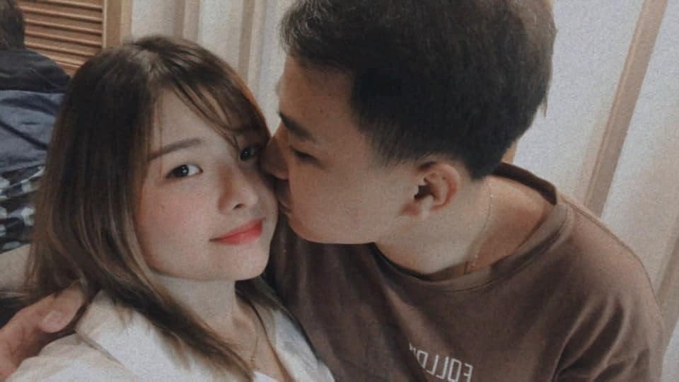 Cả nhà hãy giữ gìn sk trong mùa dịch này nhé 😞 
- st
Mình đang là một F0
Ngày mình đưa vợ đi đẻ, tới bệnh viện xét nghiệm mình dương tính.
Mình và vợ tách nhau ra ngay, mình ra 1 góc riêng ngồi, thấy trời sáng nay trong lành và đẹp thế nhưng sao lòng mình nó tối đen, tối khó tả lắm. 
Một thân vợ mình vào viện mà không một người thân bênh cạnh, thiếu thốn rất nhiều từ vật chất đến tinh thần. 
Vô bệnh viện, bs y tá ai củng khẳng định vợ mình có nguy cơ dương tính rất cao, ai nghe câu này mà không hoang mang, mà vợ mình lại đang chuyển dạ nữa chứ! 
Rồi vợ mình củng vượt cạn thành công, sinh một bé gái thiệt là đáng yêu, cái nết ngủ y chang mình luôn😙
May mắn trời đất phù hộ, sáng nay 2 mẹ con test PCR âm tính lần 2 và chuẩn bị khăn gói về nhà nội chăm. 
Tạ Ơn Trời Đất🙏
Tạ Ơn Cuộc Đời Này🙏
Một Điều Kỳ Diệu Quá Lớn Với Cuộc Đời Mình❤️
Hiện tại mình đang cách ly tập trung. Sớm sẽ gặp 2 mẹ con thôi🖖
Cầu cho GĐ các bác an lành, bình yên🙏
Nguồn: Thành Nguyên