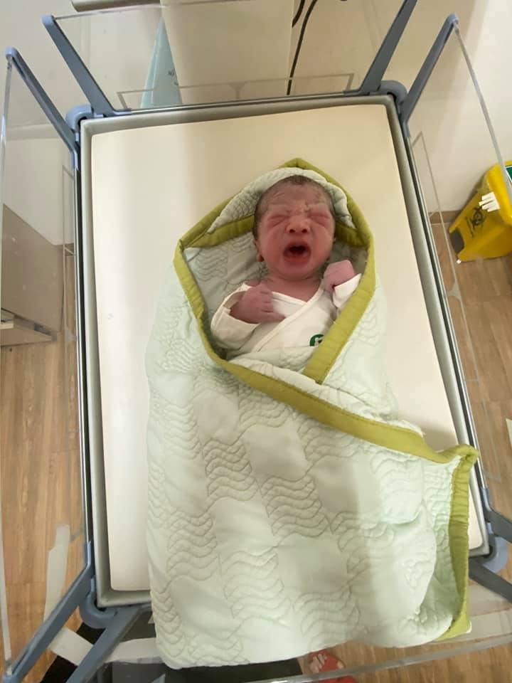 Mẹ con con vượt cạn ở 38w3d nhanh như một cơn gió nhé. Mẹ con con chỉ định đi khám định kỳ thôi ạ. Khám trong mẹ con mở 3p lúc 12h30p, nằm chơi nghỉ ngơi 3h bấm ối,  bs tý lại hỏi ơ ko đau à 😅😅, sao tươi thế, tận 3h45p mẹ con mới hơi đau đau, 4h30 có mấy cơn dồn dập, đến 4h41 đã tòi ra cu con rồi ạ, e thề là nhanh lâm luôn, nhưng đẻ xem em bị đau bím vs dạ con 😅😅 Hihi chúc các mẹ trong hội cũng dễ dàng như mẹ con em nhé. Con được 3kg ạ. Mẹ tăng 5.6kg cả thai kỳ.