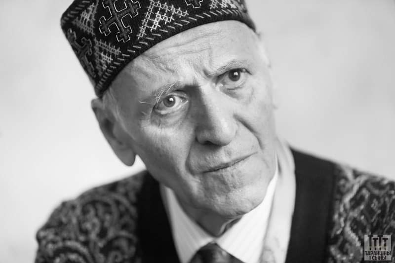 Sư phạm Nhân văn

Có lần, nhà sư phạm và tâm lý Amonashvili, tác giả của khái niệm Sư phạm Nhân văn, hỏi những giáo viên trong buổi giảng của mình một câu hỏi. “Hãy tưởng tượng tình huống, bạn đang dạy một tiết học ở lớp 4, và một đứa trẻ đến muộn 20 phút. Hành động của bạn là gì?" Các giáo viên bắt đầu đưa ra các phương án khác nhau: “Ra khỏi lớp ngay”, “Đưa sổ liên lạc đây”, “Ngồi vào chỗ đi, chúng ta sẽ nói chuyện sau buổi học”, v.v. Nhưng Amonashvili không đồng tình.

Ông nói: “Khi đứa trẻ bước vào, tôi sẽ nói từ tận đáy lòng mình: 'Xin chào, con trai, mời con vào, ngồi xuống, chúng ta không thể bắt đầu bài học mà không có con, tất cả đang đợi con.’ Đây được gọi là tình yêu vô điều kiện, không thể giả vờ được. Nếu nó lại đến muộn vào ngày hôm sau, tôi sẽ nói tình cảm hơn: “Chào con trai yêu quý, thầy đợi con mãi, vào nhanh lên, và ngồi đi. Chúng ta không thể bắt đầu bài học mà không có con."

Và bạn biết không, nếu làm điều này ba, bốn, năm lần, thì đứa trẻ sẽ không còn đi trễ nữa. Vì nó đáp lại sự thôi thúc của tình yêu. Và nếu nó cảm thấy rằng mình được yêu thương ở đâu đó, thì nó sẽ không đến muộn ở đó nữa. Đấy là tâm lý của một đứa trẻ: nếu ở đâu đó nó cảm thấy mình được yêu thương vô điều kiện, được sưởi ấm ở đó, có giá trị ở đó, được tôn trọng như một con người, thì sẽ không bao giờ đến muộn nữa”.

Bản thân Amonashvili cho đến năm lớp bảy là một học sinh yếu kém mọi mặt, và cậu đã tốt nghiệp xuất sắc. Thái độ của cậu đối với học hành đã được thay đổi bởi một giáo viên mới dạy tiếng Gruzia, người đã đối xử với trẻ em bằng sự quan tâm và tôn trọng. Nhân cách của đứa trẻ trở thành yếu tố trung tâm của khái niệm Sư phạm Nhân văn do ông xây dựng.

Nguồn: Phan Phương Đạt