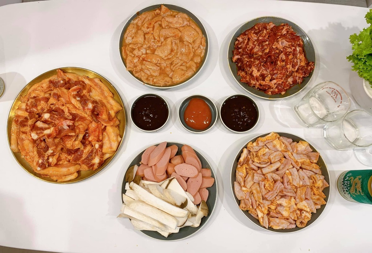 Xin chào cả nhà, em là ông bố nấu cơm cữ cho mẹ bầu sau sinh đây, ông bố cho vợ ăn củ cải bị các bác sĩ online nói đây ạ. Hai Vợ chồng hóng hớt linh tinh nên bay màu fb. Các bác đừng cười hay chỉ trích Vợ chồng em nhé 🤣

Nay e xin tổng hợp lại thực mẹ bầu sau sinh cho các ông bố bà mẹ tham khảo. Vợ e thích ăn gì e nấu cái đó và vì thời điểm cữ là mùa đông nên thực phẩm rau mùa cũng hơi hạn hẹp.. Nên e chỉ nấu được những món cơ bản như thế này thôi ạ. Các bác đóng góp để e nâng cao thực đơn tập 2 cho mẹ Bon. 🤩