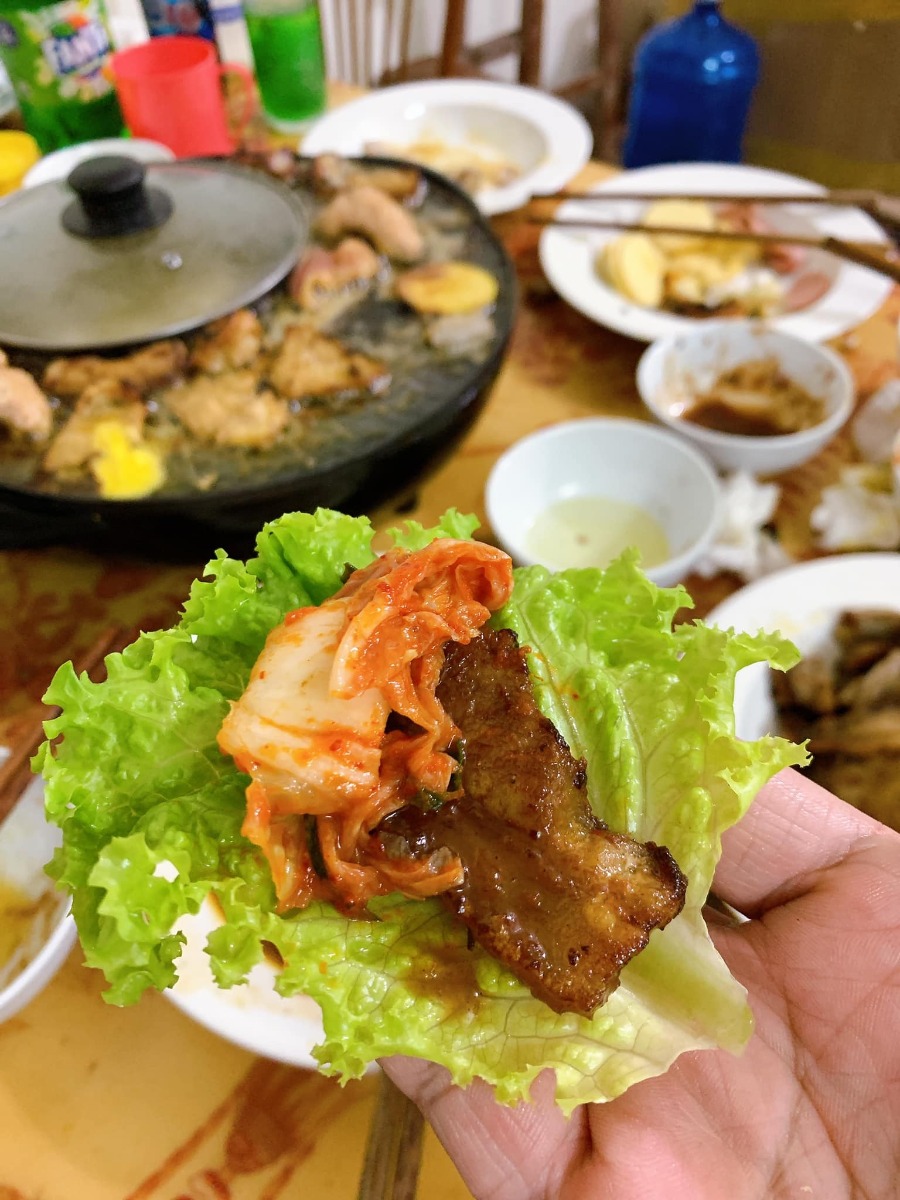 Xin chào cả nhà, em là ông bố nấu cơm cữ cho mẹ bầu sau sinh đây, ông bố cho vợ ăn củ cải bị các bác sĩ online nói đây ạ. Hai Vợ chồng hóng hớt linh tinh nên bay màu fb. Các bác đừng cười hay chỉ trích Vợ chồng em nhé 🤣

Nay e xin tổng hợp lại thực mẹ bầu sau sinh cho các ông bố bà mẹ tham khảo. Vợ e thích ăn gì e nấu cái đó và vì thời điểm cữ là mùa đông nên thực phẩm rau mùa cũng hơi hạn hẹp.. Nên e chỉ nấu được những món cơ bản như thế này thôi ạ. Các bác đóng góp để e nâng cao thực đơn tập 2 cho mẹ Bon. 🤩