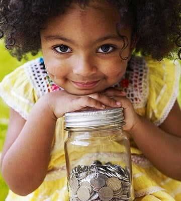 CÁCH DẠY TRẺ VỀ TIỀN BẠC - GIÁO DỤC TÀI CHÍNH CHO TRẺ EM

Bà Margaret Thatcher, là người phụ nữ đầu tiên từng giữ 2 vị trí lãnh đạo: vừa là Lãnh Tụ Đảng Bảo Thủ vừa là Thủ Tướng Vương Quốc Anh, từng nói : "tiền bạc không tự trên trời rơi xuống, chúng phải được kiếm trên mặt đất". Ngày nay trẻ con quá dễ có 1 món đồ chơi hay bất cứ điều gì trẻ muốn. Trẻ dễ dàng có, nhưng không được dạy tại sao có, thì hiển nhiên mặc định là từ thẻ ATM của cha mẹ. Điều này làm trẻ có một khái niệm sai về tiền khi trẻ thực sự bắt đầu sử dụng tiền.

KHI NÀO CẦN DẠY TRẺ VỀ TIỀN BẠC?
Hiệp Hội Tâm Lý Học Hoa Kỳ từng chia sẻ việc dạy trẻ về tiền và các nguồn tiền, các khái niệm về tiền là nên làm sớm thì sẽ tốt hơn là muộn. Khi trẻ bắt đầu học đếm có thể bắt đầu dạy trẻ về tiền.

Mỗi độ tuổi sẽ có cách nhận thức về tiền khác nhau.

* TRẺ 3-4 TUỔI
Ở độ tuổi này, dạy trẻ nhận thức về dạng tiền và nguồn tiền là quan trọng để trẻ hiểu các dạng có thể chi tiêu và tiết kiệm trong tương lai.

Sau khi mua hàng trong siêu thị hay online, bạn có thể cho trẻ biết "mẹ trả tiền cho cô để mua gói bánh này" hay "mẹ có thể dùng thẻ ATM để thanh toán và phải cần chữ ký của mẹ hoặc số bí mật"

Chỉ dừng ở mức khái niệm cho độ tuổi này.

* TRẺ 5-6 TUỔI
Theo TS. Whitebread, ĐH Cambridge, trẻ bắt đầu hiểu giá trị của hàng hóa và định giá. Bây giờ là lúc để bắt đầu giải thích các loại đồ chơi khác nhau có giá bao nhiêu và cách mọi người kiếm tiền. Kết nối việc bố hoặc mẹ đi làm với việc chi tiền mua đồ chơi hoặc đi chơi cùng gia đình. Khi rút tiền lãnh lương, bạn có thể cho trẻ biết "đây là tiền mà mẹ đi làm mà có".

Từ 6 tuổi, có thể cho trẻ 1 ít tiền tiêu vặt nhỏ, không nên nhiều hơn 10 ngàn VND/ngày. Khuyến khích trẻ chi tiêu khoản tiền đó cho mục đích lành mạnh của trẻ khi có dịp, sẽ tốt hơn là tự bỏ tiền túi của bố mẹ để mua món đồ đó.

* TRẺ 7-8 TUỔI
Độ tuổi này trẻ có thể nhận thức và cân đối tiền ít- nhiều trong đưa ra quyết định chi tiêu. Bên cạnh đó, trẻ cũng hiểu về khoản tiết kiệm. Do đó, có thể dạy trẻ về 4 lọ như
Lọ 1: chi tiêu thứ cần nhất
Lọ 2: chi tiêu thứ chưa cần
Lọ 3: tiết kiệm
Lọ 4: dùng để cho người nghèo

Thay vì mua đồ chơi hay bánh cho trẻ, bạn nên khuyến khích trẻ thực hành 4 lọ này thì sẽ giúp trẻ nhận ra giá trị của chi tiêu trong tương lai.

Người giàu và người nghèo không chỉ khác nhau ở số tiền họ có, mà còn khác nhau ở cách suy nghĩ. Dạy trẻ cách suy nghĩ của người giàu để giúp trẻ trở thành người giàu. Cho trẻ số tiền thật lớn để trẻ trở thành người giàu, mà không dạy trẻ cách suy nghĩ của người giàu thì cũng giống như người trúng số độc đắc không biết làm gì và rồi cũng trở về lại cuộc sống như ban đầu.

Notes
Whitebread, D & Bingham, S. 2013. Habit Formation and Learning in Young Children. Money Advice Service
Money and the family: Creating good financial habits. 2015. American Psychological Association.