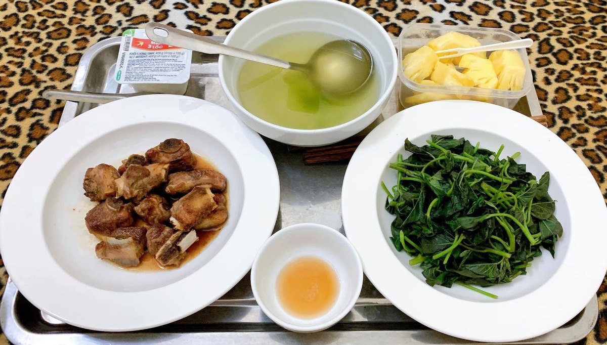 Xin chào cả nhà, em là ông bố nấu cơm cữ cho mẹ bầu sau sinh đây, ông bố cho vợ ăn củ cải bị các bác sĩ online nói đây ạ. Hai Vợ chồng hóng hớt linh tinh nên bay màu fb. Các bác đừng cười hay chỉ trích Vợ chồng em nhé 🤣

Nay e xin tổng hợp lại thực mẹ bầu sau sinh cho các ông bố bà mẹ tham khảo. Vợ e thích ăn gì e nấu cái đó và vì thời điểm cữ là mùa đông nên thực phẩm rau mùa cũng hơi hạn hẹp.. Nên e chỉ nấu được những món cơ bản như thế này thôi ạ. Các bác đóng góp để e nâng cao thực đơn tập 2 cho mẹ Bon. 🤩