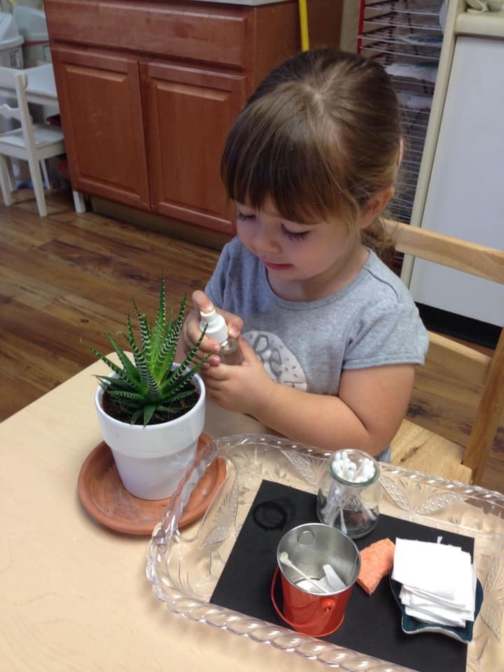 Phương pháp Montessori tại nhà cho bé 24-36 tháng

Bạn đang tìm kiếm một số hoạt động theo phong cách Montessori cho trẻ 24-36 tháng tuổi? 

Mức độ kỹ năng của trẻ 24 tháng thay đổi rất nhiều so với 36 tháng, điều quan trọng là bạn phải quan sát trẻ và trình độ kỹ năng của trẻ chứ không nên so sánh giữa các trẻ với nhau. 

Bạn hãy xem gợi ý dưới đây về những hoạt động Montessori rất phù hợp dùng tại gia đình cho bé 24-36 tháng tuổi nhé:

1. Trẻ có thể bắt đầu học cách sắp xếp và phân loại đồ chơi của mình, bạn hãy chuẩn bị những chiếc giỏ kích cỡ vừa để con tự cất đồ chơi của mình

2. Bạn hãy sắp xếp cho con 1 chiếc tủ quần áo gọn gàng, với khoảng 3 bộ quần áo/mũ/giày để con bắt đầu học cách tự lựa chọn quần áo của mình

3. Song song đó, hãy phát huy cho bé khả năng tự phục vụ bản thân: tự rót nước uống, tự đánh răng. Hãy chú ý thiết kế bình nước ở chỗ thấp vừa tầm với của con, hoặc chuẩn bị chiếc ghế và gương nhỏ đặt ở bồn rửa mặt của người lớn để bé có thể tự đứng rửa tay, rửa mặt, đánh răng

4. Bạn có thể cho con bắt đầu học cách làm các món tráng miệng đơn giản như cắt nhỏ các loại hoa quả bằng dụng cụ cắt chuyên biệt. Đồng thời để con giúp đỡ ba mẹ cùng lau dọn cửa kính hoặc tưới những cái cây ngoài vườn. Vì sao lại để con tham gia nhiều hoạt động như 1 người lớn thực thụ? Vì trước hết trẻ  ở lứa tuổi này cũng rất thích được tham gia vào công việc nhà, con cảm thấy như mình là 1 phần của gia đình, cha mẹ đừng ngăn cản vì sợ con làm sai/làm hỏng, mà hãy tạo điều kiện để con có thể được thỏa mãn nhu cầu của mình nhé

5. Trẻ ở độ tuổi này vẫn rất yêu thích các trò xếp hình và ghép hình. Bạn có thể in các hình con vật với màu sắc rõ nét và đồng thời cũng in hình ảnh đen trắng để con thực hành ghép 1 cặp (xem thêm trong ảnh minh họa để hiểu rõ)

6. Túi vật thể bí mật : là 1 hoạt động cực kì dễ làm ngay tại nhà mà vẫn khiến trẻ thích thú. bạn chỉ cần chuẩn bị 1 chiếc túi có dây rút, bên trong túi bạn đựng bất kì thứ gì mà bạn muốn con khám phá, hãy để bé tự cho tay vào túi để cảm nhận đồ vật đó là gì mà không cần nhìn. Mỗi ngày bạn đều có thể thay đổi dễ dàng các đồ vật trong túi bí mật.