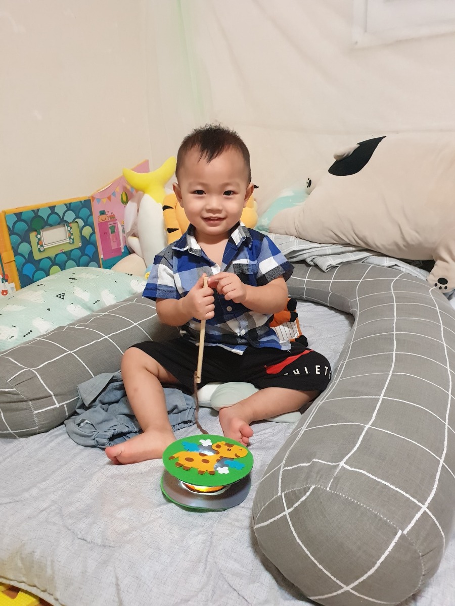 Dành thời gian với con trọn vẹn❤

Sau 1 ngày dài bận bịu với cuộc sống bên ngoài thì tối đến là khoảng thời gian cả nhà quây quần bên nhau, dành thời gian chất lượng nhất với con. Chơi cùng con cũng thú vị và nhiều lợi ích đó chứ ạ. 

🍀Gắn kết tình cảm gia đình👪
🍀Hiểu con hơn và thu hút con tham gia hoạt động có chủ đích của mẹ
🍀Nuôi dưỡng tâm hồn 

Hiii nhiều người bảo mình sao bày vẽ đủ thứ, rảnh rỗi quá. Đúng là rảnh thật nhỉ thay vì thời gian mình lướt facebook, dạo tiktok, xem những bộ phim Hàn Quốc với các oppa đẹp trai🤣🤣🤣 thì mình chọn dành thời gian chơi với con. Mình vẫn happy vì những điều mình đang làm với con, vì con chỉ có 6 năm đầu đời ngoài việc đc duy trì học đa ngôn ngữ, toán não phải tốc độ cao, tiếng anh não phải ra thì mình luôn cố gắng cho con nhiều trải nghiệm sáng tạo nhất có thể. 

Nay 1 ngày khá bình yên cả nhà cùng nhau làm đèn trung thu cho bạn í. Thực ra mua đèn thì đơn giản r nhưng nhà cháu lại chọn làm đèn vừa tiết kiệm, vừa ý nghĩa lại còn thu hút đc ba Voi cùng chơi cùng tham gia làm đèn cho Voi nữa chứ thì quả hơn cả mong đợi. Các ông bố tham gia chơi cùng con thì còn gì bằng đúng k ạ

Trung thu vui vẻ bên gia đình nhà Voi góp vui với chiếc đèn trung thu by mom and dad😀😀😀