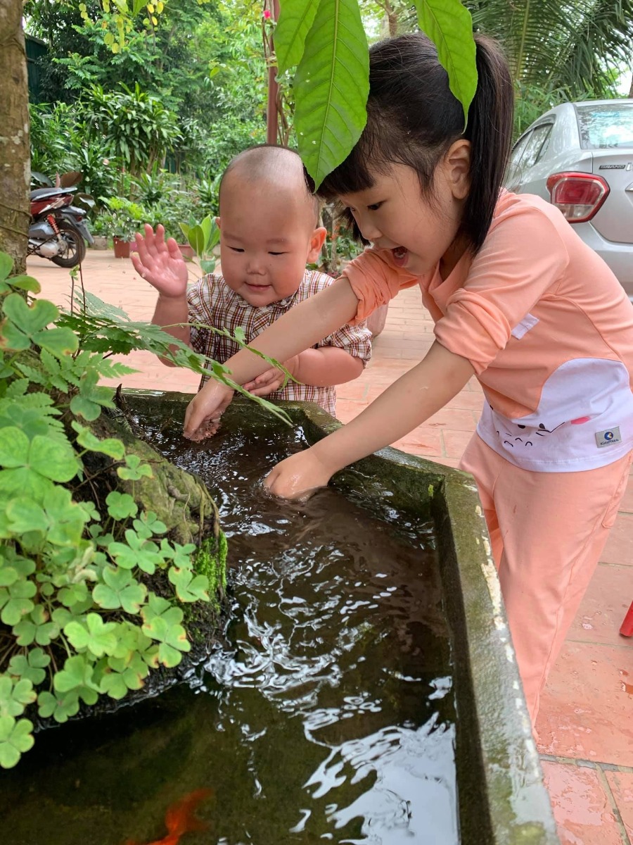 Chào mọi ng hiện tại m là bà mẹ của 3 nhóc.. Ở đây có mẹ nào đã từng trải qua cảm giác bà nội ck gọi là con cá rô đực vì lấy ck 3,5 năm mới đẻ dc k???😂Sau đây m xin phép kể hành trình đầy gian nan khi các con đến với m,và cả hành trình nuôi con đầy gian khổ của m nữa..🥲🥲
 M lấy ck năm 2013 sau khi hỏng thai 4lan m đã khám và chữa chạy khắp nơi từ tây y đến đông y,khám tất cả các bv lớn nhỏ.Từ trưởng khoa đến các giáo sư ai mách bsi nào giỏi,ai bảo ở đâu tốt m đều đến.Nhưng kq là cả 2 vk ck m đều bt k tìm ra nguyên nhân tại sao cứ có bầu là lại bị lưu😞Đến năm 2015 m quyết định đi bơm tt vào buồng tc ở pstw nhưng kq vẫn là con số 0 tròn chĩnh☹️Cuối cùng m tìm đến tâm linh ai mách ở đâu cầu con linh nhiệm m đều đi,mỗi lần đi về là nhà ck m lại thay đổi hướng giường hướng tủ để thay đổi phong thủy.Nhưng kq vẫn vậy đến đầu năm 2016 sau khi trải qua khoảng tg khá dài,với bnhieu điều đàm tiếu rằng(con này vô sinh,thằng này tt yếu,con này ăn lắm béo xí ra k đẻ nổi)mỗi lần ra đường là bnhieu lời xì sào nhòm ngó😣Đến ng trong nhà là bà nội ck m còn chỉ mặt mẹ ck m bảo là "Mày mua con cá rô đực về để thờ ak" Thật sự nghe đc câu đấy ng m như chết lặng,nó tủi thân 1 cách ghê gớm😩😩.K ai chịu hiểu rằng m chửa rất nhiều lần và đều bị lưu😭😭Chứ đâu phải k chửa bjo đâu!!Đúng là cái cảm giác khó tả các mẹ ạ😕Đến giữa năm 2016 2 vc quyết định k khám chữa hay thuốc thang j nữa,1 phần vì nản,1 phần vì tiền cũng đã cạn kiệt sau ngần đấy năm chữa chạy.Khi đi khám gặp nhau mn thường nói vui với nhau rằng đây là bệnh con nhà giàu😅vì đây là bệnh tiêu tốn tiền của 1 cách khủng khiếp ý mn ạ...Sau đó 2vc quyết định gom hết số tiền còn lại+thêm vay mượn để kinh doanh.Vì k thể cứ ở nhà mà đi chữa đẻ mãi đc,đến lúc con thì chưa thấy mà tiền đã k còn.Lúc đó 2 vc m đã thuê đc 1c cửa hàng nhỏ để kd quần áo,có gác xét và nhà vs có thể ở lại đc..Mọi việc khá thuận lợi nên cả 2 tâm lý khá thoải mái,k còn phải suy nghĩ nhiều nữa😊Và chuyện gì đến nó cũng đến cm ạ.Mở đc khoảng 3thang thì e có bầu lúc đó đúng vào mùa đá bóng,2vc bán hàng xong thức xuyên đêm để xem nào là cafe,bia và thực sự cả tháng bóng đá đó 2vc qh đc với nhau vài lần😂Sáng hôm đó khi leo từ gác xét xuống m thấy ra chút máu nghĩ là đến tháng nên cũng chẳng để ý j.Đến 2 hsau thì vẫn thấy ra chút máu mà k ra nhiều,m mới nói vơi ck là hay chửa nhỉ😅kiểu nói vui thôi chứ k nghĩ là chửa thậttt đâu vì sau ngần đấy năm mừng hụt nhiều rồi.Sau đấy m mua que thử và lên 2v mờ m còn bảo ck là hay que hỏng nhỉ và mua tiếp 3que để thử vào sáng hsau😂Kq là 2v tiếp và chắc chắn là chửa thật rùi,nhưng do bị lưu nhiều lần nên khi chửa là kèm theo 1 đống sự lo lắng trong đầu..Lúc đó m gọi cho mẹ đẻ m và báo là có bầu bà đã vội vàng bắt về nhà và đi khám xem tn để còn biết mà chữa chạy kịp thời🥲Sau khi 2 mẹ con đèo nhau đi khám thì bs báo thai đc 5w5d chưa có tim thai,lại hồi hộp lại lo lắng và gọi hỏi khắp nơi bsi nào giỏi để khám lại..Và đc 1ng cô chỉ cho bsi vinh ở pshn mà trước cô ấy theo.Khi về m gọi và đặt lịch khám vào sáng hsau,đêm hôm ý là 1 đêm k ngủ lo lắng đủ thứ trong đầu rằng sáng mai sẽ ra sao???Và ngày hsau cũng đến m chuẩn bị từ sớm để đi gặp bsi,sau khi khám và nói hết tiểu sử thai lưu của m thì bsi đã kê cho m thuốc nội tiết uống+ đặt và hẹn sau 1w khám lại...1w trôi qua đấy như dàii 1 thế kỉ cm ạ🥲🥲1 tuần với không khí lo lắng bao trùm trong nhà...Mn thì cố động viên rằng mọi chuyện ks đâu con khoẻ nên đừng quá lo lắng.Nhưng m thì k thể k lo đc,vì m đã phải đau khổ rất nhiều lần khi k giữ đc con rồi😭1w sau cũng đã đến m qua khám và thật sự vỡ oà khi bs thông báo đã có tim thai,m phải hỏi đi hỏi lại vì k tin nổi vào những j m vừa nghe đc😢do m có tiền sử bị lưu nên sau đó bs có kê cho m khá nhiều thuốc,để uống để đặt và để tiêm để giữ thai thai nữa.M phải tiêm mỗi ngày 2 mũi vào bắp đùii tiêm nhiều đến nỗi m k đi nổi vì đau nhức,từ khi đi khám về là m nằm treo chân 1w đi khám lại 1 lần..Mọi thứ khá ổn đến khi 12w bsi đo vtc và thông báo ctc của m tụt quá ngắn nguy cơ sẩy cao và đề nghị khâu cấp cứu luôn😓Sau khi khám m đc đưa sang phòng tiểu phẫu để khâu sống vì m bị kháng thuốc giảm đau😭Cảm giác lúc đó đúng là chết đi sống lại khi từng mũi kim đâm vào m đều cảm nhận đc rất rõ,2 tay bám chặt 2 môi mím đến tím bầm😭😭nó đau đến khủng khiếp...Sau khi nghỉ lại đến chiều tối để theo dõi thì m đc cho về,từ đó đến 35w m nằm treo chân và đều đặn uống+tiêm thuốc nội tiết hằng ngày và 1-2w đi khám 1 lần.Đúng là 1 khoảng tg dài đến đáng sợ😢36w m đc cắt chỉ (cắt chỉ cũng cắt sống luôn😭)và 38w m sinh thường bé đầu tiên nặng 3,6kg...Chuyện khá dài m viết theo cảm xúc nên có hơi lủng củng cm đọc thông cảm cho m nhé😅Các chuyện sau m xin kể chú thích ở từng ảnh nhé vì thật sự nó dàii quá m viết hết ở stt này khéo cm đọc phải kéo đến ngày mai mới hết mất😂Qua đây echỉ muốn chia sẻ hàng trình đầy vất vả gian nan của e thuii... chúc các mẹ có 1 thai kì khoẻ mạnh và bình an