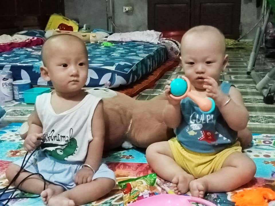 2 con là thành quả của ivf lần đầu làm tại bệnh viện nam học và hiếm muộn Hà Nội ♥️

Bố mẹ con hiếm muộn lấy nhau đến năm thứ 3 quyết định làm ivf do mẹ con bị lỗi gen NST số 9 may mắn đã mỉm cười khi đậu ngay lần đầu tiên :)) em chuyển 3p 1t1k1y thì đậu 2 phôi :)) trộm vía cả thai kì của em khoẻ mạnh k nghén ngẩm gì cả đến lúc thai đc 28w bắt đầu em có cơn gò nhưng do cơ địa chịu đựng tốt nên em k cảm nhận được cơn gò nó như nào chạy máy mới biết ạ cơn cao toàn 75-80 thôi ạ lại đúng đợt dịch em nhận viện pshn nằm điều trị cơn gò 10 ngày cắt đc cơn gò e ra viện thì 10 ngày sau 1 bạn vỡ ối lại nhập viện theo dõi lúc đấy mới đc 31w1d và đã mở 2p theo dõi 1 ngày tiêm ttp 1 mũi đc 12 tiếng thì bắt đầu có cơn chuyển dạ bs khám trong mở 6p rồi đưa em đến phòng đẻ bs đỡ đẻ bảo rặn đi em anh sờ tới đầu rồi lúc đấy em sợ lắm vì thai đôi sợ nên nhất quyết lúc ý k rặn xin bs mổ và 1h đêm lên bàn mổ 1h28-1h29 2 em bé ra đời chỉ có 1kg7 và 1kg9 lúc đấy mới có 31w3d 2 em nằm lồng kính 14 ngày thì được về với mẹ ♥️ cảm giác được ôm con hạnh phúc biết bao mặc dù 2 em sinh non lại rất bé ♥️ giờ 2 em của mẹ đã 10m trộm vía đẻ non ít cân nhưng giờ 2 em không thua kém các bạn đẻ cùng ♥️♥️

Mẹ chẳng mong gì chỉ mong 2 em lớn lên từng ngày khoẻ mạnh ♥️♥️
Chúc các mẹ đang hiếm muộn con cố gắng mạnh mẽ trên con đường tìm kiếm con yêu ♥️

Chúc các mẹ bầu thai kì khoẻ mạnh cán đích thành công ♥️