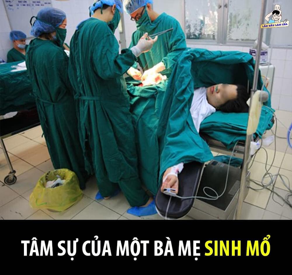 TÂM SỰ CỦA MỘT BÀ MẸ SINH MỔ

Khi được bác sĩ khuyên nhủ tôi đã quyết định sẽ sinh mổ, tôi nghĩ đơn giản chỉ là “Ngủ một giấc nhẹ nhàng, tỉnh giấc là đứa con bé bỏng đã nằm bên cạnh minh”…..

Nhưng sự thật không bao giờ là dễ dàng như vậy. Chồng tôi đã xin phòng mổ để được chứng kiến đứa con bé bỏng của mình chào đời, nhưng anh ấy đã phải chứng kiến cảnh ruột của tôi bị kéo ra ngoài, sợ và xót đến nỗi nước mắt ứa ra và bật khác. Còn tôi, có nhiều trải nghiệm không thể quên được ở một ca sinh mổ.

1.BẠN SẼ CẢM THẤY ĐƯỢC MỌI THỨ

Bạn sẽ không thấy đau đớn, những cảm giác khi người ta đem con bạn ra khỏi cơ thể mình, cảm nhận được rất rõ. Có thể có một chút áp lực nhẹ, tôi nghe bác sĩ nói như thế và rồi cảm giác như thể một trái bowling nặng trịch nhấc khỏi cơ thể không hề nhẹ.

2. RẤT LẠNH

Phòng sinh lạnh, rất lạnh. Tôi nằm đó mà cảm tưởng như mình sắp đóng băng. Tôi rung rẩy và nghĩ rằng, bác sĩ gây mê đã quên mình rồi. Trời ơi, có khi nào khi ra khỏi phòng mổ tô sẽ bị đông cứng ko.

3. ĐỪNG NGẠI THUỐC GIẢM ĐAU

Đúng, sau khi sinh con thành công, tôi cảm thấy rất nhẹ nhàng và khỏe khoắn, thì không có gì đáng sợ như người ta nói. … Đột nhiên hết thuốc mê. Cơn đau bắt đầu ùa tới một cách bất ngờ và vô cùng đột ngột làm tôi đau điếng người. Thực tế là bụng tôi đã bị mổ ra và khâu lại rồi . da thịt nào chịu nổi chứ?

4. KHÓ BIỂU CẢM.

Nghe một câu chuyện vui và cố không cười, chỉ nghếch mép thể hiện mình có khiếu hài hước là một trong những thử thách hằng ngày, Bởi lẽ, sau khi sinh mổ, hắt hơi, ho và cười đều đem đến những cơn đ.au kh.ủngkh.iếp.

Bởi thế, trong những ngày tháng đó, tôi đã nhận ra một chân lý rằng: “Làm bạn với những người vui tính là rất tốt, nhưng không nên gặp họ sau khỉ sinh mổ”. Trong trường hợp người vui tính đó là chồng mình, tôi nghĩ cánh phụ nữ nên có biện pháp cảnh cáo và trừng phải để tránh rơi vào thảm kịch “vừa cười vừa khóc”.

5. CHUYỆN ĐI NGOÀI LÀ BI KỊCH

Suốt 7 ngày sau khi mổ, tôi không thể đi ngoài được. Bạn có thể tưởng tượng nổi tình cảnh bao nhiêu chất xơ dồn ứ trong ruột không?

Sau đó tôi đã phải nhờ can thiệp y tế và ngồi đồng trên toilet hơn 50 phút để giải quyết hàng tồn đọng. Nếu không, không biết tôi sẽ chịu đựng cô nàng táo bón đến bao giờ.

6. KHU VỰC QUANH SẸO KHÔNG CÓ CẢM GIÁC

Khu vực quanh vết sẹo mổ của tôi sẽ không bao giờ có được cảm giác nữa. Ở đó có rất ít dây thần kinh và đương nhiên nó sẽ không bao giờ lành lặn lại được. Cùng với những vết rạn da còn mờ mờ, vết sẹo mổ là một trong những “nhân chứng” cho việc làm mẹ của tôi.

Đúng là có nhiều điều không hề mong muốn phải gánh chịu khi sinh mổ thật, nhưng tôi đã có một đứa con đáng yêu. Điều này có thể bù đắp cho tất cả.

-st-