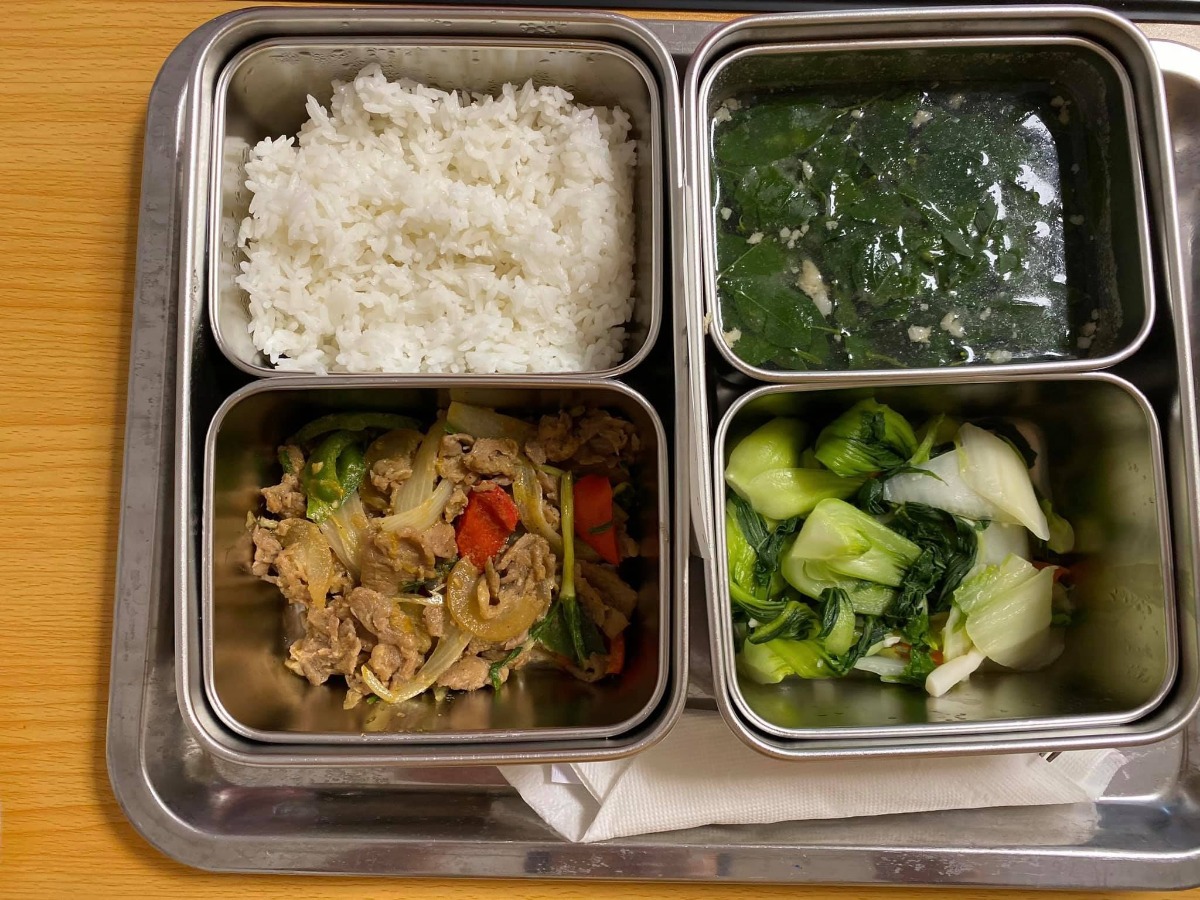 Xin chào các mom, nay mới có t.g viết về 5 ngày 4 đêm ở Hồng Ngọc - PTM ( e ở thêm 1 ngày).
E sinh mổ bé đầu tiên. Cả thai kỳ khoẻ mạnh chưa bao giờ nghĩ sẽ mổ các mom ạ. Đăng ký thai sản từ tuần 36 đợt tháng 6 đc km 15%. Khi khám ở HN thì tuần 38 bs phát hiện ra bất thường. E bị cuống rốn bám mép bánh rau là bệnh lý khá nguy hiểm ở thai nhi. Em theo khám BS Phương và BS Phương mổ cho e luôn. Nói về việc theo khám e k chọn Bs mà đến viện chọn ngẫu nhiên thôi. May mắn sao vào được bác Phương chứ hehe. Bác Phương lần nào thăm khám cũng rất nhẹ nhàng, ân cần. Sau khi phát hiện bất thường bác nhắc e cần phải cẩn thận và giải thích về bệnh lý và trường hợp có thể xảy ra. Hẹn e 3 ngày sau khám lại luôn để chốt đẻ ntn 😂. Bác trực tiếp thăm khám và cùng e đi siêu âm thì TH của e đẻ thường rất nguy hiểm và cần mổ lấy thai. Vì chuyển dạ là có nguy cơ suy thai. Sáng 2/9 khám thì chiều e lên bàn luôn. K thể tin nổi haha, lần đầu mổ nên e rất sợ và bỡ ngỡ, nằm trong phòng sinh khóc thì đc bác Phương và cả ekip động viên, thật ra e k sợ mổ mà e sợ nhất khoản tiêm gây tê vào lưng các mom ạ vì xem nhiều clip đẻ cái kim to như kim lợn vậy. Nhưng các mẹ nào sắp trải qua thì yên tâm nhé chỉ cần làm theo những gì Bs gây mê hướng dẫn thôi nó cũng như tiêm cây kim bé bé bthuong thôi ạ. Bs gây mê cho e là BS Thu Ba ( ở ngoài e gọi chị thôi vì chị trẻ xinh đẹp lắm ấy ạ) BS tiêm nhẹ nhàng đưa e vào cơn tê 🤣🤣. Cả ê kíp phủ chăn che các thứ đến đoạn đó e k còn thấy bên dưới nữa, cứ nghĩ mng vẫn đang chuẩn bị đồ để mổ thế mà 1 lúc sau chị Thu Ba bảo e chịu tức 1 chút để lấy e bé ra nhé thì e mới biết bác Phương mổ rồi 😂. Một lúc sau thì nghe thấy tiếng e bé. E bé đc da kề ra với mẹ luôn ấm áp hạnh phúc lắm ạ. Sau đấy tầm 20’ là bs khâu xong cho e, e đc chuyển lên hồi sức 4 tiếng rồi xuống với 2 bố con. Sau mổ đc truyền giảm đau và nhét giảm đau nên các mom đừng lo nhé, sẽ vẫn đau nhưng ở mức chịu  đc. Sang ngày thứ 2 thì e đã đứng dậy đi lại chậm chậm rồi cũng k đau quá nữa. Ngày thứ 4 là e k cần dùng giảm đau nữa. 
Về đồ ăn ở viện thì rất ngon ạ hôm nào e cũng ăn hết suất.
Các cô điều dưỡng và y tá nhiệt tình alo có mặt liền, hôm nào cũng có Bs đi kiểm tra vết mổ và Bs kiểm tra sức khoẻ của bé. 
Một lần nữa e xin cảm ơn BS Phương và ekip mổ cho e ngày 2/9 ạ ❤️