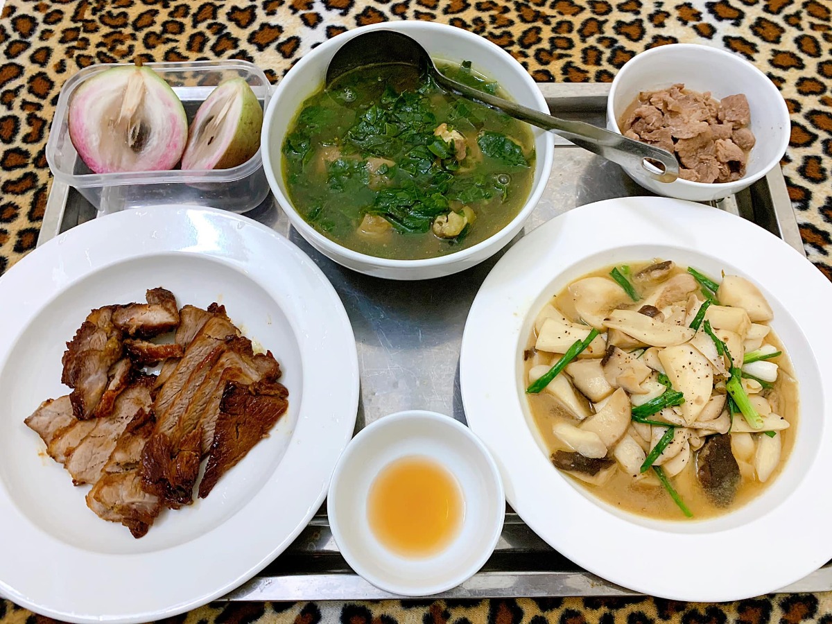 Xin chào cả nhà, em là ông bố nấu cơm cữ cho mẹ bầu sau sinh đây, ông bố cho vợ ăn củ cải bị các bác sĩ online nói đây ạ. Hai Vợ chồng hóng hớt linh tinh nên bay màu fb. Các bác đừng cười hay chỉ trích Vợ chồng em nhé 🤣

Nay e xin tổng hợp lại thực mẹ bầu sau sinh cho các ông bố bà mẹ tham khảo. Vợ e thích ăn gì e nấu cái đó và vì thời điểm cữ là mùa đông nên thực phẩm rau mùa cũng hơi hạn hẹp.. Nên e chỉ nấu được những món cơ bản như thế này thôi ạ. Các bác đóng góp để e nâng cao thực đơn tập 2 cho mẹ Bon. 🤩