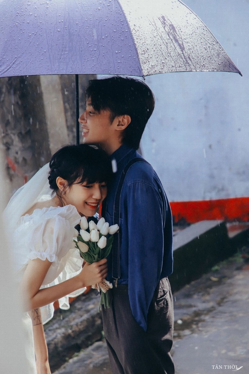 CHÂN THÀNH CÓ ĐỔI ĐƯỢC CHÂN TÌNH KHÔNG?

- Anh có tin rằng trên đời này, chân thành rồi sẽ đổi lấy được chân tình không?

- Anh tin.

- Anh có sợ bị lừa không?

- Ha ha. Ai mà chẳng sợ bị lừa hả em. Anh cũng thế, cũng sợ tình yêu của mình đem trao cho nhầm người. Nhưng nếu mình không thử thì không thể biết được e à!

Anh biết em là người con gái mang trong lòng nhiều vết xước. Những tổn thương trong quá khứ khiến em không cho phép mình mở lòng ra để đón nhận thêm tình cảm của bất cứ một người nào nữa.

Nhưng em ơi, tuổi trẻ có mấy đâu, đời người có mấy đâu. Nếu chúng mình cứ mãi lo sợ, tính toán thiệt hơn thì đến bao giờ ta mới có cho mình một tình yêu thật sự. Nghĩ hoài nghĩ mãi rồi nghĩ đến lúc người ta con đàn cháu đống luôn rồi.

Dù em có từng tổn thương trong quá khứ, thì anh tin một ngày nào đó, em cũng sẽ lại yêu, em sẽ lại rung động trước một người nào đó. Đến lúc ấy, nếu em cứ mãi do dự mà không bước đến, mà đẩy họ ra xa mình thì đến bao giờ em mới có được một tấm chân tình đây?

Em à, tình yêu thật sự không xấu, chỉ có những người xấu xí mới khiến cho nó trở nên méo mó và không đẹp thôi. Nên là, nếu em gặp được một người khiến trái tim rung động lại thêm một lần nữa, một người đem lại cho em cảm giác an toàn, người khiến em tin vào tình yêu thêm một lần, thì đừng ngại ngần mà yêu. “Thử” yêu, “thử” đem chân tình đặt vào ai đó.

Và anh tin là sau cùng, chân thành rồi sẽ đổi lại được chân tình mà thôi. ^^

| Thu 🍂