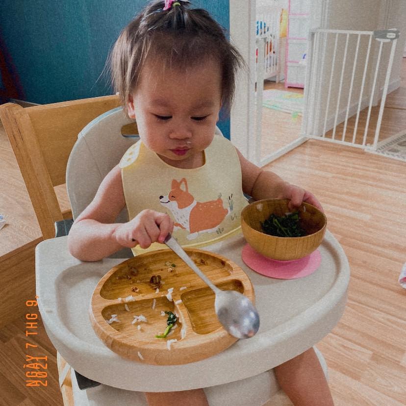 Thực đơn hôm nay:
Gà rang sả
Mồng tơi xào tỏi
Canh bí tôm
Cơm trắng ST25

Ăn rất kiểu từ tốn luôn ạ!
