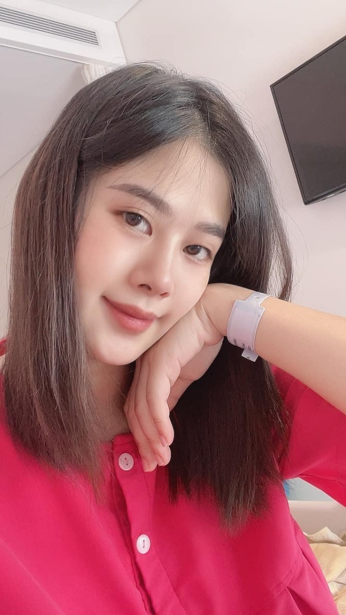 REVIEW ĐI ĐẺ BV VIỆT PHÁP MÙA DỊCH 🤰🏻 

Chào các mẹ ♥️
Sau hơn 1 tháng giờ e mới có thời gian để review lại chuyện đi đẻ mùa dịch của e 😁

1 quá trình đi đẻ cực nhớ đời luôn ạ 😅 E ko giỏi văn lắm nên bài viết có thể hơi lan man nên mong các mẹ thông cảm ạ 😘

✅ E ở Sapa, đăng kí gói sinh mổ ở Việt Pháp lúc 32w. E đặt lịch khám và mổ của bác Thu, e mổ 29/7. E xuống HN trước ngày mổ tầm 3 tuần, vừa tiện đi khám và để nếu có vấn đề gì thì vào viện cho nhanh 😁 
✅ Theo như dự định thì đến tầm 26/7 ck e mới xuống để đưa vk đi mổ. Nhưng đúng đến 23/7 thì HN bắt đầu giãn cách XH. Và e cứ nghĩ sẽ ko làm quá chặt và khó khăn nên e đã ko bảo ck e xuống luôn trước thời điểm ra chỉ thị 😣

Nhưng ko ngờ là lần này HN làm chặt ngay từ ngày đầu tiên, các xe ko thể vào HN dù lí do gì trừ xe luồng xanh, công vụ. Đến lúc đó thực sự lo lắng ko biết làm thế nào để ck e vào HN đưa e đi đẻ. 2 vk ck sốt ruột nghĩ đủ mọi cách, hỏi khắp nơi các đường tránh để vào HN. Cũng gọi điện nhờ viện gửi cho hồ sơ thông tin xác nhận là 29 e mổ để đưa cho ck, khi xuống gặp chốt để giải thích với công an xin được vào HN đưa vk đi mổ. 

Nhưng xong sau nhiều biện pháp thì thấy cái nào cũng rất khó nên đành chấp nhận ck e ko xuống HN để đưa e đi mổ nữa. Mà e sẽ tự đi đẻ 1 mình 😣

✅ Rồi lại phải tính đến chuyện khi e xuất viện thì sẽ về kiểu gì và có về được Sapa hay ko. Vì thời điểm HN bị giãn cách thì tất cả những người từ HN về Lào Cai đều sẽ phải đi cách ly tập trung hết. Người ta có thể ưu tiên cho e là sản phụ về cách ly y tế tại nhà, nhưng tất cả người trong nhà cũng đều sẽ bị cách ly tại nhà theo, và người đưa e về như ck e thì sẽ phải đi cách ly tập trung. Mà nhà e là nhà hàng nên việc về như thế sẽ ảnh hưởng đến quán, phải đóng cửa ko đc bán hàng, vì vậy e quyết định ko về Sapa. 

Lúc đó thì ở Yên Bái làm nhẹ nhàng hơn ( vk ck e là người Yên Bái ), là những người ko phải vùng đỏ của HN về Yên Bái sẽ chỉ phải cách ly y tế tại nhà. Nên vk ck e quyết định về Yên Bái ở nhà mẹ đẻ e, cách ly tại nhà 14 ngày sau đó sẽ lên Sapa sau. 

Ck e phải mang tất cả đồ đạc sử dụng từ Sapa về Yên Bái để chờ đón 3 mẹ con. Và thuê xe cấp cứu ở Yên Bái đến ngày e ra viện đón 3 mẹ con, vì lúc đó chỉ có thuê xe cấp cứu là đi dễ nhất qua các chốt mà ko lằng nhằng các thủ tục. 

✅ Đúng là bsi dặn chiều 28 e qua viện để test covid nhưng vì dịch dã nên e xin bsi sáng sớm 29 e viện test để đỡ phải đi lại nhiều. 
Nên sáng 6h e và e gái ck e ( e gái ck e học dưới HN, vì ck e ko xuống đc nên đưa c đi để có vấn đề gì còn thông báo vs ck e ) đã đến viện để test và chờ kết quả. Đến khi có kết quả thì 2 ce lên tầng 4 khoa sản, lúc đó còn rất sớm nên viện rất vắng. 
Đến ngồi chờ 1 lúc thì 1 cô nữ hộ sinh dẫn e vào phòng đưa đồ dùng cá nhân và dặn tắm rửa sạch sẽ, rồi có y tá đến cắm truyền cho và nằm chờ lúc nào phòng mổ gọi lên thôi.

✅ Chắc đến tầm 8h hơn thì e được đẩy lên phòng mổ. Thấy nhiều mẹ nói phòng mổ của viện đẹp và lạnh lắm mà đẹp thì e công nhận, siêu sạch sẽ. Còn lạnh thì chắc do e ở Sapa nên thấy cũng bình thường ko lạnh lắm 🤣. Các cô y tá cũng hỏi e suốt có lạnh ko mà e ko thấy lạnh gì cả, nhưng vẫn được luồn ống sưởi vào người. Các khâu chuẩn bị trước khi mổ cực kì cẩn thận, e nhìn mãi mà ko thấy bác Thu đâu nên cũng hỏi y tá là bác Thu vẫn mổ cho e chứ ạ 😅. Phải đến khi mọi thứ đc chuẩn bị sẵn sàng thì khi đó bác Thu mới có mặt và ra chào e, lúc đó nghe thấy giọng bác Thu là thấy yên tâm hẳn 😍

✅ Dù có thuốc tê nhưng mọi thao tác e đều cảm nhận rõ ràng và rất nhanh đến 9h05 thì bé nhà e “ oe oe “ 🥰
Y tá đưa bé cho mẹ nhìn rồi đưa đi. Đến đoạn này thì thực sự e vẫn thấy sợ 😂 Vì chắc là bác sĩ ấn ổ bụng để kiểm tra hay như thế nào khiến e cực kì khó chịu, lúc đầu e còn cố chịu nhưng lúc sau thì ko chịu nổi phải bảo bác sĩ dừng lại. Xong e được tiêm thêm thuốc và thở oxy thì dần dần e thiếp đi lúc nào ko hay. Đến khi tỉnh lại mọi thứ gần xong xuôi hết rồi. 😁
Sau đấy e đc đưa đến phòng hậu phẫu để theo dõi và bé nhà e cũng được đưa đến để da kề da vs mẹ ( vì e ko có ck đi cùng nên e xin cho bé da kề da vs mẹ ). 

✅ Sau 2 tiếng thì 2 mẹ con được đẩy về phòng nằm nghỉ. Các cô nữ hộ sinh vào kiểm tra, hỏi thăm liên tục để xem mẹ có đau hay cần gì ko. 9h e rút tiểu và được đưa vào wc để vệ sinh. Đến tầm 11h thì e đã có thể tự đẩy con sang cho các cô trông hộ. 
Đến ngày thứ 3 tháo băng vết mổ là đc đi tắm. Dù đi lại tốt hơn nhưng vẫn có cô nữ hộ sinh vào tắm gội đầu sau đó sấy tóc cho ☺️
Cần bất kì việc gì chỉ cần bấm nút là các cô có mặt rất nhanh 😅 chắc 1 phần vì phòng của e đối diện phòng của các cô (453). Dù ngày hay đêm các cô đều phục vụ cực kì chu đáo.
Đêm thì gửi con cho các cô trông nên mẹ được ngủ 1 mạch đến sáng, sức khoẻ hồi phục nhanh. ( phòng e sát phòng các con nên thường đêm thỉnh thoảng sẽ nghe thấy các con khóc, nên mẹ nào khó ngủ thì ko nên ở phòng này ạ ) 

✅ Nghe mọi người nói là mổ lần 2 sẽ đau hơn rất nhiều, nhất là đau dạ con mà thực sự ngoài việc e thấy đau chỗ 2 bên mạn sườn 1-2 ngày đầu ( chắc do tác động lúc mổ mà bị ấn bụng ) và đau lưng ra thì e ko hề thấy đau vết mổ hay dạ con 1 chút nào cả. Chắc do e hợp thuốc giảm đau của viện 🤣. E có sử dụng giảm đau cơ vuông sau mổ nữa. 

✅ Cơm ở viện thì vừa ngon, mà đa dạng nhiều món để các mẹ lựa chọn. Đầy đủ chất dinh dưỡng chứ ko hề kiêng khem đâu ạ. Đặc biệt các mẹ phải ăn thử món tôm nhé, siêu ngon luôn ý 😉

✅ Phòng ốc cực kì sạch sẽ. Hàng ngày đều đc lau dọn cẩn thận. Chăn ga thay liên tục. Đồ dùng cá nhân cũng đc sắp xếp đầy đủ. 

✅ Đến hôm e xuất viện thì phải test covid lần nữa để về có giấy test qua chốt ở Yên Bái, may nhờ đc cô Lan xong cô nói vs bsi Quyết ( sáng hôm đấy lịch bsi Quyết khám cho e ) chỉ định test covid cho e và bé lớn nhà e. 
Lúc bé lớn nhà e đến viện thì e xuống đón và chờ bé test có kq rồi 2 mẹ con lên phòng, đến khi các thủ tục xuất viện của e xong thì 3 mẹ con xuống sảnh xe cấp cứu đón rồi về thôi ạ. 
3 mẹ con e về đến Yên Bái bình an và cách ly tại nhà đủ 14 ngày sau đó lên Sapa 😍

✅ Vì viện đã có đầy đủ tất cả đồ dùng cho mẹ và bé nên mẹ chỉ cần vác cái bụng bầu đi đẻ thôi nhé 😅.

♥️ Thực sự e muốn gửi lời cảm ơn đến BV Việt Pháp đã cho e 1 trải nghiệm cực kì ưng ý khi sinh mổ tại viện. 
♥️ Cảm ơn bác Thu và ekip mổ đã mổ thành công cho 2 mẹ con e. Dù bác Thu là trưởng khoa, rất bận rộn nhưng cực kì ân cần chu đáo. Trong suốt quá trình khám thai bác đều rất cẩn thận dặn dò tư vấn rất kĩ, vết mổ rất đẹp. Về nhà rồi nhưng bác vẫn nhớ và gửi thêm đơn thuốc cho e. 
♥️ Cảm ơn các cô nữ hộ sinh của khoa sản đã chăm sóc mẹ con tận tình những ngày e nằm viện, dù e cũng ko nhớ đc tên cô nào vì nhiều cô quá 😂
Và cả cô Lan trưởng nữ hộ sinh nữa ạ. Cô cũng rất bận rộn nhưng vẫn tạt qua phòng hỏi thăm, về cô còn tặng thêm đồ, việc gì khó cô cũng bảo yên tâm cô sẽ giúp. Ra viện rồi cô vẫn gọi điện hỏi thăm và dặn dò cần gì cứ gọi cho cô. 😍
♥️♥️ Phải nói là chỉ khi sinh ở Việt Pháp xong thì e cảm thấy cực kì ưng ý với những gì mà e đã kì vọng. Vài năm nữa sinh tiếp e vẫn sẽ lựa chọn Việt Pháp là nơi gửi gắm niềm tin và sức khoẻ của e. 😍

❇️ Về Chi Phí : 
- Gói mổ 32w : 54tr800 ( e đki gói thai sản đc giảm 10% ) 
- 4 lần test covid : 400k/lần - 1tr6
- Phát sinh thêm ngoài gói : ~14tr ( Bé nhà e phải tiêm huyết thanh vgb: 6tr ) 
- Thuốc 2 mẹ con ra viện : 4tr 
Tổng chi phí mổ của e tại viện gần 70tr. E ko có bảo hiểm. Nên mẹ nào có bảo hiểm sẽ đỡ đi đc kha khá tiền ạ 🥰
📌 Các mẹ nào ở tỉnh đang có dự định đi sinh ở Việt Pháp mùa dịch nên thì hãy yên tâm nhé 😍
Các mẹ chỉ cần hỏi kĩ lại ở tỉnh của các mẹ quy định như thế nào về việc từ HN trở về. 
Vì có tỉnh chỉ cần test nhanh, có tỉnh lại PCR. Nhưng quan trọng là có phải đi cách ly tập trung hay ko nữa ạ. 
Còn về việc đi lại để nếu thuận tiện các mẹ của thuê xe cấp cứu như e ý 😂 
Nhưng vì là thai phụ nên có đi xe riêng ra đường hay qua các chốt  cũng ko bị làm khó dễ đâu ạ. Chỉ cần các mẹ cứ mang đầy đủ giấy tờ đi nếu lỡ bị kiểm tra thôi.