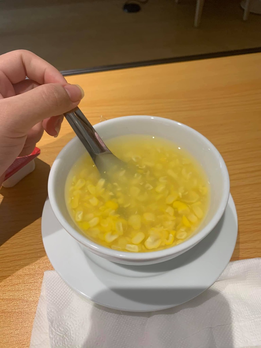 Xin chào các mom, nay mới có t.g viết về 5 ngày 4 đêm ở Hồng Ngọc - PTM ( e ở thêm 1 ngày).
E sinh mổ bé đầu tiên. Cả thai kỳ khoẻ mạnh chưa bao giờ nghĩ sẽ mổ các mom ạ. Đăng ký thai sản từ tuần 36 đợt tháng 6 đc km 15%. Khi khám ở HN thì tuần 38 bs phát hiện ra bất thường. E bị cuống rốn bám mép bánh rau là bệnh lý khá nguy hiểm ở thai nhi. Em theo khám BS Phương và BS Phương mổ cho e luôn. Nói về việc theo khám e k chọn Bs mà đến viện chọn ngẫu nhiên thôi. May mắn sao vào được bác Phương chứ hehe. Bác Phương lần nào thăm khám cũng rất nhẹ nhàng, ân cần. Sau khi phát hiện bất thường bác nhắc e cần phải cẩn thận và giải thích về bệnh lý và trường hợp có thể xảy ra. Hẹn e 3 ngày sau khám lại luôn để chốt đẻ ntn 😂. Bác trực tiếp thăm khám và cùng e đi siêu âm thì TH của e đẻ thường rất nguy hiểm và cần mổ lấy thai. Vì chuyển dạ là có nguy cơ suy thai. Sáng 2/9 khám thì chiều e lên bàn luôn. K thể tin nổi haha, lần đầu mổ nên e rất sợ và bỡ ngỡ, nằm trong phòng sinh khóc thì đc bác Phương và cả ekip động viên, thật ra e k sợ mổ mà e sợ nhất khoản tiêm gây tê vào lưng các mom ạ vì xem nhiều clip đẻ cái kim to như kim lợn vậy. Nhưng các mẹ nào sắp trải qua thì yên tâm nhé chỉ cần làm theo những gì Bs gây mê hướng dẫn thôi nó cũng như tiêm cây kim bé bé bthuong thôi ạ. Bs gây mê cho e là BS Thu Ba ( ở ngoài e gọi chị thôi vì chị trẻ xinh đẹp lắm ấy ạ) BS tiêm nhẹ nhàng đưa e vào cơn tê 🤣🤣. Cả ê kíp phủ chăn che các thứ đến đoạn đó e k còn thấy bên dưới nữa, cứ nghĩ mng vẫn đang chuẩn bị đồ để mổ thế mà 1 lúc sau chị Thu Ba bảo e chịu tức 1 chút để lấy e bé ra nhé thì e mới biết bác Phương mổ rồi 😂. Một lúc sau thì nghe thấy tiếng e bé. E bé đc da kề ra với mẹ luôn ấm áp hạnh phúc lắm ạ. Sau đấy tầm 20’ là bs khâu xong cho e, e đc chuyển lên hồi sức 4 tiếng rồi xuống với 2 bố con. Sau mổ đc truyền giảm đau và nhét giảm đau nên các mom đừng lo nhé, sẽ vẫn đau nhưng ở mức chịu  đc. Sang ngày thứ 2 thì e đã đứng dậy đi lại chậm chậm rồi cũng k đau quá nữa. Ngày thứ 4 là e k cần dùng giảm đau nữa. 
Về đồ ăn ở viện thì rất ngon ạ hôm nào e cũng ăn hết suất.
Các cô điều dưỡng và y tá nhiệt tình alo có mặt liền, hôm nào cũng có Bs đi kiểm tra vết mổ và Bs kiểm tra sức khoẻ của bé. 
Một lần nữa e xin cảm ơn BS Phương và ekip mổ cho e ngày 2/9 ạ ❤️