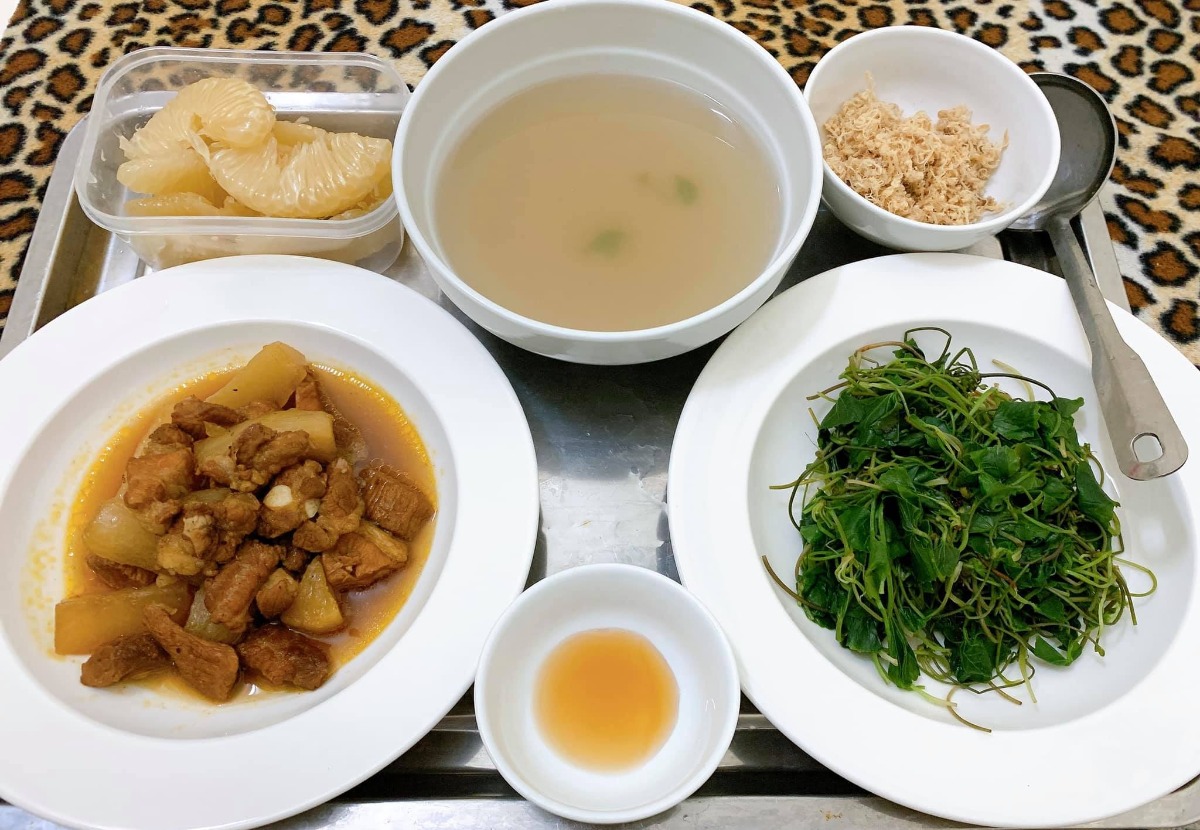 Xin chào cả nhà, em là ông bố nấu cơm cữ cho mẹ bầu sau sinh đây, ông bố cho vợ ăn củ cải bị các bác sĩ online nói đây ạ. Hai Vợ chồng hóng hớt linh tinh nên bay màu fb. Các bác đừng cười hay chỉ trích Vợ chồng em nhé 🤣

Nay e xin tổng hợp lại thực mẹ bầu sau sinh cho các ông bố bà mẹ tham khảo. Vợ e thích ăn gì e nấu cái đó và vì thời điểm cữ là mùa đông nên thực phẩm rau mùa cũng hơi hạn hẹp.. Nên e chỉ nấu được những món cơ bản như thế này thôi ạ. Các bác đóng góp để e nâng cao thực đơn tập 2 cho mẹ Bon. 🤩