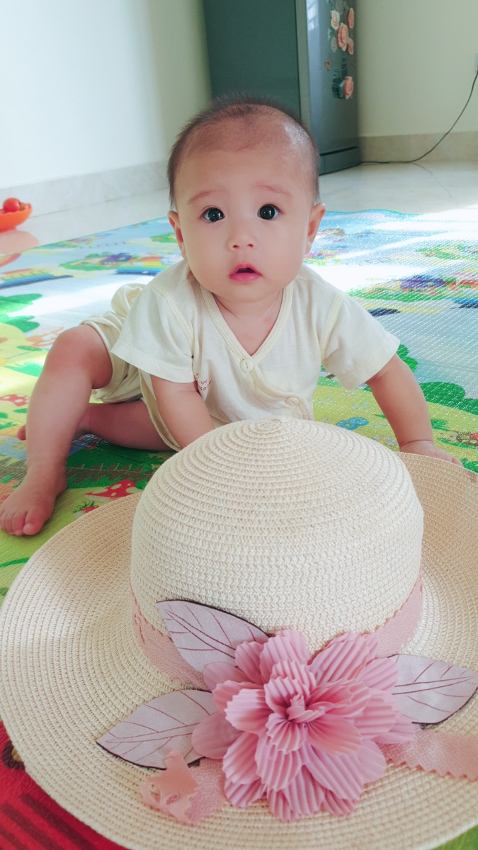 Con mình 5 tháng biết bò, biết ngồi rồi. Con các mom biết làm gì rồi?
