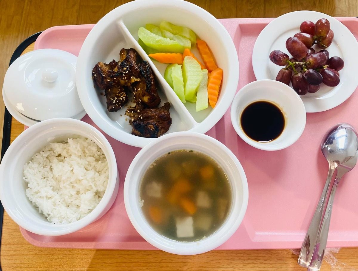 Chào các Mom 🤗
Con là Trâu đầu tháng 10. Con sanh mổ vào ngày 1/10/2021. 

Em xin review 1 chút về Hồng Ngọc cs Phúc Trường Minh . 

Các mẹ cứ yên tâm đi đẻ nha, chỉ cần vác mỗi chiếc bụng xinh iuu của các mẹ tới, còn đâu bệnh viện lo hết ạ . 😙

Em đăng kí đẻ thường , có dấu hiệu chuyển dạ nhưng rồi không sanh thường được phải chuyển sang mổ. 

Em được bác sĩ Quyền mổ cho ngày hôm đó. Vết mổ nhỏ xinh như đường chỉ, khô nhanh và rất lành vết mổ ạ . 

Em mổ đến ngày thứ 2, khi rút ống xông tiểu là em có thể đi lại nhẹ nhàng k nhiều đau đớn rùi😂

Có đau thì các mẹ gọi các cô y tá truyền giảm đau, hay đặt thuốc nha. 
Em nhanh lành vết mổ, ngày thứ 3 em đi lại bình thường được rùi. 
Đồ ăn bệnh viện siuu ngon lunn ạ, hôm nào em cũng ăn hết lunn 🤣

Bác sĩ nhiệt tình, ngày thăm khám 2 lần cho 2 mẹ con cẩn thận. 
Các cô y tá cũng siêu đáng iuu, nhẹ nhàng lắm, gia đình chỉ cần bấm chuông là các cô vào giúp ạ. 

Việc vệ sinh cho mẹ và bé em có đọc 1 số bài là k sạch sẽ lắm , nhưng nhà em thì em thấy okee, hoặc do bé nhà em sạch ít gây sẵn từ đầu nên em thấy bé đi tắm lúc nào cũng sạch sẽ hồng hào ạ :))

Nói chung, gia đình em rất ưng về dịch vụ ở Hồng Ngọc. Ở viện còn không muốn về lunn các mẹ ạ 🤣🤣