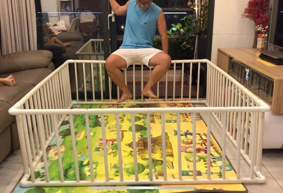 ĐÂY CÁC ÔNG BỐ TUYỆT VỜI NHÉ! ❤

Truyền cảm hứng từ các bài viết các ông bố làm nhà đồ chơi cho bé trong group. Xin giới thiệu vs cả nhà dự án đầu tay: cũi quây hàng rào làm từ ống nhựa PVC, vs chi phí <500k, thời gian làm trong 1 buổi.

Lúc đầu tính dùng tre để làm, nhưng ở tp khó kiếm/không có. Tuy nhiên sau khi dùng ống PVC này, kết quả vượt ngoài mong đợi về tính thẩm mỹ, an toàn, dễ làm và chắc chắn.

Dự là cái cũi quây hàng rào này sẽ giúp bé nhà mình biết đi nhanh hơn, rồi sau đó mình sẽ làm villa biệt thự cho bé sau ^^

I. Chuẩn bị:
- 5 ống phi 32, giá ~ 40k/ống
- 8 nối chữ T, phi 32 ~ 6k/cái
- 8 nối chữ L, phi 32 ~ 5k/cái
- 11 ống phi 20, giá ~ 16k/ống
- 32 con ốc vít nhỏ ~ 5k

II. Tiến hành làm

1.Làm khung từ ống 32

- Cắt đôi 4 ống (2.9m/ ống) thành 8 đoạn (1.45m/ đoạn)
- Khoan 16 lỗ, kích thước 20mm, khoảng cách các lỗ 9cm
- Cắt 1 ống thành 4 trụ (45cm/ trụ)

2.Làm thanh chắn từ ống 20:

- Cắt 11 ống phi 20 thành 64 đoạn, mỗi đoạn 48cm.

3.Lắp ráp

- Dùng 8 nối T và L ráp khung như hình
- Lắp các thanh chắn phi 20mm vào các lỗ.

4.Gia cố bằng ốc

- Bắt ốc và các khớp đầu nối và ống như hình

5.Vệ sinh trc khi dùng

Chúc các bạn có nhiều niềm vui khi tự làm một số món đồ cho gia đình!