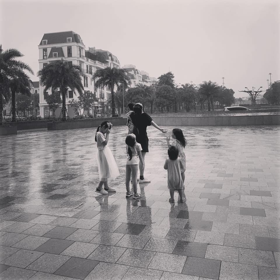 LÀM MẸ NGHĨA LÀ LÀM MẸ THÔI
(Ghi lại từ Workshop "Giáo dục các giá trị gốc" với Nhà giáo Lê Mai Hương, Baby Hub, 31.3.2019)

Là phụ nữ sao bạn cứ thích tự làm khổ mình bằng cách đặt lên vai mình những gánh nặng không phải của mình rồi kiệt sức và hoặc là trầm cảm hoặc là tung hê tất cả khi không gánh được nữa hoặc là cam chịu nhẫn nhục làm tiếp rồi đổ gục dưới những gánh nặng tự mình đặt ra cho mình? Bạn thực sự muốn một cuộc đời như thế thật sao?

Con là tất cả.
Không, con chưa bao giờ là tất cả, mình đẻ ra con thì làm sao mà con lại là tất cả được? Trước khi có con, ông, bà, bố, mẹ hơi bị to đấy. Mẹ chẳng là tất cả thì con không bao giờ có cơ hội là tất cả, đó là điều phi lý. Mẹ làm tất cả cho con bỏ bê chăm sóc chính mình thì mẹ chết đi bỏ con lại cho ai? Mẹ chăm con chẳng chăm mình lăn ra ốm chẳng còn sức khỏe mà chăm sóc con và trở thành gánh nặng cho cả gia đình thì bỏ con lại cho ai? Mẹ chẳng chăm sóc bố mẹ chồng, bố mẹ đẻ ra mình, làm tròn bổn phận người con thì bỏ bố mẹ cho ai? Nhờ lấy chồng mới có con, không có chồng thì làm sao có con. Bỏ bê không chăm sóc chồng chỉ chăm chăm đội con lên đầu rồi chồng bỏ mình, con mất bố thì là mình tốt với con hay mình hại con? Vậy nên, mình mới là tất cả. Mình biết cách chăm sóc mình tốt nhất mới có thể chăm sóc mọi người quanh mình tốt nhất. Con chỉ là một phần của cuộc sống mà thôi. Con là tất cả, con làm sao thì mẹ mất tất cả, mẹ chết luôn theo con à? Thế là con mắc tội với mẹ đấy chứ. Làm gì có cái nguyên lý nào như thế?

Làm mẹ độc quyền
Các mẹ cuồng con, sở hữu con như những nhà độc quyền, đóng dấu bản quyền xung quanh rào đứa trẻ lại, ông bà bảo sang nhà ông bà cũng không cho, bố muốn chăm sóc con cũng không cho, cho con đi học cho có bạn bè cũng không cho. Chỉ có mẹ là yêu con nhất, hiểu con nhất, chăm con tốt nhất dẫn đến con chỉ ở với mẹ và bị lập trình lệch lạc về vai trò, trách nhiệm, quyền hạn của những vị trí khác trong gia đình. Điều này đặt biệt rõ khi mẹ chăm con trai và biến con thành tài sản riêng của mình và dẫn đến xung đột mẹ chồng nàng dâu sau này khi con trai yêu một người phụ nữ khác mình. Em bé này cũng không biết đóng vai trò đàn ông của mình trong gia đình, trong xã hội sau này vì vai trò của người bố khi bé là quá mờ nhạt không giúp em định hình tính cách đàn ông của mình. Người mẹ này vì yêu con mà thực ra là hại cả cuộc đời con. Cậu bé này sẽ lại tiếp tục chọn một hình mẫu người mẹ để yêu mình thay mẹ mình cả cuộc đời.

Làm bạn với con.
Vớ vẩn, bạn bè để ngang hàng phải lứa trèo lên đầu lên cổ mẹ à. Tôi đã chứng kiến rất rất nhiều bà mẹ làm bạn với con nên con thản nhiên ra lệnh cho mẹ từ khi biết nói. Mẹ thì một câu dạ hai câu ạ với con rất là trái đạo lý còn con thì toàn các câu ra lệnh với từ ông bà bố mẹ trở xuống, đến trường cũng thử với các cô nhưng mà mất điện luôn. Mẹ là mẹ, con là con, mẹ là mẹ của con, mẹ không phải bạn bè ngang hàng phải lứa với con.
Công cha như núi Thái Sơn
Nghĩa mẹ như nước trong nguồn chảy ra
Một lòng thờ mẹ kính cha
Cho tròn chữ Hiếu mới là đạo con
Nói năng với mẹ phải "Thưa mẹ, mẹ gọi gì con ạ." "Con cảm ơn mẹ đưa con đi học ạ." "Con chúc mẹ một ngày vui vẻ ạ."
"Con cảm ơn mẹ nấu bữa tối cho con ăn ạ." Con phải dạ thưa với mình và mình làm mẫu bằng việc dạ thưa với bố mẹ mình chứ không phải là dạ thưa với con để làm mẫu các mẹ nhé.

Mẹ là cô giáo của con.
Rất nhiều bà mẹ đi học thêm một vài cái bằng giáo viên, tham gia các khóa học đào tạo giáo viên để về dạy con. Đi làm về rồi là hăm hở kèm cặp con thêm đến 9, 10 giờ đêm online, offline đủ cả khổ cả con và mẹ. Nếu bạn quay lại lịch sử dân tộc Việt, bạn có thấy bà mẹ của bất cứ ông quan, tiến sỹ khoa bảng nào đi học kiến thức để dạy con không? Không, thầy đồ làm việc đó. Mẹ là mẹ. Mẹ dạy con làm người bằng việc bản thân mẹ là hình mẫu sống đúng đạo làm người đã chẳng có mấy ai làm được rồi nói gì đến đi học thêm cái bằng sư phạm để về dạy con. Phải chăm con thì không chuyên tâm việc học. Phải học thì bỏ bê con. Vừa học, vừa làm, vừa nuôi con thì dở dang cả ba trách nhiệm. Việc của mẹ là sống mẫu mực để dạy con sống chuẩn mực từ bé chứ không phải mẹ là cô giáo dạy kiến thức các cấp cho con. Rất nhiều bà mẹ Việt đang trong cảnh đi làm về, tối tối ngồi học bài cùng con đến đêm. Cả nhà cùng kiệt sức hết ngày này sang ngày khác. Làm mẹ chuẩn chỉ, đúng vai trò, chức năng, trách nhiệm đã là vô cùng khó sao lại nhận thêm việc làm giáo viên dạy kiến thức cho con. Mà làm sao dạy được. Giáo viên họ học 3 năm, 4 năm ra trường mới có bằng sư phạm, nghề của họ, họ làm việc họ cần làm. Cấp II, mỗi giáo viên dạy con một môn, làm sao mẹ dạy được tất cả các môn mà hình thành thói quen học sai cho con? Có mẹ thì học, không có mẹ là không học. Học cho mẹ vui chứ có học vì đam mê hay do hiếu học đâu. Thực ra mà nói con bạn cũng ngán tận cổ nhìn bạn cố gắng là một giáo viên, cả ngày nhìn các giáo viên đóng vai của mình rồi mà về mẹ còn cứ đóng vai giáo viên với mình làm gì cơ chứ? Khi bạn đóng vai giáo viên dạy kiến thức, bạn không còn khung giờ nào để làm mẹ nữa cả. Mệt quá rồi còn đâu. Kiệt sức chán chẳng buồn làm mẹ nữa. Cáu thì lại quay ra đánh con. Đánh xong lại ân hận rằng mình không phải là người mẹ tốt và tất cả đều do lỗi của mình.

Vậy nên, phụ nữ thời đại mới nhớ kế thừa truyền thống tốt đẹp của đất nước và đừng làm khổ mình, đừng nhìn ra bên ngoài nữa, hãy thẳng thắn nhìn vào bên trong mình, hãy yêu thương, có trách nhiệm với chính mình đã, làm một vai trò thật trọn vẹn, thật chỉn chu thôi đã nhé. 24 tiếng mỗi ngày bạn làm mẹ bao nhiêu tiếng?

Làm mẹ là làm mẹ thôi, đừng chạy theo bàn dân thiên hạ hay chạy theo văn hóa của một đất nước khác rồi khổ tất cả mọi người quanh mình trong khi mình rất yêu gia đình mình đúng không các mẹ? Túm lại là thư giãn đi, quay trở về các giá trị căn bản thời các cụ xa xưa nhà mình, ai đóng đúng vai của người đấy. LÀM MẸ NGHĨA LÀ LÀM MẸ MÀ THÔI.