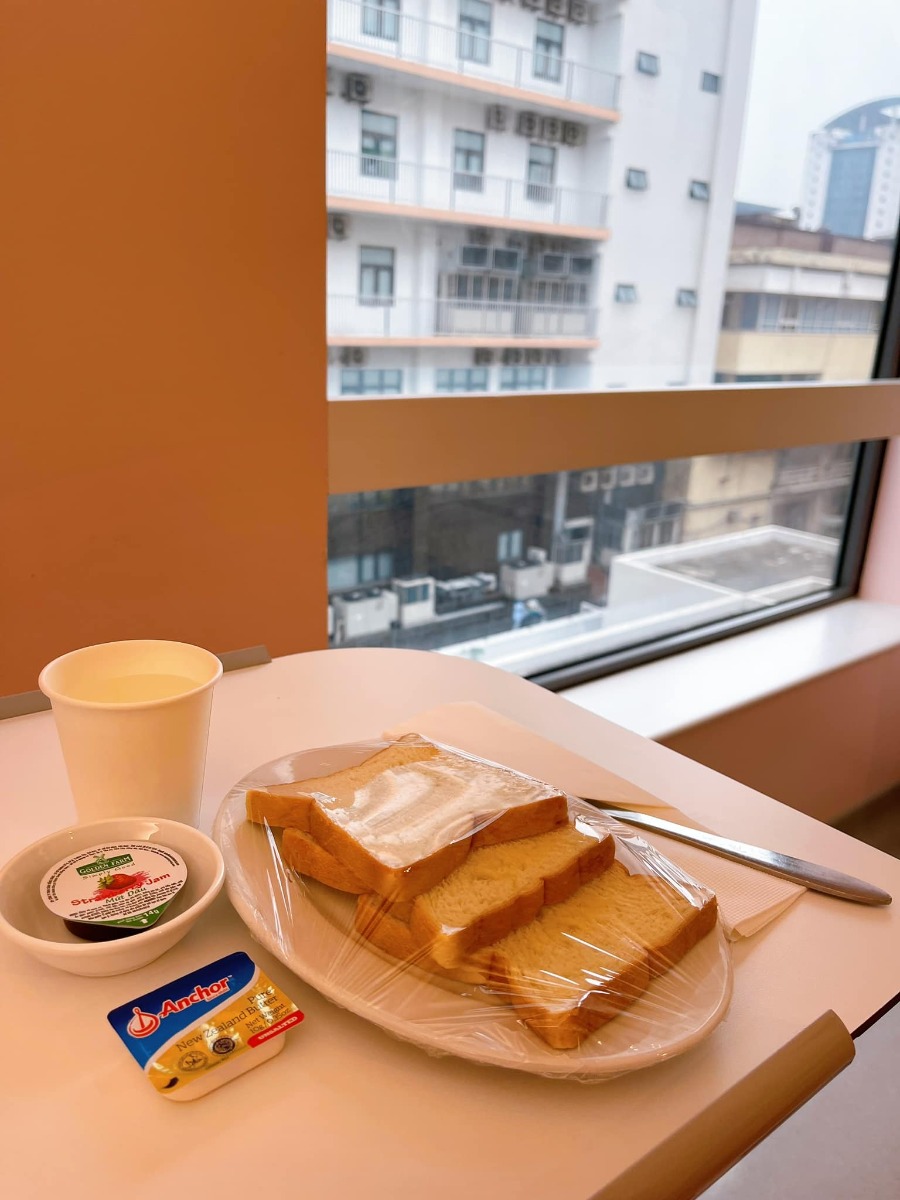 REVIEW ĐI ĐẺ MÙA DỊCH MỘT MÌNH 😍

Vì là mùa dịch nên hai mẹ con cháu phải ở cùng nhau hai mình 4 ngày liền 😆, nên mẹ cháu khá rảnh viết vài dòng review cho vui nhé các bác 🥰

Lần 1 mẹ cháu đẻ vinmec, Lần 2 này mẹ cháu đăng kí gói sinh mổ ở Việt Pháp để gửi gắm thân mình mùa dịch 🥰 , bởi tiện gần nhà , chi phi hợp lý hơn vinmec (so sánh hiện tại) và viện có chăm sóc mẹ và bé 24/24 nên mẹ thích chỉ cần vác bụng bầu đi đẻ thôi 😆 

✅ Mẹ Moon là được xếp ca mổ đầu tiên trong ngày 18/10. Ngày hôm trước em qua viện làm test nhanh 350k nên sáng 6h30 vào viện luôn, được cô y tá dẫn chọn phòng và tắm rửa sát khuẩn sạch sẽ, nằm nối truyền nước 1 lúc khoảng 8h là được đẩy phòng mổ r chu đáo. Phòng mổ của viện đẹp và sạch sẽ. Các cô y tá hỏi thăm mẹ liên tục và đặc biệt khi nằm sinh được luồn ống sưởi vào 2 bên tay ấm cực phê ( điểm này vinmec k có) 😍

✅ Mẹ Moon được bác sỹ Thu - Trưởng khoa sản mổ nên yên tâm, dù có thuốc tê nhưng mọi thao tác mẹ đều cảm nhận rõ ràng và rất nhanh. 8h56 bác đặt dao mổ bắt đầu thì 8h58 bé Moon “ oe oe “ 🥰
Các cô y tá nhanh chóng bế con cho mẹ nhìn ngắm thơm má, hai mẹ con khóc sướt mướt, cả phòng ai cũng khen tv bé xinh quá 😍 mẹ sướng nổ mũi luôn. Ê kíp mổ và gây tê ca của em rất ân cần chu đáo, điểm 10 ạ 👍🏻 
Sau đấy mẹ cháu đc đưa đến phòng hậu phẫu để theo dõi và vì mẹ đi sinh 1 mình nên các cô hỗ trợ bé Moon cũng được đưa đến để da kề da vs mẹ luôn. Nằm khoảng 2 tiếng hơn thì mẹ cùng con xuống ph nghỉ ngơi tiếp . 

✅ Phòng ở thì màu hồng cute và cực kì sạch sẽ. Mùa dịch nên các mẹ dc chọn phòng và được ở phòng riêng không mất thêm phí nếu ở 1 mình, Hàng ngày đều đc lau dọn cẩn thận liên tục. Đồ dùng cá nhân cho mẹ và bé cũng đc chuẩn bị vô cùng đầy đủ, váy mẹ màu hồng lên dáng cực yêu nữa (ảnh minh hoạ) 😆 

✅ Ở VP sau sinh 3 tiếng dc uống nc, 6 tiếng dc ăn mà chưa cần đánh hơi, ôi ăn bát cháo lúc đói sướng vô cùng ạ 😆  Buổi tối tầm 9h các cô đã hướng dẫn cho mẹ đứng lên đi lại, hôm sau là đã tắm rửa gội đầu thơm tho cả hai mẹ con đc r ^^ (viện có cả dịch vụ các cô tắm cho mẹ nhé, nhưng mẹ chỉ nhờ hỗ trợ ngày đầu hôm sau tự túc 🤣) Cần gì cứ bấm nút là các cô tới liền nên dù đi sinh một mình cũng thấy k vấn đề 😆

✅ Đồ ăn ngon lắm ạ, ngày nào mẹ Moon cũng order đủ 5 bữa, chưa kể gọi thêm món :”> ngày nào cũng canh giờ ăn đến rồi để ngồi chén sạch hihi

Đến hiện tại thì mẹ cháu r hài lòng và hai mẹ con cháu tiếp tục tận hưởng 3 ngày nữa đây ạ 🥰 chúc các mẹ đi sinh mùa dịch an toàn và vui vẻ nha. Yêu thương nhiềuuu ạ hihi 😘😘