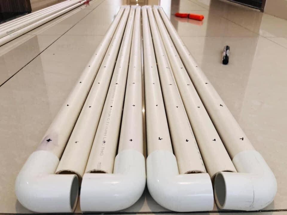 ĐÂY CÁC ÔNG BỐ TUYỆT VỜI NHÉ! ❤

Truyền cảm hứng từ các bài viết các ông bố làm nhà đồ chơi cho bé trong group. Xin giới thiệu vs cả nhà dự án đầu tay: cũi quây hàng rào làm từ ống nhựa PVC, vs chi phí <500k, thời gian làm trong 1 buổi.

Lúc đầu tính dùng tre để làm, nhưng ở tp khó kiếm/không có. Tuy nhiên sau khi dùng ống PVC này, kết quả vượt ngoài mong đợi về tính thẩm mỹ, an toàn, dễ làm và chắc chắn.

Dự là cái cũi quây hàng rào này sẽ giúp bé nhà mình biết đi nhanh hơn, rồi sau đó mình sẽ làm villa biệt thự cho bé sau ^^

I. Chuẩn bị:
- 5 ống phi 32, giá ~ 40k/ống
- 8 nối chữ T, phi 32 ~ 6k/cái
- 8 nối chữ L, phi 32 ~ 5k/cái
- 11 ống phi 20, giá ~ 16k/ống
- 32 con ốc vít nhỏ ~ 5k

II. Tiến hành làm

1.Làm khung từ ống 32

- Cắt đôi 4 ống (2.9m/ ống) thành 8 đoạn (1.45m/ đoạn)
- Khoan 16 lỗ, kích thước 20mm, khoảng cách các lỗ 9cm
- Cắt 1 ống thành 4 trụ (45cm/ trụ)

2.Làm thanh chắn từ ống 20:

- Cắt 11 ống phi 20 thành 64 đoạn, mỗi đoạn 48cm.

3.Lắp ráp

- Dùng 8 nối T và L ráp khung như hình
- Lắp các thanh chắn phi 20mm vào các lỗ.

4.Gia cố bằng ốc

- Bắt ốc và các khớp đầu nối và ống như hình

5.Vệ sinh trc khi dùng

Chúc các bạn có nhiều niềm vui khi tự làm một số món đồ cho gia đình!