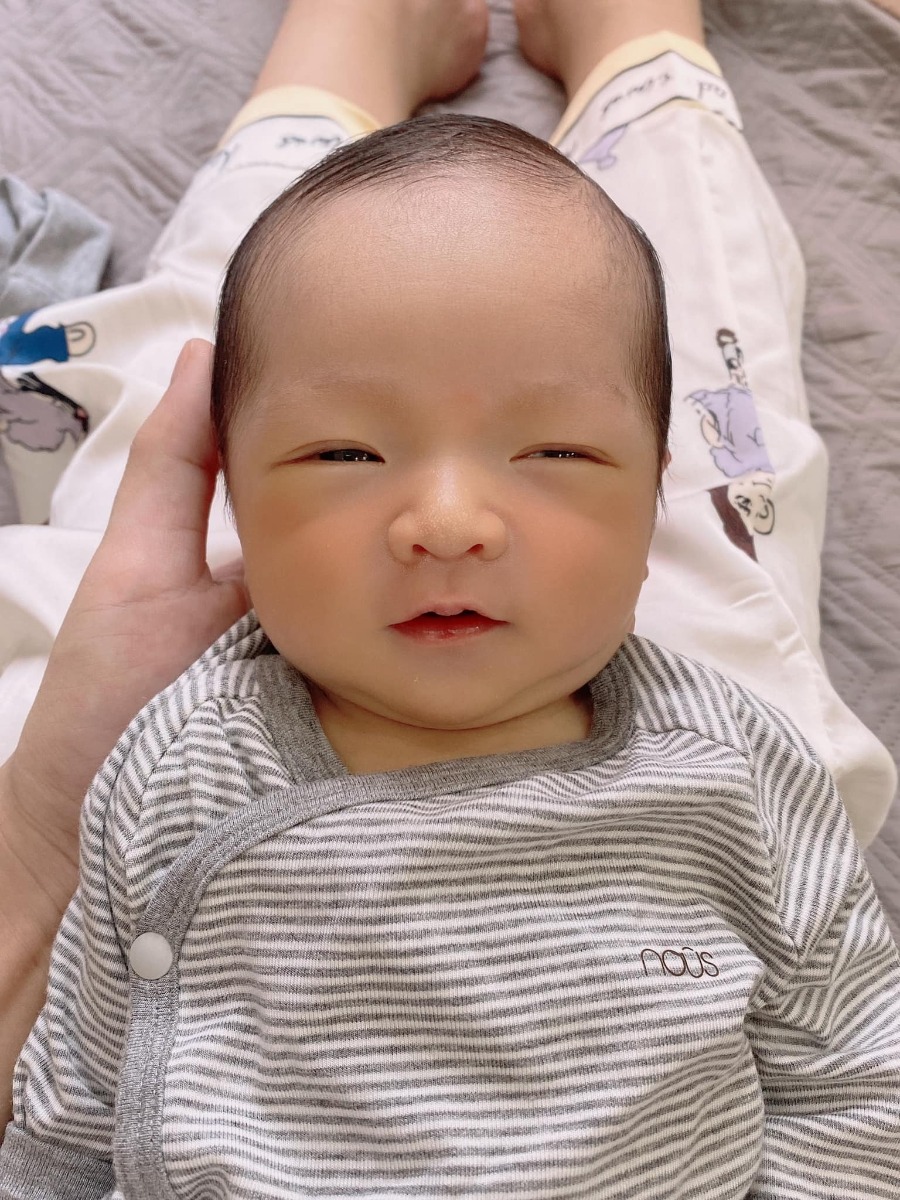 Chào các Mom 🤗
Con là Trâu đầu tháng 10. Con sanh mổ vào ngày 1/10/2021. 

Em xin review 1 chút về Hồng Ngọc cs Phúc Trường Minh . 

Các mẹ cứ yên tâm đi đẻ nha, chỉ cần vác mỗi chiếc bụng xinh iuu của các mẹ tới, còn đâu bệnh viện lo hết ạ . 😙

Em đăng kí đẻ thường , có dấu hiệu chuyển dạ nhưng rồi không sanh thường được phải chuyển sang mổ. 

Em được bác sĩ Quyền mổ cho ngày hôm đó. Vết mổ nhỏ xinh như đường chỉ, khô nhanh và rất lành vết mổ ạ . 

Em mổ đến ngày thứ 2, khi rút ống xông tiểu là em có thể đi lại nhẹ nhàng k nhiều đau đớn rùi😂

Có đau thì các mẹ gọi các cô y tá truyền giảm đau, hay đặt thuốc nha. 
Em nhanh lành vết mổ, ngày thứ 3 em đi lại bình thường được rùi. 
Đồ ăn bệnh viện siuu ngon lunn ạ, hôm nào em cũng ăn hết lunn 🤣

Bác sĩ nhiệt tình, ngày thăm khám 2 lần cho 2 mẹ con cẩn thận. 
Các cô y tá cũng siêu đáng iuu, nhẹ nhàng lắm, gia đình chỉ cần bấm chuông là các cô vào giúp ạ. 

Việc vệ sinh cho mẹ và bé em có đọc 1 số bài là k sạch sẽ lắm , nhưng nhà em thì em thấy okee, hoặc do bé nhà em sạch ít gây sẵn từ đầu nên em thấy bé đi tắm lúc nào cũng sạch sẽ hồng hào ạ :))

Nói chung, gia đình em rất ưng về dịch vụ ở Hồng Ngọc. Ở viện còn không muốn về lunn các mẹ ạ 🤣🤣