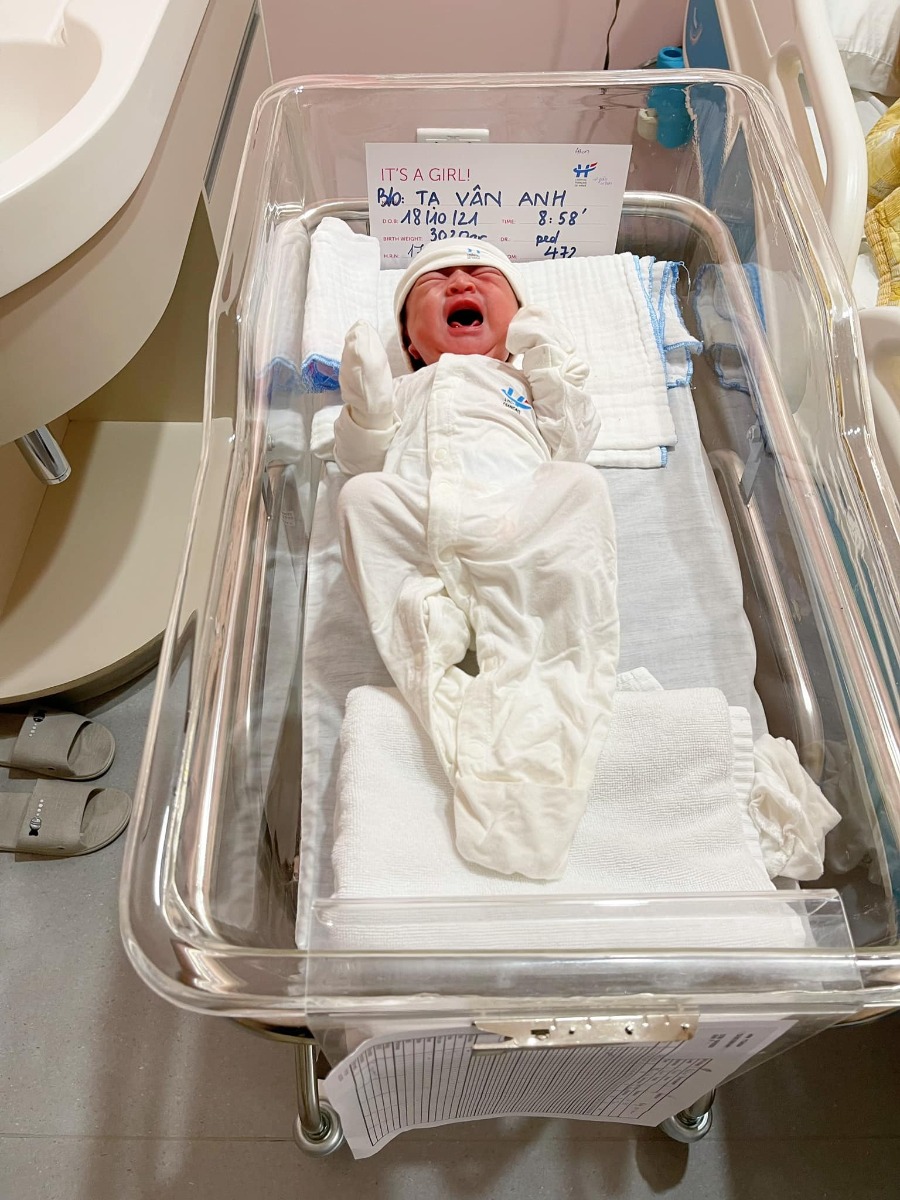 REVIEW ĐI ĐẺ MÙA DỊCH MỘT MÌNH 😍

Vì là mùa dịch nên hai mẹ con cháu phải ở cùng nhau hai mình 4 ngày liền 😆, nên mẹ cháu khá rảnh viết vài dòng review cho vui nhé các bác 🥰

Lần 1 mẹ cháu đẻ vinmec, Lần 2 này mẹ cháu đăng kí gói sinh mổ ở Việt Pháp để gửi gắm thân mình mùa dịch 🥰 , bởi tiện gần nhà , chi phi hợp lý hơn vinmec (so sánh hiện tại) và viện có chăm sóc mẹ và bé 24/24 nên mẹ thích chỉ cần vác bụng bầu đi đẻ thôi 😆 

✅ Mẹ Moon là được xếp ca mổ đầu tiên trong ngày 18/10. Ngày hôm trước em qua viện làm test nhanh 350k nên sáng 6h30 vào viện luôn, được cô y tá dẫn chọn phòng và tắm rửa sát khuẩn sạch sẽ, nằm nối truyền nước 1 lúc khoảng 8h là được đẩy phòng mổ r chu đáo. Phòng mổ của viện đẹp và sạch sẽ. Các cô y tá hỏi thăm mẹ liên tục và đặc biệt khi nằm sinh được luồn ống sưởi vào 2 bên tay ấm cực phê ( điểm này vinmec k có) 😍

✅ Mẹ Moon được bác sỹ Thu - Trưởng khoa sản mổ nên yên tâm, dù có thuốc tê nhưng mọi thao tác mẹ đều cảm nhận rõ ràng và rất nhanh. 8h56 bác đặt dao mổ bắt đầu thì 8h58 bé Moon “ oe oe “ 🥰
Các cô y tá nhanh chóng bế con cho mẹ nhìn ngắm thơm má, hai mẹ con khóc sướt mướt, cả phòng ai cũng khen tv bé xinh quá 😍 mẹ sướng nổ mũi luôn. Ê kíp mổ và gây tê ca của em rất ân cần chu đáo, điểm 10 ạ 👍🏻 
Sau đấy mẹ cháu đc đưa đến phòng hậu phẫu để theo dõi và vì mẹ đi sinh 1 mình nên các cô hỗ trợ bé Moon cũng được đưa đến để da kề da vs mẹ luôn. Nằm khoảng 2 tiếng hơn thì mẹ cùng con xuống ph nghỉ ngơi tiếp . 

✅ Phòng ở thì màu hồng cute và cực kì sạch sẽ. Mùa dịch nên các mẹ dc chọn phòng và được ở phòng riêng không mất thêm phí nếu ở 1 mình, Hàng ngày đều đc lau dọn cẩn thận liên tục. Đồ dùng cá nhân cho mẹ và bé cũng đc chuẩn bị vô cùng đầy đủ, váy mẹ màu hồng lên dáng cực yêu nữa (ảnh minh hoạ) 😆 

✅ Ở VP sau sinh 3 tiếng dc uống nc, 6 tiếng dc ăn mà chưa cần đánh hơi, ôi ăn bát cháo lúc đói sướng vô cùng ạ 😆  Buổi tối tầm 9h các cô đã hướng dẫn cho mẹ đứng lên đi lại, hôm sau là đã tắm rửa gội đầu thơm tho cả hai mẹ con đc r ^^ (viện có cả dịch vụ các cô tắm cho mẹ nhé, nhưng mẹ chỉ nhờ hỗ trợ ngày đầu hôm sau tự túc 🤣) Cần gì cứ bấm nút là các cô tới liền nên dù đi sinh một mình cũng thấy k vấn đề 😆

✅ Đồ ăn ngon lắm ạ, ngày nào mẹ Moon cũng order đủ 5 bữa, chưa kể gọi thêm món :”> ngày nào cũng canh giờ ăn đến rồi để ngồi chén sạch hihi

Đến hiện tại thì mẹ cháu r hài lòng và hai mẹ con cháu tiếp tục tận hưởng 3 ngày nữa đây ạ 🥰 chúc các mẹ đi sinh mùa dịch an toàn và vui vẻ nha. Yêu thương nhiềuuu ạ hihi 😘😘