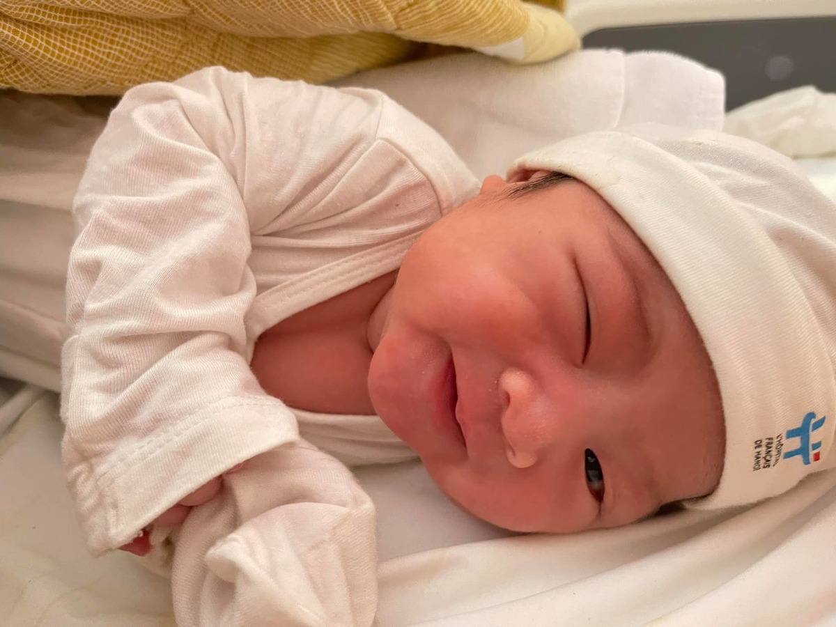 REVIEW ĐI ĐẺ MÙA DỊCH MỘT MÌNH 😍

Vì là mùa dịch nên hai mẹ con cháu phải ở cùng nhau hai mình 4 ngày liền 😆, nên mẹ cháu khá rảnh viết vài dòng review cho vui nhé các bác 🥰

Lần 1 mẹ cháu đẻ vinmec, Lần 2 này mẹ cháu đăng kí gói sinh mổ ở Việt Pháp để gửi gắm thân mình mùa dịch 🥰 , bởi tiện gần nhà , chi phi hợp lý hơn vinmec (so sánh hiện tại) và viện có chăm sóc mẹ và bé 24/24 nên mẹ thích chỉ cần vác bụng bầu đi đẻ thôi 😆 

✅ Mẹ Moon là được xếp ca mổ đầu tiên trong ngày 18/10. Ngày hôm trước em qua viện làm test nhanh 350k nên sáng 6h30 vào viện luôn, được cô y tá dẫn chọn phòng và tắm rửa sát khuẩn sạch sẽ, nằm nối truyền nước 1 lúc khoảng 8h là được đẩy phòng mổ r chu đáo. Phòng mổ của viện đẹp và sạch sẽ. Các cô y tá hỏi thăm mẹ liên tục và đặc biệt khi nằm sinh được luồn ống sưởi vào 2 bên tay ấm cực phê ( điểm này vinmec k có) 😍

✅ Mẹ Moon được bác sỹ Thu - Trưởng khoa sản mổ nên yên tâm, dù có thuốc tê nhưng mọi thao tác mẹ đều cảm nhận rõ ràng và rất nhanh. 8h56 bác đặt dao mổ bắt đầu thì 8h58 bé Moon “ oe oe “ 🥰
Các cô y tá nhanh chóng bế con cho mẹ nhìn ngắm thơm má, hai mẹ con khóc sướt mướt, cả phòng ai cũng khen tv bé xinh quá 😍 mẹ sướng nổ mũi luôn. Ê kíp mổ và gây tê ca của em rất ân cần chu đáo, điểm 10 ạ 👍🏻 
Sau đấy mẹ cháu đc đưa đến phòng hậu phẫu để theo dõi và vì mẹ đi sinh 1 mình nên các cô hỗ trợ bé Moon cũng được đưa đến để da kề da vs mẹ luôn. Nằm khoảng 2 tiếng hơn thì mẹ cùng con xuống ph nghỉ ngơi tiếp . 

✅ Phòng ở thì màu hồng cute và cực kì sạch sẽ. Mùa dịch nên các mẹ dc chọn phòng và được ở phòng riêng không mất thêm phí nếu ở 1 mình, Hàng ngày đều đc lau dọn cẩn thận liên tục. Đồ dùng cá nhân cho mẹ và bé cũng đc chuẩn bị vô cùng đầy đủ, váy mẹ màu hồng lên dáng cực yêu nữa (ảnh minh hoạ) 😆 

✅ Ở VP sau sinh 3 tiếng dc uống nc, 6 tiếng dc ăn mà chưa cần đánh hơi, ôi ăn bát cháo lúc đói sướng vô cùng ạ 😆  Buổi tối tầm 9h các cô đã hướng dẫn cho mẹ đứng lên đi lại, hôm sau là đã tắm rửa gội đầu thơm tho cả hai mẹ con đc r ^^ (viện có cả dịch vụ các cô tắm cho mẹ nhé, nhưng mẹ chỉ nhờ hỗ trợ ngày đầu hôm sau tự túc 🤣) Cần gì cứ bấm nút là các cô tới liền nên dù đi sinh một mình cũng thấy k vấn đề 😆

✅ Đồ ăn ngon lắm ạ, ngày nào mẹ Moon cũng order đủ 5 bữa, chưa kể gọi thêm món :”> ngày nào cũng canh giờ ăn đến rồi để ngồi chén sạch hihi

Đến hiện tại thì mẹ cháu r hài lòng và hai mẹ con cháu tiếp tục tận hưởng 3 ngày nữa đây ạ 🥰 chúc các mẹ đi sinh mùa dịch an toàn và vui vẻ nha. Yêu thương nhiềuuu ạ hihi 😘😘