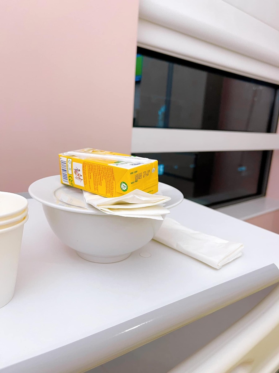 REVIEW ĐI ĐẺ MÙA DỊCH MỘT MÌNH 😍

Vì là mùa dịch nên hai mẹ con cháu phải ở cùng nhau hai mình 4 ngày liền 😆, nên mẹ cháu khá rảnh viết vài dòng review cho vui nhé các bác 🥰

Lần 1 mẹ cháu đẻ vinmec, Lần 2 này mẹ cháu đăng kí gói sinh mổ ở Việt Pháp để gửi gắm thân mình mùa dịch 🥰 , bởi tiện gần nhà , chi phi hợp lý hơn vinmec (so sánh hiện tại) và viện có chăm sóc mẹ và bé 24/24 nên mẹ thích chỉ cần vác bụng bầu đi đẻ thôi 😆 

✅ Mẹ Moon là được xếp ca mổ đầu tiên trong ngày 18/10. Ngày hôm trước em qua viện làm test nhanh 350k nên sáng 6h30 vào viện luôn, được cô y tá dẫn chọn phòng và tắm rửa sát khuẩn sạch sẽ, nằm nối truyền nước 1 lúc khoảng 8h là được đẩy phòng mổ r chu đáo. Phòng mổ của viện đẹp và sạch sẽ. Các cô y tá hỏi thăm mẹ liên tục và đặc biệt khi nằm sinh được luồn ống sưởi vào 2 bên tay ấm cực phê ( điểm này vinmec k có) 😍

✅ Mẹ Moon được bác sỹ Thu - Trưởng khoa sản mổ nên yên tâm, dù có thuốc tê nhưng mọi thao tác mẹ đều cảm nhận rõ ràng và rất nhanh. 8h56 bác đặt dao mổ bắt đầu thì 8h58 bé Moon “ oe oe “ 🥰
Các cô y tá nhanh chóng bế con cho mẹ nhìn ngắm thơm má, hai mẹ con khóc sướt mướt, cả phòng ai cũng khen tv bé xinh quá 😍 mẹ sướng nổ mũi luôn. Ê kíp mổ và gây tê ca của em rất ân cần chu đáo, điểm 10 ạ 👍🏻 
Sau đấy mẹ cháu đc đưa đến phòng hậu phẫu để theo dõi và vì mẹ đi sinh 1 mình nên các cô hỗ trợ bé Moon cũng được đưa đến để da kề da vs mẹ luôn. Nằm khoảng 2 tiếng hơn thì mẹ cùng con xuống ph nghỉ ngơi tiếp . 

✅ Phòng ở thì màu hồng cute và cực kì sạch sẽ. Mùa dịch nên các mẹ dc chọn phòng và được ở phòng riêng không mất thêm phí nếu ở 1 mình, Hàng ngày đều đc lau dọn cẩn thận liên tục. Đồ dùng cá nhân cho mẹ và bé cũng đc chuẩn bị vô cùng đầy đủ, váy mẹ màu hồng lên dáng cực yêu nữa (ảnh minh hoạ) 😆 

✅ Ở VP sau sinh 3 tiếng dc uống nc, 6 tiếng dc ăn mà chưa cần đánh hơi, ôi ăn bát cháo lúc đói sướng vô cùng ạ 😆  Buổi tối tầm 9h các cô đã hướng dẫn cho mẹ đứng lên đi lại, hôm sau là đã tắm rửa gội đầu thơm tho cả hai mẹ con đc r ^^ (viện có cả dịch vụ các cô tắm cho mẹ nhé, nhưng mẹ chỉ nhờ hỗ trợ ngày đầu hôm sau tự túc 🤣) Cần gì cứ bấm nút là các cô tới liền nên dù đi sinh một mình cũng thấy k vấn đề 😆

✅ Đồ ăn ngon lắm ạ, ngày nào mẹ Moon cũng order đủ 5 bữa, chưa kể gọi thêm món :”> ngày nào cũng canh giờ ăn đến rồi để ngồi chén sạch hihi

Đến hiện tại thì mẹ cháu r hài lòng và hai mẹ con cháu tiếp tục tận hưởng 3 ngày nữa đây ạ 🥰 chúc các mẹ đi sinh mùa dịch an toàn và vui vẻ nha. Yêu thương nhiềuuu ạ hihi 😘😘