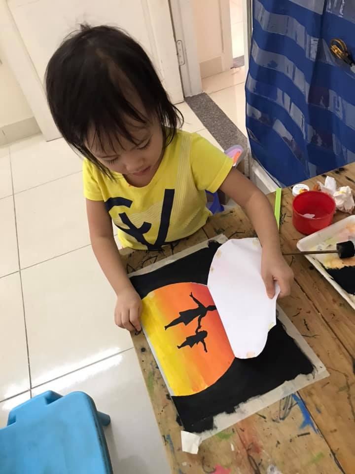 Gửi tặng đến các bà, các mẹ như lời chào, lời cảm ơn vì đã chia sẻ nhiều điều bổ ích, lí thú để mẹ con em học hỏi. 

Chúc các bà các mẹ một ngày lễ thật vui, mạnh khoẻ, bình an cùng gia đình vượt qua đại dịch. 

Không biết có mẹ nào như em không? Vì mong con vui vẻ, có nhiều trải nghiệm hơn mà trưa k ngủ, thức đêm mò hôm tìm rồi làm học liệu cho con. Bỏ quên đi bản thân để con mình lên trước. Rồi nhan sắc đi xuống, sức khoẻ cũng vì thế mà ảnh hưởng. Rồi em nhận ra khi mình không khoẻ chơi với con cũng chả vui. Không khoẻ cũng chả đủ sức chăm con. 

Khi mình không yêu mình cũng sẽ chẳng dạy con biết yêu bản thân nó. Em thấy mình đang cố quá. Và em dừng lại đặt câu hỏi: điều con cần thực sự là gì? Nếu nó biết để đổi lấy vài phút vui vẻ của nó mẹ nó đánh đổi nhiều thứ vậy liệu nó có thực sự cần những thứ đó không? 

Em chậm lại 1 nhịp và bắt đầu cân bằng lại giữa việc chăm con và chăm mình. Tuy chưa đâu vào đâu nhưng cũng đang thay đổi bản thân dần dần. 

Đồng hành cùng con là quá trình dài hơi không phải ngày một ngày hai nên bản thân mẹ cũng phải chuẩn bị thật tốt sức khoẻ, tâm lí và kiến thức. Mọi người hay nói là dắt ốc sên đi dạo. Em thấy đúng. Chầm chậm thôi nhưng nhất định tiến về phía trước.

Đấy là suy nghĩ và trải nghiệm của bản thân em có thể không đúng với người khác. Nhưng những gì em muốn nhắn nhủ là:  Phụ nữ à! Hãy thương lấy mình.