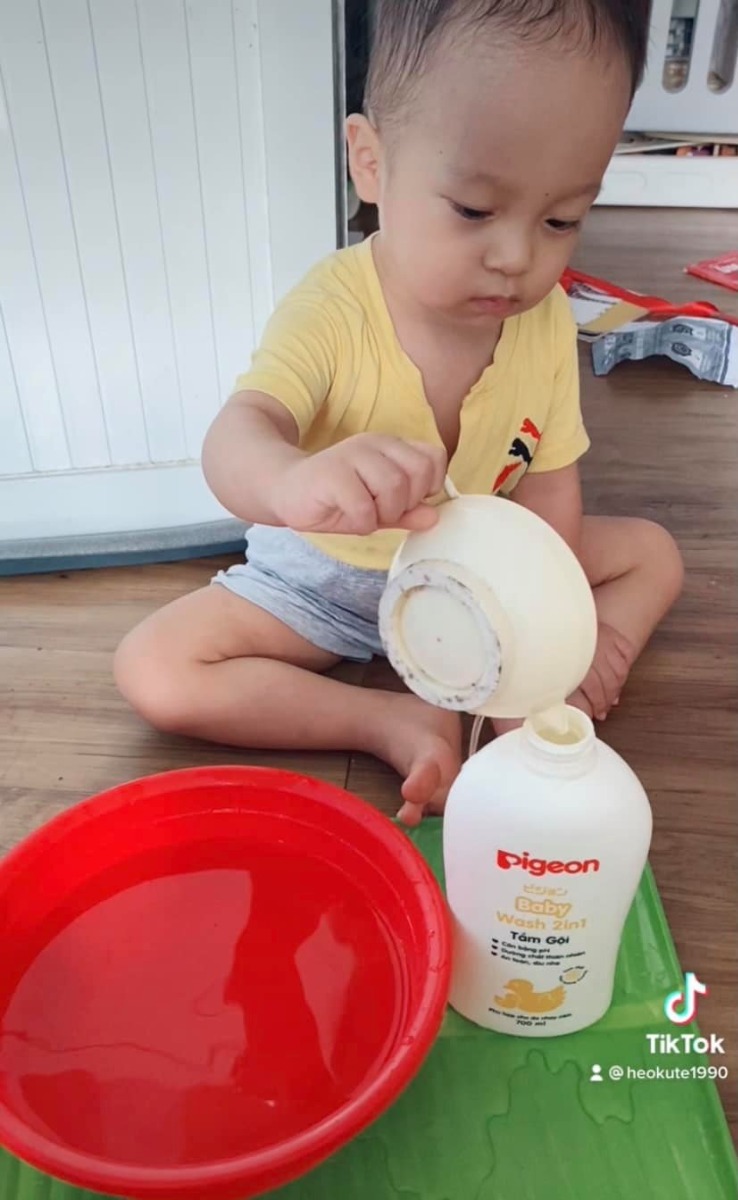 🌸VÌ SAO BÉ THÍCH LẶP ĐI LẶP LẠI?!

Maria Montessori đã từng nói: “sự tập trung của trẻ có thể đạt đến độ như thầy tu đang thiền” và mình đã chứng kiến điều này thông qua các hoạt động vận động tinh rất đơn giản cho con như việc xúc gạo, đổ nước..mình cứ thấy con cứ làm 1 việc mà hơn chục lần, cứ đổ ra rồi lại đổ vào, cứ như thế mẹ nhìn mà chóng mặt 😵

Rồi cả khi đọc truyện cũng vậy, 1 quyển truyện cứ đọc tới đọc lui mà không hề chán.

Vì sao thế nhỉ?! Điểu này có tầm quan trọng gì trong việc phát triển não bộ của con?!

👉"Practice makes perfect” - thực hành nhiều một kỹ năng là chìa khóa dẫn tới sự hoàn hảo, thành công. Sự lặp lại không chỉ là một điều kiện tốt để trẻ phát triển mà nó còn là một nhu cầu tất yếu của trẻ.

👉Sự lặp lại giúp làm mạnh các kết nối thần kinh đã hình thành nhờ tăng tốc độ myelin hóa xung quanh các dây thần kinh và các kết nối thần kinh. Việc này dẫn đến việc xử lý các tín hiệu nhận được từ các giác quan nhanh hơn, hiệu quả hơn và do đó là công việc thực hiện được tốt hơn. Kỹ năng mới được hình thành. 

👉Sự lặp lại giúp trẻ đạt được sự tập trung trong công việc. 

👉Sự lặp lại giúp trẻ rèn luyện sự quyết tâm, kiên trì để làm một việc gì - một phẩm chất cần thiết và đáng trân trọng, giúp trẻ thành công trong cuộc sống. 

👉Sự lặp lại ươm mầm cho sự sáng tạo. Khi ta làm một việc gì đủ lâu, ta sẽ nghĩ ra một cách làm khác thú vị hơn. 

👉Sự lặp lại không chỉ giúp trẻ đạt được kỹ năng nào đó sau một thời gian nỗ lực, cố gắng mà còn mang đến cho trẻ những cảm giác tích cực về bản thân: “Mình đã làm được rồi. Là chính mình, mình tự làm mà không cần có sự giúp đỡ của ai khác”. Sự tự tin, niềm tự hào dần dần được xây dựng sẽ ngày càng khuyến khích trẻ tiếp tục hoạt động và khám phá sức mạnh của bản thân. Trẻ bị xao lãng, nhảy hết từ hoạt động này sang hoạt động khác ít khi trải qua cảm giác này. 

Tóm lại,"Repetition is the secret of perfection”. Sự lặp lại là nền tảng cơ bản cho việc học, phát triển kỹ năng và đạt được kỹ năng mới của bất kỳ em bé nào trên thế giới này.