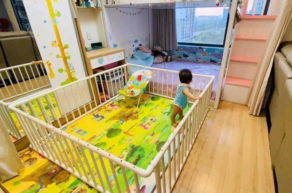 ĐÂY CÁC ÔNG BỐ TUYỆT VỜI NHÉ! ❤

Truyền cảm hứng từ các bài viết các ông bố làm nhà đồ chơi cho bé trong group. Xin giới thiệu vs cả nhà dự án đầu tay: cũi quây hàng rào làm từ ống nhựa PVC, vs chi phí <500k, thời gian làm trong 1 buổi.

Lúc đầu tính dùng tre để làm, nhưng ở tp khó kiếm/không có. Tuy nhiên sau khi dùng ống PVC này, kết quả vượt ngoài mong đợi về tính thẩm mỹ, an toàn, dễ làm và chắc chắn.

Dự là cái cũi quây hàng rào này sẽ giúp bé nhà mình biết đi nhanh hơn, rồi sau đó mình sẽ làm villa biệt thự cho bé sau ^^

I. Chuẩn bị:
- 5 ống phi 32, giá ~ 40k/ống
- 8 nối chữ T, phi 32 ~ 6k/cái
- 8 nối chữ L, phi 32 ~ 5k/cái
- 11 ống phi 20, giá ~ 16k/ống
- 32 con ốc vít nhỏ ~ 5k

II. Tiến hành làm

1.Làm khung từ ống 32

- Cắt đôi 4 ống (2.9m/ ống) thành 8 đoạn (1.45m/ đoạn)
- Khoan 16 lỗ, kích thước 20mm, khoảng cách các lỗ 9cm
- Cắt 1 ống thành 4 trụ (45cm/ trụ)

2.Làm thanh chắn từ ống 20:

- Cắt 11 ống phi 20 thành 64 đoạn, mỗi đoạn 48cm.

3.Lắp ráp

- Dùng 8 nối T và L ráp khung như hình
- Lắp các thanh chắn phi 20mm vào các lỗ.

4.Gia cố bằng ốc

- Bắt ốc và các khớp đầu nối và ống như hình

5.Vệ sinh trc khi dùng

Chúc các bạn có nhiều niềm vui khi tự làm một số món đồ cho gia đình!