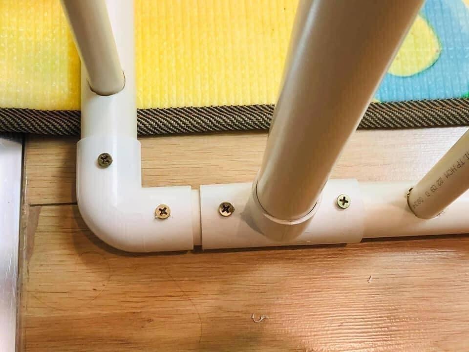 ĐÂY CÁC ÔNG BỐ TUYỆT VỜI NHÉ! ❤

Truyền cảm hứng từ các bài viết các ông bố làm nhà đồ chơi cho bé trong group. Xin giới thiệu vs cả nhà dự án đầu tay: cũi quây hàng rào làm từ ống nhựa PVC, vs chi phí <500k, thời gian làm trong 1 buổi.

Lúc đầu tính dùng tre để làm, nhưng ở tp khó kiếm/không có. Tuy nhiên sau khi dùng ống PVC này, kết quả vượt ngoài mong đợi về tính thẩm mỹ, an toàn, dễ làm và chắc chắn.

Dự là cái cũi quây hàng rào này sẽ giúp bé nhà mình biết đi nhanh hơn, rồi sau đó mình sẽ làm villa biệt thự cho bé sau ^^

I. Chuẩn bị:
- 5 ống phi 32, giá ~ 40k/ống
- 8 nối chữ T, phi 32 ~ 6k/cái
- 8 nối chữ L, phi 32 ~ 5k/cái
- 11 ống phi 20, giá ~ 16k/ống
- 32 con ốc vít nhỏ ~ 5k

II. Tiến hành làm

1.Làm khung từ ống 32

- Cắt đôi 4 ống (2.9m/ ống) thành 8 đoạn (1.45m/ đoạn)
- Khoan 16 lỗ, kích thước 20mm, khoảng cách các lỗ 9cm
- Cắt 1 ống thành 4 trụ (45cm/ trụ)

2.Làm thanh chắn từ ống 20:

- Cắt 11 ống phi 20 thành 64 đoạn, mỗi đoạn 48cm.

3.Lắp ráp

- Dùng 8 nối T và L ráp khung như hình
- Lắp các thanh chắn phi 20mm vào các lỗ.

4.Gia cố bằng ốc

- Bắt ốc và các khớp đầu nối và ống như hình

5.Vệ sinh trc khi dùng

Chúc các bạn có nhiều niềm vui khi tự làm một số món đồ cho gia đình!