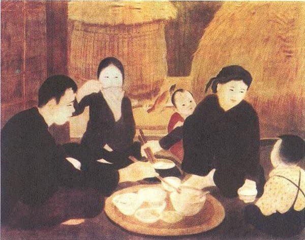 **TẠI SAO MẸ KHÔNG CHO TÔI XỚI MỘT XỚI CƠM? VỀ QUY TẮC TRÊN MÂM CƠM CỦA NGƯỜI VIỆT **

Tôi kể người nghe chuyện một cô gái gần 20 tuổi có thói quen ăn cơm trên giường, vừa ăn vừa học, vừa ăn vừa làm việc, lâu lâu đãng trí có thể bê bát cơm vào nhà tắm phải ăn một bữa cơm với những vị khách của mẹ và phải tuân thủ chuẩn mực những quy tắc trên mâm cơm.

Bố tôi không còn cái thói quen đưa chân lên ngồi ăn nữa, mẹ tôi không còn những câu chửi đi vào lòng người mỗi bữa cơm mà niềm nở cười với tôi như thể tôi là đứa con gái yêu quý chưa từng gây ra lỗi lầm nào của bà.

Trước khi ăn, họ làm một hành động mà đến giờ tôi cũng không biết nó là gì, chỉ biết phải nhắm mắt, chắp tay trong khoảng 30s. Tôi đoán hình như là một nghi thức để cảm ơn trời đất vì vẫn còn được ăn một bữa cơm ngon. Bát cơm không được xới nhiều, trong bữa ăn phải đảm bảo không một tiếng động nào có thể phát ra: nhai cơm phải nhai thật nhẹ, cơm và vào miệng không được quá nhiều. Lúc ăn phải bưng bát cơm lên mà không được đặt xuống bàn ăn để ăn. Tôi cảm tưởng thời gian tôi ăn hết một bát cơm dài như số năm ăn hại của mình trên đời.

Mỗi người sẽ có hai bát. Một bát để ăn cơm, một bát để múc canh từ tô lớn trên mâm cơm thay vì múc trực tiếp vào bát cơm. Trên mỗi đĩa thức ăn sẽ đặt một đôi đũa hoặc thìa riêng, khi muốn gắp thức ăn, phải dùng đũa riêng để gắp trước vào bát của mình, sau đó mới được dùng đũa để ăn.

Đương nhiên là, một đứa con gái như tôi đã phải gồng suốt cả một bữa ăn để tỏ ra mình thật ngoan hiền, tôi đoán bố tôi cũng không khác gì. Sau hôm đó, tôi đã than phiền với mẹ tại sao lại nhiều quy tắc thế, người mẹ của tôi đương nhiên không còn nhìn tôi với ánh mắt âu yếm mà thay vào đó là một cái lườm nguýt: “Ngày xưa bà mày còn bắt tao học nhiều quy tắc hơn”.

Thì đúng là người Việt trước đây có rất nhiều quy tắc. Ngoài những cái tôi phải làm bên trên thì còn một vài thứ khác.

Một vài quy tắc về tâm linh như: Không được xới cơm 1 lần hoặc 3 lần bởi vì quan niệm “một xới cho ma, ba xới cho chó”, không chọc thẳng đũa vào bát cơm vì nó nó trông giống nén nhang, không gõ bát đũa khi ăn vì sẽ giống như nghi thức gọi ma.

Vài quy tắc trên bàn ăn như: Ngày xưa, có lúc người giúp việc ăn cùng mâm với chủ nhà, khi gắp, chủ nhà để thế tay ngang nhưng người giúp việc thế tay úp; Khi gắp thức ăn cho người khác phải trở đầu đũa và tránh để áo dính vào thức ăn; Phải đặt muỗng múc canh không nằm ngửa trong tô; Không ngậm đũa, thìa để làm việc khác; Không được rung đùi dù là ngồi trên bàn hay ngồi quanh mâm; Không ăn liên tục món ăn dù mình rất thích và phải ăn hết sạch thức ăn trong bát; Nếu làm khách thì không nên tự ý ngồi vào bàn ăn khi chủ nhà chưa mở lời và phải ngồi theo sự sắp xếp của gia chủ.

Nói chung là vô cùng nhiều luôn.

Ngày nay, khi ăn cơm cùng gia đình, bạn bè thân thiết có thể sẽ thoải mái hơn, nhưng mỗi khi có dịp quan trọng, người ta cũng sẽ không bao giờ quên đi những quy tắc này, nó không chỉ là một phong tục, còn thể hiện nét văn hóa của mỗi cá nhân. (Còn tôi thì vẫn đang cố gắng để tiếp thu hết thứ kiến thức này 😭)