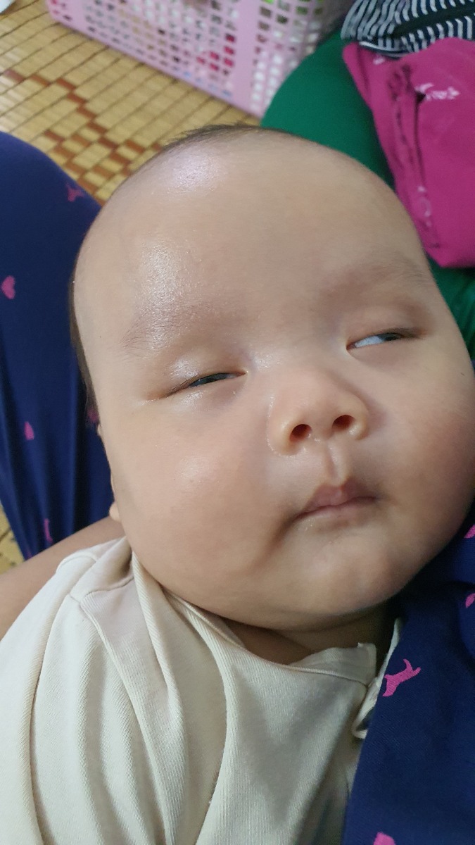 Chào mọi người. Bé nhà mình được 2 tháng, mình định luyện cho con EASY. Nhưng bé nhà mình có tật ngủ gà, ban ngày bé ngủ, mới vào giấc ngủ rất say, đặt nằm hoặc bé tự ngủ nhưng chỉ 15 -20 phút là tự tỉnh, có vỗ, có ti giả bé cũng không ngủ sâu lại, chỉ lơ mơ ngủ gà. Có mom nào cũng như vậy không? Có cách gì khắc phục tật ngủ gà của bé không nhỉ?