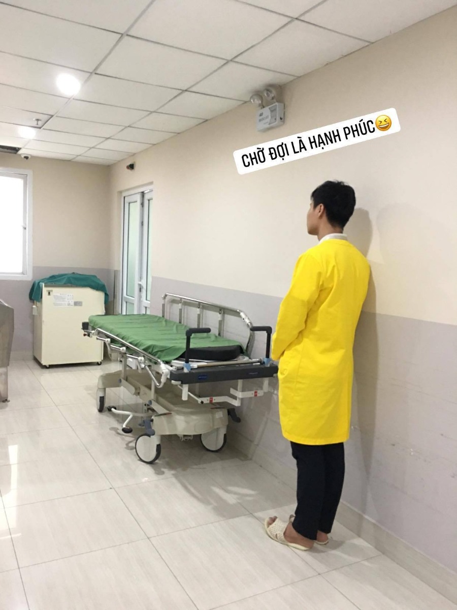 Trong lúc chờ vợ đẻ thì chồng các chị em làm gì ???

Hôm đẻ các anh chị định xuống quay clip cho em nhưng đẻ nhanh quá không kịp quay bù lại được quả ảnh người chồng đứng rất "nghiêm túc" chờ vợ đẻ

Nghe bảo còn rơm rớm nước mắt Nhưng đẻ xong chỉ được ngày đầu, ngày hôm sau lại chọc cho chửi