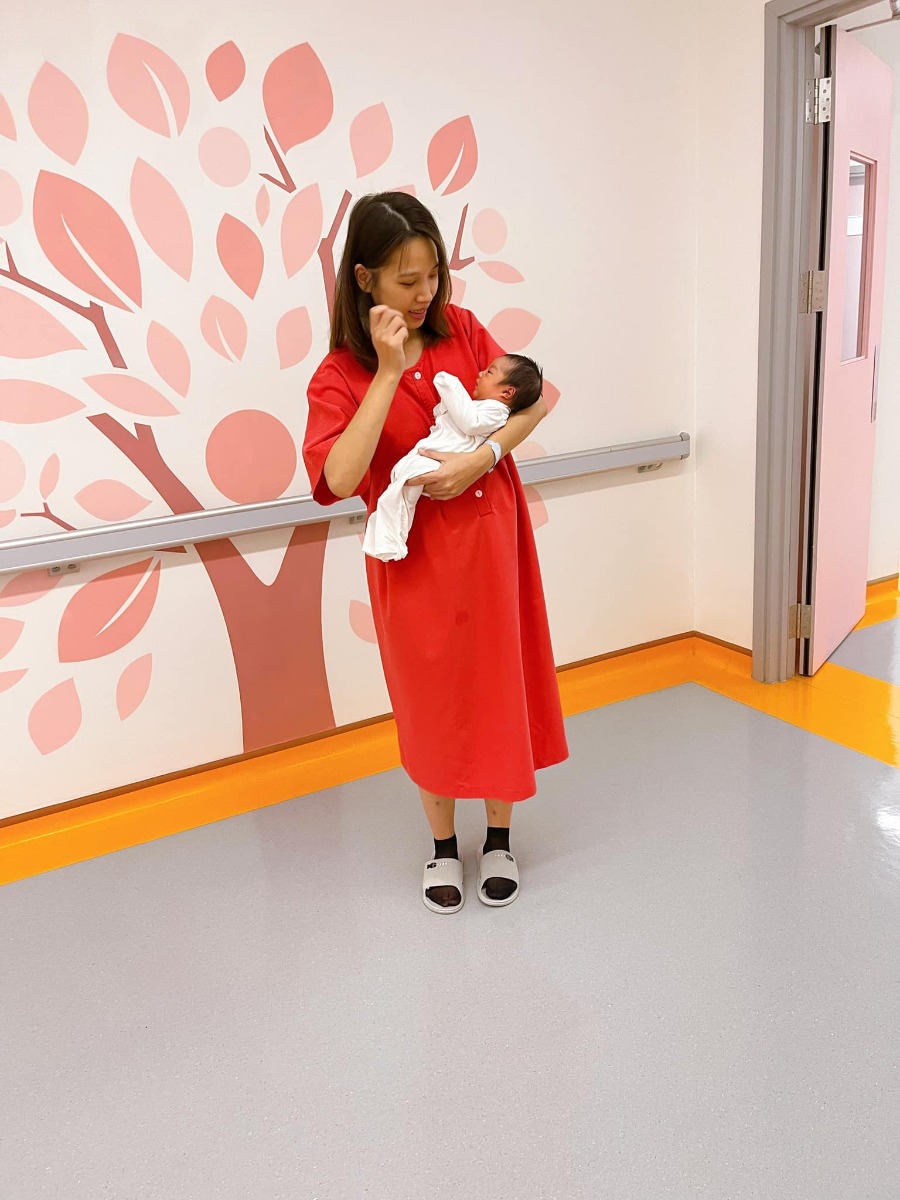 REVIEW ĐI ĐẺ MÙA DỊCH MỘT MÌNH 😍

Vì là mùa dịch nên hai mẹ con cháu phải ở cùng nhau hai mình 4 ngày liền 😆, nên mẹ cháu khá rảnh viết vài dòng review cho vui nhé các bác 🥰

Lần 1 mẹ cháu đẻ vinmec, Lần 2 này mẹ cháu đăng kí gói sinh mổ ở Việt Pháp để gửi gắm thân mình mùa dịch 🥰 , bởi tiện gần nhà , chi phi hợp lý hơn vinmec (so sánh hiện tại) và viện có chăm sóc mẹ và bé 24/24 nên mẹ thích chỉ cần vác bụng bầu đi đẻ thôi 😆 

✅ Mẹ Moon là được xếp ca mổ đầu tiên trong ngày 18/10. Ngày hôm trước em qua viện làm test nhanh 350k nên sáng 6h30 vào viện luôn, được cô y tá dẫn chọn phòng và tắm rửa sát khuẩn sạch sẽ, nằm nối truyền nước 1 lúc khoảng 8h là được đẩy phòng mổ r chu đáo. Phòng mổ của viện đẹp và sạch sẽ. Các cô y tá hỏi thăm mẹ liên tục và đặc biệt khi nằm sinh được luồn ống sưởi vào 2 bên tay ấm cực phê ( điểm này vinmec k có) 😍

✅ Mẹ Moon được bác sỹ Thu - Trưởng khoa sản mổ nên yên tâm, dù có thuốc tê nhưng mọi thao tác mẹ đều cảm nhận rõ ràng và rất nhanh. 8h56 bác đặt dao mổ bắt đầu thì 8h58 bé Moon “ oe oe “ 🥰
Các cô y tá nhanh chóng bế con cho mẹ nhìn ngắm thơm má, hai mẹ con khóc sướt mướt, cả phòng ai cũng khen tv bé xinh quá 😍 mẹ sướng nổ mũi luôn. Ê kíp mổ và gây tê ca của em rất ân cần chu đáo, điểm 10 ạ 👍🏻 
Sau đấy mẹ cháu đc đưa đến phòng hậu phẫu để theo dõi và vì mẹ đi sinh 1 mình nên các cô hỗ trợ bé Moon cũng được đưa đến để da kề da vs mẹ luôn. Nằm khoảng 2 tiếng hơn thì mẹ cùng con xuống ph nghỉ ngơi tiếp . 

✅ Phòng ở thì màu hồng cute và cực kì sạch sẽ. Mùa dịch nên các mẹ dc chọn phòng và được ở phòng riêng không mất thêm phí nếu ở 1 mình, Hàng ngày đều đc lau dọn cẩn thận liên tục. Đồ dùng cá nhân cho mẹ và bé cũng đc chuẩn bị vô cùng đầy đủ, váy mẹ màu hồng lên dáng cực yêu nữa (ảnh minh hoạ) 😆 

✅ Ở VP sau sinh 3 tiếng dc uống nc, 6 tiếng dc ăn mà chưa cần đánh hơi, ôi ăn bát cháo lúc đói sướng vô cùng ạ 😆  Buổi tối tầm 9h các cô đã hướng dẫn cho mẹ đứng lên đi lại, hôm sau là đã tắm rửa gội đầu thơm tho cả hai mẹ con đc r ^^ (viện có cả dịch vụ các cô tắm cho mẹ nhé, nhưng mẹ chỉ nhờ hỗ trợ ngày đầu hôm sau tự túc 🤣) Cần gì cứ bấm nút là các cô tới liền nên dù đi sinh một mình cũng thấy k vấn đề 😆

✅ Đồ ăn ngon lắm ạ, ngày nào mẹ Moon cũng order đủ 5 bữa, chưa kể gọi thêm món :”> ngày nào cũng canh giờ ăn đến rồi để ngồi chén sạch hihi

Đến hiện tại thì mẹ cháu r hài lòng và hai mẹ con cháu tiếp tục tận hưởng 3 ngày nữa đây ạ 🥰 chúc các mẹ đi sinh mùa dịch an toàn và vui vẻ nha. Yêu thương nhiềuuu ạ hihi 😘😘