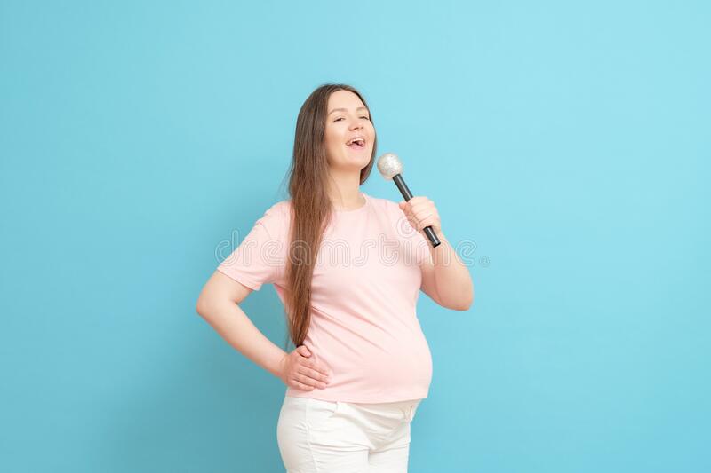 MẸ BẦU HÃY HÁT KARAOKE CHO BÉ NGHE NHÉ 

Nói tới hát karaoke các mẹ bầu có... sợ không ạ? Mamibabi đã nhận được nhiều câu hỏi như: 

- Đi hát karaoke có ảnh hưởng đến thai nhi không?
- Bầu tháng cuối đi hát karaoke có được không?
- Bà bầu đi hát karaoke có sao không? 
- Có được hát karaoke không nếu đang mang bầu

Đúng là những âm thanh quá ồn ào ở các phòng hát có thể ảnh hưởng không tốt tới thai nhi. Vậy các mẹ hãy ở nhà và tự hát karaoke cho con nghe nhé. Tốt nhất các mẹ hãy rủ bố và mọi người trong gia đình hát cùng cho vui ạ. 

Mamibabi đã có sẵn rất nhiều nhạc thai giáo karaoke cho mẹ. Đây đều là các bài hát thiếu nhi rất dễ thương và dễ hát. Mẹ và các thành viên trong gia đình hãy hát với âm lượng vừa phải, đủ nghe để bé không bị khó chịu mẹ nha! 

https://mamibabi.com.vn/karaoke 

#nhạc_thai_giáo #nhacthaigiao 
#thaigiao #thai_giáo #thaigiáo #mangthai #babau