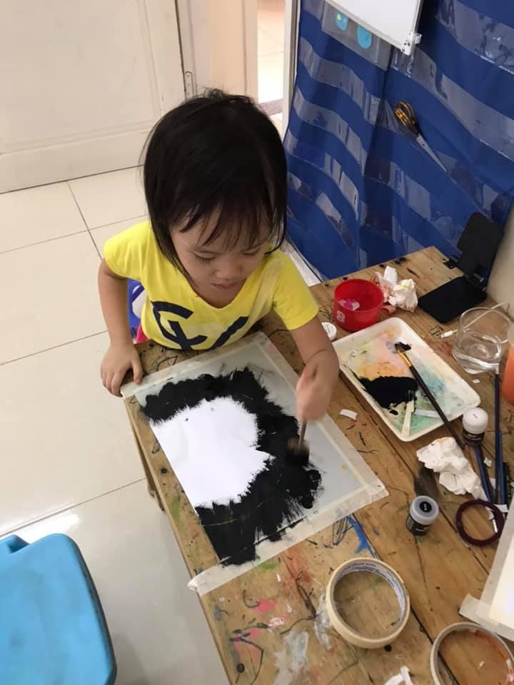 Gửi tặng đến các bà, các mẹ như lời chào, lời cảm ơn vì đã chia sẻ nhiều điều bổ ích, lí thú để mẹ con em học hỏi. 

Chúc các bà các mẹ một ngày lễ thật vui, mạnh khoẻ, bình an cùng gia đình vượt qua đại dịch. 

Không biết có mẹ nào như em không? Vì mong con vui vẻ, có nhiều trải nghiệm hơn mà trưa k ngủ, thức đêm mò hôm tìm rồi làm học liệu cho con. Bỏ quên đi bản thân để con mình lên trước. Rồi nhan sắc đi xuống, sức khoẻ cũng vì thế mà ảnh hưởng. Rồi em nhận ra khi mình không khoẻ chơi với con cũng chả vui. Không khoẻ cũng chả đủ sức chăm con. 

Khi mình không yêu mình cũng sẽ chẳng dạy con biết yêu bản thân nó. Em thấy mình đang cố quá. Và em dừng lại đặt câu hỏi: điều con cần thực sự là gì? Nếu nó biết để đổi lấy vài phút vui vẻ của nó mẹ nó đánh đổi nhiều thứ vậy liệu nó có thực sự cần những thứ đó không? 

Em chậm lại 1 nhịp và bắt đầu cân bằng lại giữa việc chăm con và chăm mình. Tuy chưa đâu vào đâu nhưng cũng đang thay đổi bản thân dần dần. 

Đồng hành cùng con là quá trình dài hơi không phải ngày một ngày hai nên bản thân mẹ cũng phải chuẩn bị thật tốt sức khoẻ, tâm lí và kiến thức. Mọi người hay nói là dắt ốc sên đi dạo. Em thấy đúng. Chầm chậm thôi nhưng nhất định tiến về phía trước.

Đấy là suy nghĩ và trải nghiệm của bản thân em có thể không đúng với người khác. Nhưng những gì em muốn nhắn nhủ là:  Phụ nữ à! Hãy thương lấy mình.