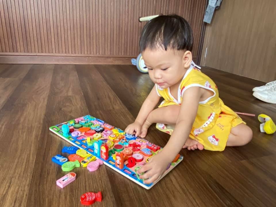 Hi cả nhà ! 
Rất vui khi được tham gia nhóm của mình ạ! Hôm nay mình muốn chia sẽ một vài kinh nghiệm của mình về việc dạy bé Nắng nhà mình ! 

Hi vọng sẽ giúp các mom có thêm động lực với bé yêu nhà mình ! 
Bé Nắng nhà mình năm nay 20m . Mình bắt đầu chú trọng việc dạy cho bé khi bé 13m tuổi . Mình không phải người mẹ chăm chú dạy cho con thật giỏi, mà luôn tôn trọng sở thích của con . 

Qua các sở thích của con mình xen lẫn vào hai việc , thứ nhất đó là học tiếng anh vì bản thân mình cũng là giáo viên Tiếng Anh , thứ 2 đó là phát triển trí tuệ ,IQ . Vì phụ huynh thấy nếu đứa bé tốt hai mặt mặt thì sau này sẽ nhẹ nhàng cho các mom ạ. 

☘☘Về Tiếng Anh: 
- Thứ nhất mình sử dụng Tiếng Anh trò chuyện với bé . 
- Thứ hai mình tắm ngôn ngữ cho bé bằng loa , các bài hát . 
- Thứ ba mình đọc truyện Tiếng Anh cho bé mỗi tối trước khi đi ngủ 
- Bây giờ Nắng 20m mình bắt đầu bước qua dạy học liệu Tiếng Anh cho bé . 

🥰🥰 Vài tip nhỏ các mom chọn sách cho bé : 
- Nếu các mom có bé 1-10m tuổi phụ huynh nên mua sách vải used (mua cũ) và sách ehon song ngữ hoặc các loại sách mềm : vừa tiết kiệm chi phí mà tập bé thói quen yêu sách trc. 
- các bé 10m- trở lên : nếu bé yêu sách phụ huynh có thể chọn bé nhiều loại sách, sách thiên về tư duy, cảm xúc , vận động, giải trí...nếu bé vẫn không thích và xé sách thì nên mua sách cứng hoặc mua băng keo dán các mép của sách lại . 

☘️☘️Về trò chơi tư duy, trí tuệ 
- Mình tập trung các trò chơi bằng gỗ , Montessori cho bé : logic 7 in1 , puzzle , rút gỗ, lắp ráp gỗ hình khối...các trò chơi này sẽ giúp bé có thời gian suy nghĩ , tư duy để chơi và sáng tạo . 
Mình áp dụng trò logic 7 in1 khi Nắng 15m tuổi , và bé lắp hết 4 mươi mấy chi tiết của bảng  . Và 20m lắp puzzle 10 chi tiết ạ. 
- Một vài trò chơi tự sáng tạo bằng nắp chai , pom pom hay đồ vật khác . ( mình không có time nhiều chơi với Nắng nên đa phần mình giúp con tự chơi ) 
- Mẹ Nắng vừa làm mọi việc và chăm Nắng nên trò chơi rót nước vào bình, bình to bình nhỏ ấm chén bát , time đó mẹ Nắng làm rất nhiều việc ạ.

Mỗi mom đều có cách dạy các bé nhưng đều chung mục đích muốn con mình được phát triển đúng không ạ? Mẹ Nắng hi vọng sẽ giúp các mom cùng nhau chia sẽ kinh nghiệm mình có được . 
Chúc các mom và các bé có thời gian vui vẻ ạ.