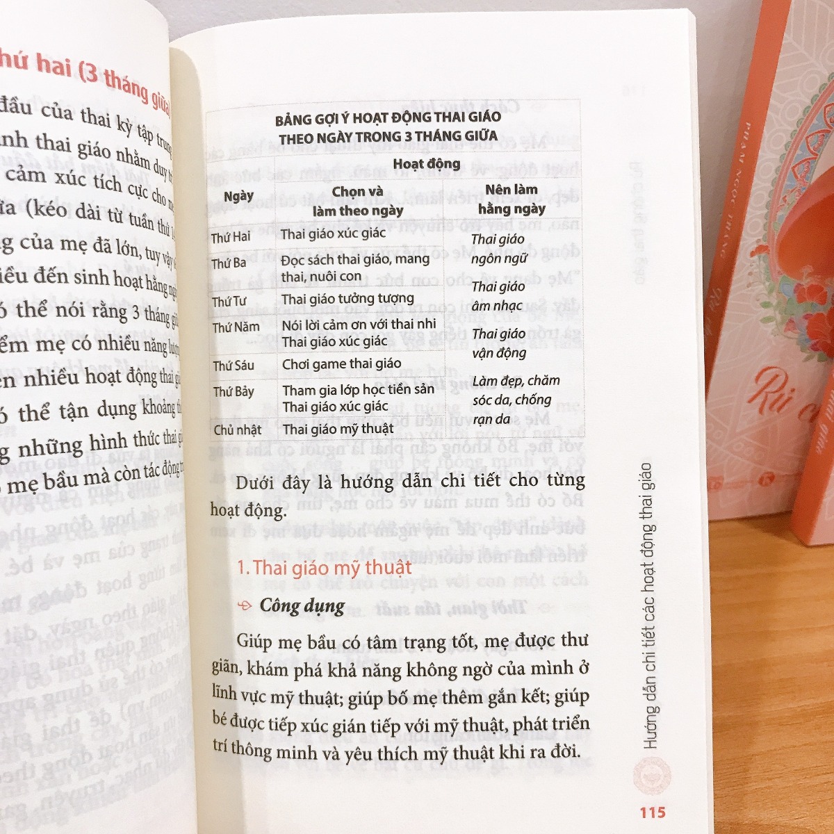 RA MẮT SÁCH "RỦ CHỒNG THAI GIÁO"

“Em làm gì vậy?”

“Em đang cho con nghe nhạc!!!”

Miệng mình há hốc, không thể bày tỏ hết sự ngạc nhiên khi vợ mình, đang bầu tháng thứ tư, mở nhạc Mozart trên YouTube rồi để điện thoại cạnh bụng cho “ông nhõi” nhà mình, lúc đó còn chưa chịu máy cho mẹ yên lòng, nghe nhạc.

“Hả, em nghe hay con nghe? Nó mới chưa được 4 tháng, đã biết gì đâu mà nghe?”

“Thế mà biết đấy anh ạ, chỉ có anh là chưa biết về thai giáo thôi!”

“Thai giáo á? Môn gì vậy? Sao anh chưa thấy bao giờ?”

Nếu các mẹ cũng như mình, lần đầu nghe về khái niệm thai giáo, thì xin được chúc mừng mẹ đã tới đúng chỗ.

Ở thời điểm gần 2 năm trước khi viết những dòng đầu tiên của cuốn sách này, thai giáo thật khó hiểu với cả hai vợ chồng mình. Mỗi tối, mình lại thấy vợ lên YouTube, tìm nhạc bà bầu để mở cho con nghe. Rồi mình lại thấy vợ xem ảnh các em bé đáng yêu, nhắm mắt tưởng tượng bé Heo (con của tụi mình) sau này sinh ra cũng sẽ dễ thương như vậy.

Mang bầu bé Heo là thời điểm lần đầu tiên hai vợ chồng mình được tiếp xúc với thai giáo, mọi thứ thật mơ hồ, lạ lẫm. Lúc ấy, cá nhân mình vẫn chưa tin thai giáo có tác dụng thực sự. Chính vợ mình là người đã rủ và thuyết phục mình thai giáo cho con mỗi ngày.  

Tụi mình bắt đầu thai giáo cho con bằng những hoạt động dễ làm như nghe nhạc, xoa bụng nói chuyện với con, đi dạo ngắm cảnh… Dần dần sau này mình mới hiểu ra rằng nếu muốn rủ chồng thai giáo, các mẹ sẽ cần làm cùng chồng những hoạt động hết sức đơn giản.

Mình chỉ thực sự tin thai giáo có tác dụng sau khi Heo ra đời. Trộm vía, Heo đã biết phân biệt ngày đêm từ rất sớm, ăn ngoan, ngủ ngoan theo lịch mà không cần luyện EASY, có khả năng tự ngủ tốt, không cần bế ru, dỗ dành. 

Bất ngờ hơn, Heo nhận ra và biết nhún nhảy theo điệu nhạc của bài hát thai giáo mà trước đây vợ mình hay nghe. Heo có khả năng cảm thụ âm nhạc rất tốt, hài hước, vui vẻ và thể hiện hứng thú với đàn piano ở thời điểm 1 tuổi rưỡi.

Vẫn còn quá sớm để nói được điều gì về tác dụng của thai giáo đối với bé Heo nhà mình, nhưng có thể chắc chắn một điều rằng thai nhi có thể cảm nhận, hiểu và ghi nhớ những hành động (thai giáo) của bố mẹ.

Trở lại thời điểm vợ mình mang bầu, việc nghe nhạc thai giáo trên YouTube có khá nhiều bất tiện, hơn nữa, thai giáo không chỉ có nghe nhạc. Sẵn nghề làm phần mềm, mình quyết định sẽ viết ứng dụng thai giáo trên điện thoại cho vợ dùng, giúp thai giáo dễ dàng hơn và có thể làm mỗi ngày.

Nếu mẹ đang bắt đầu tìm hiểu về thai giáo thì cũng sẽ giống như tụi mình khi bắt đầu thiết kế những bài thực hành thai giáo đầu tiên. Cảm giác ban đầu là choáng ngợp trước những thông tin trên mạng, có quá nhiều thứ hỗn độn, quá nhiều định nghĩa mà đa phần đọc xong không biết bắt đầu ra sao, không biết tối nay nên thai giáo cho con bằng hình thức nào…

Tụi mình đặt tên ứng dụng là Mamibabi. Ở thời điểm viết cuốn sách này, Mamibabi đã được hơn 150,000 mẹ bầu trên khắp Việt Nam sử dụng thai giáo cho con mỗi ngày.

Thông qua việc phân tích hành vi cũng như tìm hiểu tâm lý, mong muốn của bố mẹ trong quá trình thai giáo cho con bằng Mamibabi, mình viết cuốn sách này theo một góc nhìn hoàn toàn mới lạ, khác biệt so với những tài liệu về thai giáo mẹ có thể tìm thấy.

Thai giáo thực ra rất đơn giản. Những bài tập trong sách cũng rất dễ làm, đọc xong mẹ có thể nắm bắt và thực hành được ngay. 

Quan trọng hơn cả, từ góc nhìn của một ông bố, một người chồng, các mẹ sẽ nắm được cách để “lôi kéo” chồng mình tham gia vào việc thai giáo, chăm sóc vợ khi bầu, cũng như việc nuôi dạy con cái sau này.

Cuốn sách còn chứa đựng những câu chuyện thú vị về hành trình thai giáo; những tâm sự, nỗi niềm, trăn trở vô cùng đa dạng của các ông bố, bà mẹ với những hoàn cảnh khác nhau. Duy chỉ có một điều không khác, dù trong hoàn cảnh nào, đó là tình yêu thương vô bờ bến mà các ông bố, bà mẹ dành cho đứa con trong bụng của họ.

Mình chỉ là một ông bố bình thường như bao ông bố khác, từng dành nhiều thời gian cho công việc hơn gia đình. Bé Heo nhà mình cũng không có gì nổi trội đặc biệt. Mong muốn của mình khi làm Mamibabi và viết cuốn sách này chỉ đơn giản là cùng vợ dành thêm thời gian cho việc nuôi dạy con cái.

Mình mong rằng với những kinh nghiệm từ hai vợ chồng mình, trực tiếp làm ra ứng dụng Mamibabi và viết nên cuốn sách này để dùng cho con mình, nó sẽ khác biệt và thực tế hơn so với những gì bạn có thể tìm thấy.

Cuối cùng, chỉ cần bạn dành thời gian và tình yêu cho đứa con của bạn trong bụng thì em bé chắc chắn sẽ phát triển theo đúng mong ước của bạn.

Chúc bạn thai giáo hiệu quả và có một hành trình làm mẹ tuyệt vời!

Bạn có thể đặt mua sách tại link dưới đây, sách tặng kèm 10 tranh tô màu thai giáo mỹ thuật cực hấp dẫn:

- Mua trên TIKI: https://shorten.asia/xeffzV1Y
- Mua trên Shopee: https://shorten.asia/AsKC7CTC

Phạm Ngọc Thắng
CEO Mamibabi