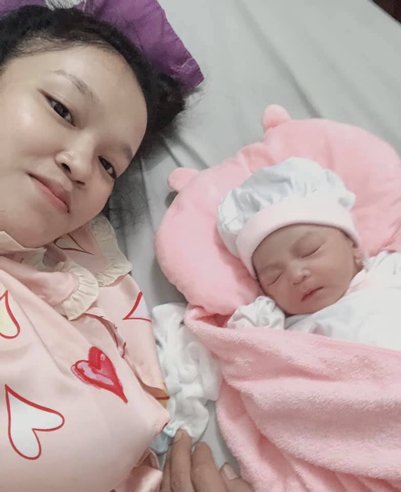 Review sinh tại bv 512 bình dương
Chào cô chúc bác nhé .. bé Mây đang có mặt tại Quân đoàn 4 .. bv 512 bình dương
E con so bị khó đẻ ,từ sáng tới tối mới mở 4p,chọc ối r tự đợi mở phân e la làng muốn sập bv nhưng bv ai cũng nhẹ nhàng k quát chửi 🥰🥰  bé dk 3kí 
Em đẻ gói dv k có bhyt đóng trước 8tr .. cái này họ đề ra vậy nhưng muốn đóng ít trước cũng dk nha , test 2 vk ck gần 500k .. lúc vô lm hồ sơ lặt vặt này nọ k có bhyt thì cũng tầm dưới 1tr là xong..